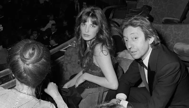 Uma das músicas mais famosas e polêmicas do planeta, “Je t’aime… moi non plus”, escondeu por quase vinte anos um segredo que muda completamente a forma de enxergar o escândalo: a versão original não era com Jane Birkin, mas com Brigitte Bardot, gravada em clima de adultério, pressão e proibição. Enquanto o mundo achava que conhecia a história, a gravação verdadeira ficou trancada como se fosse um crime. Serge Gainsbourg, já conhecido por provocar e desafiar limites, atendeu ao pedido de Bardot: ela queria “a canção de amor mais bonita possível”. Ganhou algo tão íntimo, tão carregado de desejo e frustração, que o próprio marido, o milionário Gunter Sachs, explodiu ao saber da existência da faixa. Resultado: exigiu o fim do romance e o enterro da música. Por que essa gravação ficou escondida? Ela foi engavetada por pressão direta do marido de Bardot, que não aceitou ver o adultério eternizado em disco. Quem pediu para a música não sair? A própria Brigitte Bardot, pressionada pelo escândalo iminente e pelo risco de destruir seu casamento na época. Gainsbourg obedeceu, mas não esqueceu. Guardou a fita como um troféu proibido. Meses depois, conheceu Jane Birkin e decidiu ressuscitar a canção – agora com outra voz, outro rosto e a mesma carga de provocação. A partir daí, o que era um segredo íntimo virou munição para chocar o mundo. Como a nova versão foi diferente? A gravação com Birkin ganhou voz mais aguda, respirações e gemidos ainda mais evidentes, acentuando o clima erótico. Por que tantos países censuraram a música? Porque, para os padrões da época, os sons de intimidade eram considerados escandalosos e moralmente inaceitáveis em rádio. A reação foi em cadeia: censura em vários países, proibição em horários normais, rejeição oficial no Brasil, boicote em rádios dos Estados Unidos e, no auge da indignação moral, o Vaticano atacando publicamente a canção. Houve até ameaça de excomunhão a executivos ligados à distribuição. O Vaticano realmente entrou na história? Sim. O jornal oficial da Santa Sé publicou crítica dura, transformando a música em alvo religioso e moral. A tentativa de calar a música funcionou? Não. Como sempre acontece com censura, o efeito foi o oposto: a curiosidade explodiu e as vendas dispararam. Jovens correram atrás do disco justamente porque era proibido. A faixa, em francês, chegou ao topo das paradas no Reino Unido, algo impensável para a época. O que era para ser abafado virou símbolo de rebeldia, desejo e hipocrisia moral. Por que chamam a música de “escândalo erótico”? Porque a maioria ignorou o tom melancólico e focou apenas no aspecto sexual explícito da gravação. Gainsbourg via a música como pornografia? Não. Para ele, era um retrato triste da dificuldade de transformar amor em algo realmente pleno, mesmo na intimidade. Décadas depois, já nos anos 1980, Bardot não aguentou mais ver sua história apagada. Procurou Gainsbourg e pediu a liberação da versão original, aquela gravada em segredo, no auge do romance proibido. Ele aceitou. E o mundo, enfim, pôde ouvir a interpretação que deu origem a tudo. Por que Bardot quis lançar a versão antiga? Ela se incomodava por ter sido apagada da história de uma música que nasceu do pedido dela. A versão de Bardot mudou o entendimento da música? Sim. Ela escancara que o escândalo não era só sobre erotismo, mas sobre traição, poder e controle sobre a narrativa. No fim, “Je t’aime… moi non plus” mostra como uma canção sussurrada pode fazer mais barulho que qualquer grito. Censores tentaram calar. Moralistas tentaram enterrar. Mas a verdade, mesmo atrasada quase vinte anos, acabou vindo à tona – e expôs que, por trás da polêmica, sempre houve algo ainda mais incômodo: o medo de encarar o desejo, a hipocrisia e o controle sobre o que o público pode ou não ouvir. O que essa história revela hoje? Que censura, seja moral, política ou cultural, quase sempre transforma o proibido em ainda mais poderoso.