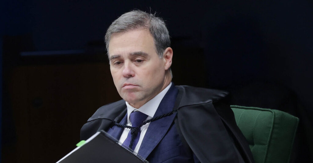 André Mendonça, ministro do STF indicado por Bolsonaro, resolveu tocar na ferida que a esquerda e parte da Corte fingem não ver: o abuso das decisões monocráticas. Em pleno evento público, ele admitiu que, em um “mundo ideal”, esse tipo de canetada individual nem deveria existir, mas hoje virou regra para o Supremo funcionar. Na prática, Mendonça reconhece aquilo que milhões de brasileiros já perceberam: um único ministro pode paralisar leis, interferir em políticas públicas e impactar todo o país sem que o plenário seja ouvido de imediato. E ainda assim, o sistema segue como se fosse normal. Quem ganha com decisões monocráticas? Essa estrutura favorece a concentração de poder em poucos ministros, permitindo que temas sensíveis sejam decididos sem debate amplo e sem transparência plena. Por que isso preocupa tanto hoje? Porque o STF passou a atuar diretamente em disputas políticas, e decisões individuais acabam pesando mais que o voto de milhões de eleitores. Como isso afeta a direita brasileira? A direita tem sido alvo frequente de decisões monocráticas, especialmente em temas de liberdade de expressão, redes sociais e investigações politizadas. Quem é responsável por rever esse modelo? O próprio STF precisa criar mecanismos internos para limitar e revisar rapidamente essas decisões, submetendo-as ao colegiado. Por que Mendonça fala em 'mundo ideal'? Ele admite que o ideal seria outro, mas diz que o volume de processos obriga o uso das decisões individuais. Isso muda algo imediatamente na prática? Ainda não. Ele apenas defende que as decisões monocráticas sejam obrigatoriamente levadas ao plenário depois. O STF aceita bem essa crítica interna? Há resistência. Muitos ministros se acostumaram ao poder quase ilimitado da caneta solo. A esquerda critica ou apoia esse sistema? Em geral, a esquerda silencia quando as decisões monocráticas favorecem suas pautas e narrativas. O Congresso pode reagir a esse cenário? Sim, poderia discutir limites constitucionais mais claros, mas até agora tem se mostrado tímido e acuado. Ao defender que as decisões individuais sejam revisadas pelo colegiado, Mendonça expõe uma contradição incômoda: se todos sabem que o modelo é ruim, por que ele continua intocado? Até quando o Brasil vai aceitar que um único ministro decida o destino de leis, governos e cidadãos, enquanto o discurso oficial fala em “democracia” e “colegialidade”? A fala de Mendonça também joga luz sobre a seletividade do debate público. Quando a direita questiona o excesso de poder do STF, é acusada de “atacar as instituições”. Quando um ministro da própria Corte admite que o sistema está longe do ideal, o silêncio é quase total. Por que decisões monocráticas viraram rotina? Porque o STF acumulou funções demais, virou árbitro de tudo e passou a se meter em temas que deveriam ser resolvidos pela política. Mendonça não propõe o fim imediato das decisões individuais, mas deixa claro que elas precisam ser revistas pelo plenário. É um recado direto: ou o STF se corrige por dentro, ou a crise de confiança vai piorar. Enquanto isso, o brasileiro comum assiste, cansado, a um Judiciário que concentra poder como nunca, um Congresso que hesita em reagir e uma esquerda que só reclama de “autoritarismo” quando não é ela quem está se beneficiando das canetadas. A pergunta que fica é simples: até quando o país vai viver pendurado no humor e na caneta de um único ministro do Supremo?