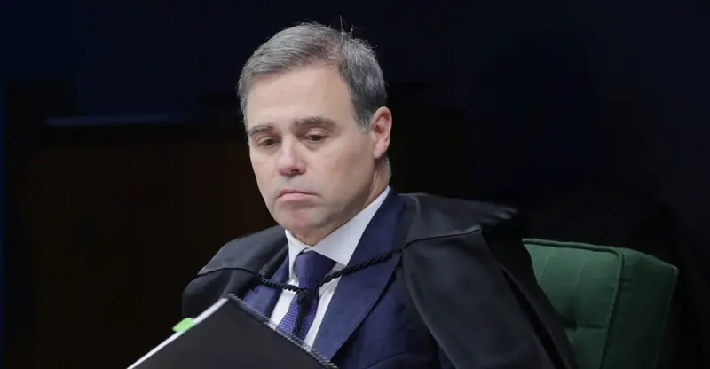 André Mendonça, ministro do STF indicado por Jair Bolsonaro, resolveu falar o óbvio que muita gente no Brasil já sente na pele: o Supremo virou refém das decisões monocráticas. Ele admitiu, em evento público, que num “mundo ideal” elas nem existiriam, mas que hoje o tribunal simplesmente não funciona sem esse poder concentrado na caneta de cada ministro. Ou seja: o próprio STF reconhece que vive de exceção permanente. O discurso bonito de colegialidade cai por terra quando Mendonça admite que, com o volume de processos, o Supremo depende de decisões individuais para continuar operando. Quem ganha com esse modelo? A principal beneficiada é a própria cúpula do Judiciário, que mantém um poder gigantesco nas mãos de poucos, enquanto o cidadão comum assiste, impotente, a decisões que mudam leis, eleições, economia e liberdade de expressão com um único despacho. Por que isso preocupa tanto? Porque a esquerda e seus aliados no sistema sempre defenderam que “instituições estão funcionando”, mas silenciam quando esse funcionamento significa um ministro sozinho travando leis aprovadas pelo Congresso ou interferindo diretamente em políticas de governo. Quem está sendo mais atingido hoje? Na prática, quem pensa diferente do establishment progressista. A direita, conservadores, opositores ao governo e críticos do STF sentem na pele o peso dessas decisões individuais, muitas vezes sem prazo claro para revisão pelo plenário. Quem decide o que vai ao colegiado? Na vida real, é o próprio ministro que tomou a decisão monocrática. Ele escolhe o que entra em pauta, quando entra e se entra. Mendonça fala em “mecanismos” para garantir revisão, mas não apresenta prazos, regras rígidas ou limites objetivos. Por que Mendonça fala disso agora? Porque a pressão da opinião pública cresceu. A crítica às decisões monocráticas deixou de ser apenas da direita e começou a incomodar também quem teme um Judiciário sem freios, acima de qualquer controle democrático. Quem controla o STF hoje, afinal? Na prática, ninguém de fora. Não é o eleitor, não é o Congresso, não é o Executivo. É o próprio STF, que define suas regras, seus tempos e seus limites – e agora admite que vive apoiado em decisões individuais que ele mesmo diz não serem “ideais”. Isso é compatível com democracia? Uma democracia saudável exige previsibilidade, regras claras e decisões colegiadas em temas sensíveis. Quando tudo depende do humor, da ideologia ou da interpretação de um único ministro, o sistema inteiro fica desequilibrado. Por que a esquerda não reclama disso? Porque, nos últimos anos, esse modelo serviu para blindar aliados, travar pautas conservadoras e manter o jogo político sob forte influência do Judiciário. Quando o ativismo judicial favorece sua agenda, o silêncio é conveniente. Quem paga o preço desse arranjo? O cidadão comum, que vê insegurança jurídica, decisões contraditórias e um clima permanente de instabilidade. Empresas, investidores, prefeitos, governadores e até o presidente da República vivem sob a sombra de uma canetada solitária. Até quando o Brasil aceita isso? Enquanto a sociedade não cobrar, com força, regras claras para limitar decisões monocráticas, prazos obrigatórios para revisão em plenário e transparência total sobre o uso desse instrumento, nada muda. A verdade é que, quando um ministro do próprio STF admite que o “mundo ideal” seria sem decisões monocráticas, ele está confessando que o Brasil vive num arranjo institucional torto, perigoso e cansativo. E que, se nada for feito, o poder de um continuará valendo mais do que a vontade de milhões. Quem controla o STF hoje? O próprio STF, sem controle externo. Decisões monocráticas favorecem quem mais? A cúpula do Judiciário e aliados. Por que Mendonça fala em revisão? Para tentar reduzir críticas crescentes. O Congresso pode reagir quando? Pode reagir se tiver coragem. A direita é a mais atingida? Sim, sobretudo em temas sensíveis. A esquerda critica esse modelo? Em geral, não, se favorece. Isso aumenta a insegurança jurídica? Sim, e afeta todo o país. Há prazo fixo para revisão? Não há prazo rígido obrigatório. O STF admite que não é ideal? Sim, o próprio Mendonça reconhece. O Brasil aguenta isso até quando? Até a sociedade exigir limites claros.