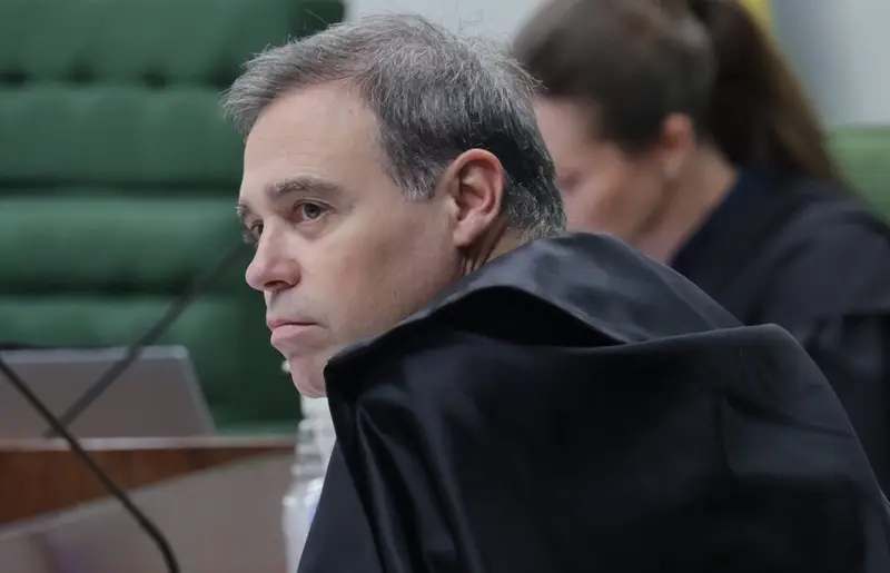 André Mendonça, ministro do STF indicado por Bolsonaro, falou o que muita gente sente na pele, mas quase ninguém em Brasília admite: o Brasil não tem segurança jurídica. A frase foi dita em um evento com empresários e representantes do setor de infraestrutura, justamente quem precisa de previsibilidade para investir, gerar emprego e planejar o futuro. Quando um ministro do Supremo admite em público que o país vive uma espécie de “doença” jurídica, o alerta é máximo. Ele apontou o que todo empreendedor já percebeu: é regra demais, mudança demais, interferência demais. Resultado? Ninguém sabe o que vai valer amanhã. Por que isso assusta tanto investidores? Porque quem coloca dinheiro em projetos de décadas precisa de estabilidade mínima nas leis, nos contratos e nas decisões judiciais. Sem isso, o capital foge ou cobra mais caro. Simples assim. Quem está criando tanta insegurança jurídica? Principalmente o próprio sistema político e jurídico, com leis que mudam o tempo todo, decisões que se contradizem e interferências políticas em áreas que deveriam ser técnicas. O que Mendonça disse sobre leis demais? Ele foi direto: quando se legisla demais, se cria imprevisibilidade. Ou seja, o excesso de normas, remendos e mudanças constantes vira um labirinto que trava o país. Quem sofre primeiro com essa bagunça jurídica? Empresários, pequenos e grandes, que não conseguem planejar investimentos de longo prazo, e trabalhadores que perdem oportunidades de emprego porque o ambiente de negócios é visto como arriscado. O STF reconhece falhas do próprio sistema? Pelo menos na fala de Mendonça, há um reconhecimento de que Judiciário e Legislativo têm papel central tanto no problema quanto na solução, já que são eles que interpretam e produzem as regras. Por que a fala dele incomoda o discurso oficial? Porque o governo tenta vender a imagem de país estável e previsível, enquanto um ministro do Supremo admite publicamente que não há segurança jurídica hoje. O que ele cobrou das agências reguladoras? Capacidade técnica, critérios claros para escolha de dirigentes e autonomia real, sem prevalência de interesses políticos sobre decisões que deveriam ser técnicas e estáveis. Isso atinge quais setores da economia? Principalmente infraestrutura, energia, logística e grandes concessões, que exigem investimentos bilionários e planejamento para décadas, justamente o tipo de projeto que foge da insegurança. A fala de Mendonça é decisão do STF? Não. É uma avaliação pessoal, mas feita por alguém que está dentro da Corte e enxerga de perto o impacto da instabilidade jurídica no país. O que precisa mudar para melhorar isso? Menos casuísmo, menos lei feita para resolver problema imediato, mais estabilidade nas regras, respeito a contratos e decisões dentro de prazos razoáveis, sem eternizar processos. Por que a direita vê nisso um alerta importante? Porque confirma o que conservadores denunciam há anos: o Brasil virou um país onde a caneta de Brasília vale mais que a lei escrita, onde a política interfere demais e onde a insegurança jurídica virou regra, não exceção. Até quando o Brasil vai aceitar viver num ambiente em que um ministro do STF admite, sem rodeios, que não há segurança jurídica, e mesmo assim nada muda de verdade? Quem está admitindo o caos jurídico? O ministro André Mendonça, integrante do STF. O que exatamente ele reconheceu publicamente? Que hoje o Brasil não tem segurança jurídica. Por que isso preocupa tanto investidores sérios? Porque sem previsibilidade ninguém planeja investimentos longos. Quem deveria garantir essa segurança jurídica? Judiciário, Legislativo e agências reguladoras independentes. O que causa tanta imprevisibilidade nas regras? Mudanças constantes de leis e normas. As agências reguladoras são realmente técnicas hoje? Segundo ele, ainda sofrem forte influência política. Essa fala desmente qual narrativa governista? A de que o Brasil vive estabilidade institucional plena. Quem paga a conta dessa instabilidade? Empresários, trabalhadores e toda a economia. O STF admite responsabilidade nesse cenário? Mendonça reconhece papel central das instituições. O que falta para o jogo virar? Coragem política para parar o casuísmo.
