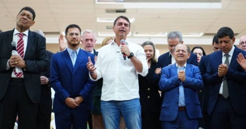 Todo mundo já percebeu que, no Brasil de hoje, a esquerda e o STF tratam conservador como inimigo a ser esmagado. Bandido perigoso ganha saidinha, visita, regalia. Mas quando o assunto é Jair Bolsonaro, a regra muda na hora. Em pleno Dia dos Pais, data que sempre foi símbolo de família, reconciliação e fé, Flávio Bolsonaro estava em um culto evangélico em São Paulo, pedindo a Deus sabedoria, coragem e força para “resgatar o nosso país”. Enquanto isso, em Brasília, o pai, ex-presidente da República, seguia trancado em prisão domiciliar, sem poder receber nem os próprios filhos. Por que impedir visita de filhos? A decisão de Alexandre de Moraes restringiu as visitas a Bolsonaro apenas a médicos e advogados, mesmo em uma data especial como o Dia dos Pais. Flávio, Carlos e Jair Renan foram barrados. Quem realmente oferece risco ao país? Segundo o próprio Flávio, Bolsonaro está em casa, sob regras rígidas, e ainda assim é tratado como ameaça, enquanto criminosos comuns têm tratamento mais brando. No culto, ao lado de Eduardo Cunha e da deputada Dani Cunha, Flávio se emocionou ao falar do pai e da injustiça que enxerga nessa situação. Ele lembrou da importância da convivência familiar e pediu que pais, filhos e avós deixem de lado vaidades e desentendimentos. Justamente aquilo que o STF decidiu negar à família Bolsonaro. Por que só a direita é punida? A base conservadora vê que figuras da esquerda, mesmo com escândalos e condenações, foram soltas, anistiadas ou “reabilitadas”, enquanto Bolsonaro enfrenta cerco permanente. Na véspera, Moraes já havia negado o pedido da defesa para liberar a visita dos filhos no Dia dos Pais. E ainda mantém, por 90 dias, uma restrição específica a Flávio, depois de ele ter divulgado uma carta manuscrita do pai. Ou seja, até o gesto de mostrar ao povo o que Bolsonaro pensa virou motivo de punição. Isso é justiça ou vingança política? Para quem acompanha, parece cada vez mais um recado: desafiar o sistema custa caro, principalmente se você for conservador, cristão e de direita. Enquanto a esquerda posa de defensora da “democracia”, um pai é impedido de abraçar os filhos em casa, e um filho precisa escrever carta chorando em vídeo porque não pode bater na porta do próprio pai. É esse o país que prometeram “reconstruir”? No fim, o fato fala mais alto: em um dos dias mais importantes para qualquer família, o STF escolheu separar, não unir. E o brasileiro conservador olha para isso com a sensação de que a perseguição passou de todos os limites.