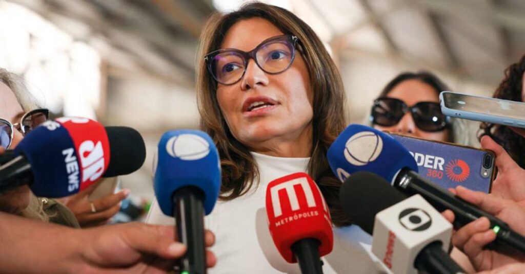 De pouco em pouco, sempre "pelo bem de todos", o governo vai testando até onde o brasileiro aceita ser controlado. Primeiro são as redes que incomodam a narrativa oficial, depois os perfis conservadores, agora plataformas inteiras entram na mira do poder. Enquanto o país afunda em violência, corrupção e impunidade, a prioridade em Brasília vira decidir o que você pode ou não usar no seu próprio celular. E, curiosamente, o alvo nunca são os amigos da esquerda, mas sempre os espaços onde o povo fala sem filtro. Quem realmente ganha com isso tudo? A resposta é simples: ganha quem tem medo de opinião livre, de jovem pensando por conta própria, de comunidade organizada fora do controle do Estado. É exatamente aí que entra o novo movimento do governo Lula. Em uma cerimônia no Planalto, a primeira-dama Janja exigiu que o governo "retire imediatamente o Discord do ar" no Brasil. Sensibilizado, o advogado-geral da União, Jorge Messias, correu para prometer uma Ação Civil Pública para responsabilizar a plataforma e pedir sua suspensão no país. Por que Janja manda tanto assim? Porque, na prática, uma figura sem um único voto passa a pautar decisões que podem afetar milhões de usuários, principalmente jovens, num dos maiores mercados do Discord no mundo. E tudo isso com o selo oficial do governo federal. Estão realmente preocupados com crianças? Se a preocupação fosse séria e ampla, o governo atacaria a raiz do problema: educação, família, segurança, punição exemplar a criminosos. Mas o que vemos é o uso de uma tragédia isolada, terrível, para justificar mais controle sobre toda a população. Por que só algumas plataformas sofrem? Essa é a pergunta que não cala. Quando o assunto é censura, a mão do Estado é pesada. Quando o assunto é responsabilizar criminosos de verdade, a conversa muda. A esquerda prefere culpar o aplicativo em vez de enfrentar o crime, a cultura de impunidade e o abandono das famílias. No fim, o recado é claro: em nome de proteger, querem vigiar; em nome de cuidar, querem mandar; em nome de uma tragédia, querem abrir a porta para um modelo de internet onde o governo decide o que pode existir ou não. E, se o brasileiro aceitar calado agora, o próximo banimento pode ser justamente o espaço onde você ainda consegue falar o que pensa.