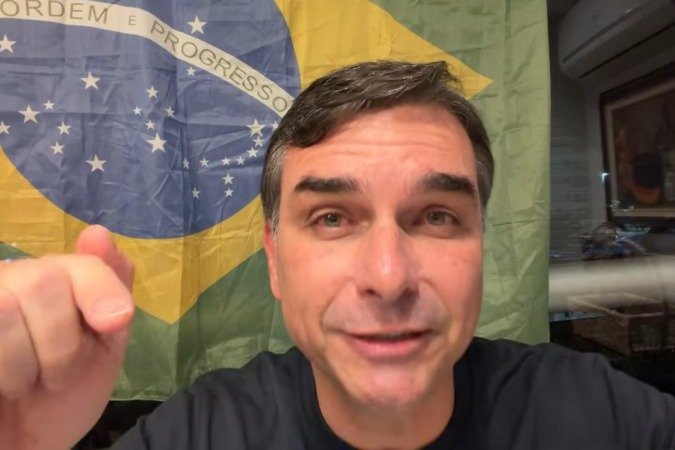 Todo mundo já entendeu o clima: quando é com a esquerda, vale abraço, visita, selfie em hospital, foto em cela, homenagem em cadeia. Quando é com Bolsonaro, até o gesto mais básico de humanidade vira “risco” para o sistema. E agora conseguiram ir ainda mais longe. No Dia dos Pais, justamente na data em que qualquer preso teria direito a um mínimo de dignidade, a família Bolsonaro é tratada como inimiga a ser esmagada. O recado é claro: não basta tirar a liberdade política, é preciso ferir também no lado emocional, na relação de pai e filhos que a esquerda sempre ridicularizou. Por que só Bolsonaro sofre isso? Porque as medidas cautelares impostas pelo STF vêm sendo usadas de forma cada vez mais dura contra ele, enquanto figuras da esquerda, com histórico pesado, recebem tratamento bem mais suave. Onde está a tal “humanidade” progressista? A própria defesa de Jair Bolsonaro pediu a visita com argumento humanitário e familiar, algo normal em qualquer democracia minimamente séria. Mesmo assim, Alexandre de Moraes decidiu suspender todas as visitas por 30 dias, liberando apenas médicos e advogados. Isso é mesmo proporcional e justo? A justificativa foi um suposto descumprimento de cautelar, ligado à divulgação, por Flávio Bolsonaro, de uma carta escrita pelo pai. Ou seja, uma carta vira motivo para isolar ainda mais o ex-presidente, como se fosse um criminoso perigoso. Até quando essa seletividade vai continuar? Enquanto a esquerda posa de vítima e fala em “democracia em risco”, a perseguição política contra Bolsonaro e sua família vai sendo normalizada. A cada decisão, cresce a sensação de que existe um lado blindado e outro condenado de antemão. Foi nesse contexto que Flávio Bolsonaro, visivelmente indignado, desabafou nas redes sociais sobre a proibição da visita no Dia dos Pais e deixou uma frase que ecoou forte entre conservadores: isso tem dia e hora para acabar. Não anunciou medida concreta, não falou em ruptura, mas deixou claro que esse ciclo de abuso e humilhação não será esquecido. E muita gente, cansada desse teatro, está pronta para cobrar essa virada.