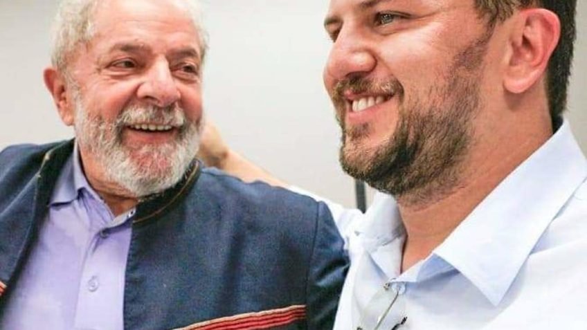 Assessor mais próximo de Lula, Marco Aurélio Santana Ribeiro, o Marcola, admitiu que recebeu dinheiro de uma lobista investigada por fraudes na Previdência Social. E não foi qualquer lobista: foi Roberta Luchsinger, ligada ao famoso “Careca do INSS”, apontado pela PF como peça-chave em esquema de desvio de recursos de fundos de pensão. Ele diz que foi só “empréstimo pessoal” e que já quitou. Mas se é tudo tão simples, por que esconder o valor? Explodiu no Planalto Quem empresta dinheiro assim? Foi uma lobista investigada por fraudes na Previdência, com trânsito em esquemas de fundos de pensão, que teria repassado cerca de R$ 80 mil, segundo apuração do próprio site que revelou o caso – valor que o assessor de Lula se recusa a confirmar. Por que não revela valor? Porque admitir o montante expõe o tamanho da proximidade financeira entre o núcleo duro do governo Lula e uma personagem diretamente ligada a um dos maiores escândalos recentes envolvendo o INSS. Ligação muito perigosa Marcola não é um assessor qualquer. Foi chefe de gabinete de Lula praticamente todo o 3º mandato, homem de total confiança, dono do celular que atendia as ligações para o presidente e responsável pela agenda oficial. Ou seja: o dinheiro de uma lobista investigada chegou exatamente ao círculo mais íntimo do poder. E a esquerda ainda quer falar em “governo da ética”? Isso é só coincidência estranha? Não. É mais um capítulo de uma longa sequência de casos em que gente ligada ao PT aparece recebendo dinheiro de figuras enroladas com a Justiça, sempre com a mesma desculpa: foi empréstimo, foi consultoria, foi amizade, nunca é corrupção. Cúpula petista em pânico Dentro do PT, o assunto já corre nos bastidores. Durante a convenção que lançou Lula à reeleição, o tema foi conversa de cúpula. Motivo? A palavra “corrupção” voltou a grudar no governo, e ninguém no partido sabe mais como explicar tanta “coincidência”. Até quando vão culpar só a “perseguição política”? Por que o PT está apreensivo? Porque o histórico pesa: mensalão, petrolão, casos envolvendo estatais e fundos de pensão. Agora, no meio da campanha, surge o homem de confiança de Lula recebendo dinheiro de uma lobista ligada a fraudes no INSS. A narrativa de “governo limpo” simplesmente não se sustenta. Esquema cerca Lula Roberta Luchsinger não aparece sozinha nessa história. Ela é próxima de Fábio Luís Lula da Silva, o Lulinha, filho do presidente. A PF já identificou ao menos seis viagens em que os dois aparecem com o mesmo código de reserva de passagens, inclusive para Portugal. Amizade cara, viagens conjuntas, proximidade com o “Careca do INSS” e, agora, dinheiro para o assessor de Lula. É tudo normal mesmo? Qual o papel de Lulinha nisso? Lulinha é alvo de três inquéritos, inclusive por tráfico de influência, e já foi apontado como suspeito de receber uma mesada de R$ 300 mil do Careca do INSS. Roberta admite que apresentou os dois, mas diz que foi só “boa educação”. A mesma rede de relações que hoje respinga diretamente no gabinete presidencial. Corrupção volta forte Enquanto isso, o discurso oficial tenta minimizar. Marcola diz que recebeu “com surpresa” a matéria e reclama que trataram o empréstimo como algo ilegal – mesmo a reportagem não tendo falado em crime. Ou seja: tenta desviar o foco da pergunta central que o brasileiro faz: por que um assessor de altíssima confiança do presidente precisa de dinheiro justamente de uma lobista investigada? Por que sempre o mesmo roteiro? Porque a estratégia é velha: primeiro negam, depois admitem “empréstimo”, em seguida dizem que já foi pago e, por fim, acusam a imprensa de exagero. O problema é que o padrão se repete demais no entorno do PT para ser apenas azar. Promessa virou piada Lula foi eleito prometendo “virar a página da corrupção”, acusando adversários, atacando a direita e se dizendo vítima de perseguição. Agora, no meio da campanha de reeleição, estoura mais um caso envolvendo gente de sua confiança, lobista investigada, filho citado em inquéritos e suspeitas de mesada milionária. O brasileiro olha para tudo isso e se pergunta: quem ainda acredita nesse papo de “nova era ética”? O que isso revela do governo? Revela que o velho sistema de relações nebulosas, favores, empréstimos entre amigos influentes e lobistas continua vivo no coração do poder. A diferença é que, hoje, a paciência do povo está no limite e a blindagem da esquerda já não convence como antes. O pior aconteceu Por que a esquerda é sempre blindada? Porque parte da imprensa e do establishment jurídico trata escândalos petistas com luvas de pelica, enquanto qualquer suspeita contra a direita vira manchete de linchamento. Mas a realidade está furando essa bolha: cada novo caso reforça a percepção de dois pesos e duas medidas. Até quando isso continua? Até o eleitor decidir que não aceita mais desculpas prontas, nem empréstimos “inocentes” entre lobistas investigadas e o núcleo duro do governo. A conta política está chegando, e o cerco moral ao projeto de poder do PT aperta a cada nova revelação. Brasil em alerta Quem ainda acredita na narrativa? Cada vez menos gente. A sucessão de escândalos, contradições e ligações perigosas entre governo, lobistas e investigados mina a confiança até de quem tentou dar mais uma chance. O caso Marcola-Roberta-Lulinha é mais um tijolo nesse muro de desconfiança que cerca o governo Lula. O que mais falta aparecer? Essa é a pergunta que fica no ar. Se o assessor mais próximo do presidente já aparece ligado financeiramente a uma lobista investigada, o que mais ainda está escondido nos bastidores do poder? E quantos outros “empréstimos pessoais” ainda vão surgir até a eleição?