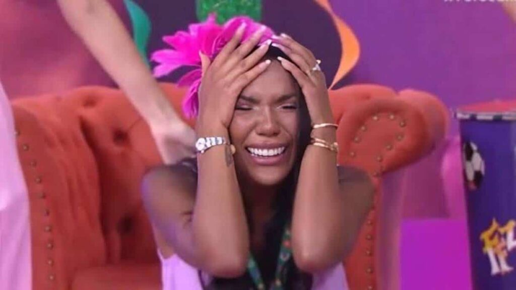 O comentário de Carol Lekker sobre Eliana não ficou só na telinha: virou crise declarada nos bastidores do Fofocalizando e já chegou à direção do SBT. Colegas de programa estariam profundamente incomodados com o comportamento da apresentadora, que divide o comando da atração com Gaby Cabrini, Gabriel Cartolano e Matheus Baldi. Por que os colegas estão irritados? A reportagem aponta que eles consideram o comportamento de Carol desgastante e estão "bem chateados" com a postura dela após a polêmica envolvendo Eliana. Quem está acompanhando o caso? A direção do SBT já foi informada do climão e passou a monitorar de perto a situação nos bastidores do Fofocalizando. O ponto central é a fala de Carol sobre Eliana, hoje contratada da Globo, mas que passou 22 anos no SBT e se tornou uma das principais estrelas da casa, além de queridinha de Silvio Santos. Ou seja: mexeu com um símbolo da emissora, mexeu com a memória afetiva de quem trabalha lá e de quem acompanha televisão há décadas. Por que a fala sobre Eliana pesou tanto? Porque Eliana não é uma ex-funcionária qualquer: ela é vista como patrimônio histórico do SBT, com forte ligação com o público e com o próprio Silvio Santos. Houve boicote contra Carol Lekker? Segundo as informações divulgadas, a hipótese de boicote é descartada. O clima é ruim, mas não há movimento organizado para tirá-la do ar. A situação expõe um desgaste que o público sente cada vez mais: gente que entra em programa de fofoca achando que tudo é vale-tudo por audiência, passa do ponto, ataca quem tem história e depois vê o bastidor virar um campo minado. Enquanto isso, quem construiu carreira sólida, como Eliana, continua sendo respeitada até por quem discorda dela. O que a direção do SBT está fazendo? A cúpula da emissora está acompanhando o caso de perto, avaliando o impacto da polêmica e o clima entre os apresentadores do Fofocalizando. Por que os bastidores ficaram tão pesados? Porque a opinião de Carol sobre Eliana gerou grande revolta interna e externa, criando um ambiente de tensão entre os colegas de bancada. Quem mais foi afetado pelo climão? Gaby Cabrini, Gabriel Cartolano e Matheus Baldi, que dividem o programa com Carol, estariam entre os mais incomodados com a situação. A polêmica também escancara algo que o público conservador observa há tempos: quando a treta interessa à narrativa da grande mídia, todo mundo finge que é só "opinião". Mas quando atinge uma figura querida da casa, como Eliana, aí o discurso muda, a direção entra em campo e o cuidado aparece. A opinião de Carol foi bem recebida? Não. A reação descrita é de forte insatisfação, tanto entre colegas quanto nos bastidores, com repercussão negativa. Eliana ainda tem força no SBT? Mesmo fora da emissora, seu histórico de 22 anos e o status de estrela mostram que seu nome continua muito forte dentro e fora do canal. O público está cansado de ver polêmica vazia sendo usada como atalho para aparecer, enquanto o respeito à história de quem construiu a TV brasileira vai sendo deixado de lado. Quando a própria equipe de um programa de fofoca se revolta com o tom de uma colega, é sinal de que a linha foi ultrapassada. O que pode acontecer com Carol agora? Nada foi decidido. A emissora apenas monitora o caso, sem falar em punição ou afastamento. Por que essa história repercute tanto? Porque envolve choque de gerações, respeito à trajetória de uma apresentadora querida e a forma como a TV lida com quem faz barulho demais pelos motivos errados. A pergunta que fica é: até onde vale a pena forçar polêmica para aparecer, quando o preço é perder o respeito de quem trabalha ao lado e de quem acompanha tudo de casa?