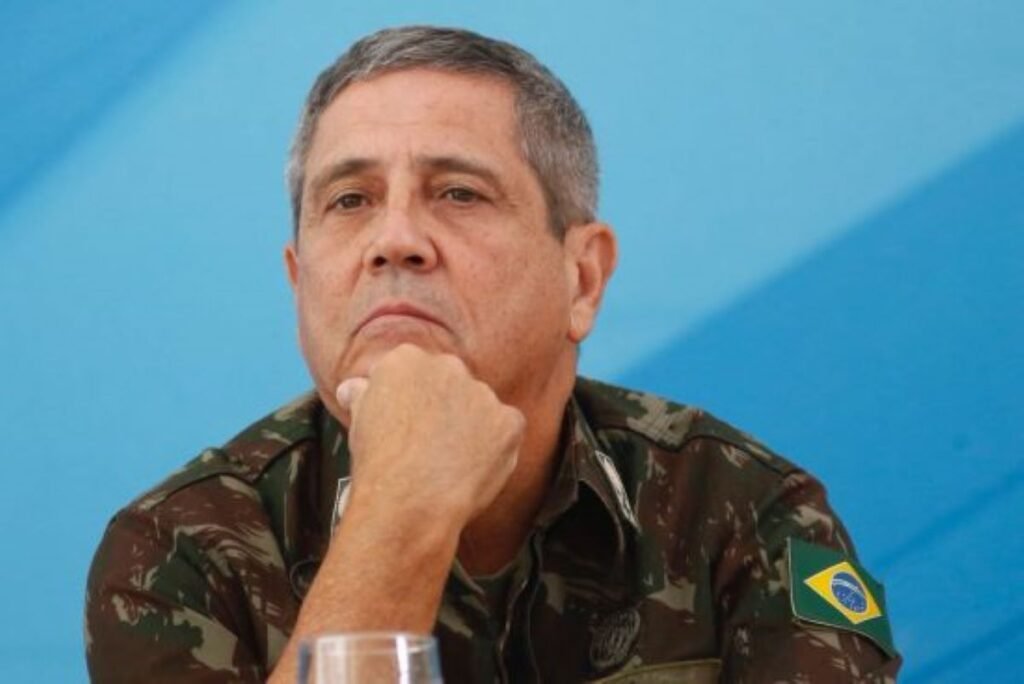 De novo, o mesmo roteiro que o brasileiro conservador já conhece de cor: qualquer caso que envolva Forças Armadas, hierarquia e armas acaba respingando justamente em quem a esquerda mais odeia. E, curiosamente, sempre com o STF no meio do caminho, controlando cada passo, cada fala, cada depoimento. Agora, um processo sobre desvio de armas no Exército, entre 2016 e 2018, vira mais um palco de disputa política. O acusado direto é um tenente-coronel, apontado pelo Ministério Público Militar por se apropriar de armamentos, falsificar registros e até usar armas como moeda de troca para pagar reforma de casa. Mas, em vez de assumir sozinho a bronca, a estratégia é clara: puxar a cadeia de comando para cima. Por que querem envolver Braga Netto agora? Ele comandava a 1ª Região Militar no período investigado, e a defesa do tenente-coronel diz que tudo foi feito seguindo diretrizes superiores. Ou seja, tenta jogar a responsabilidade para o topo da hierarquia, justamente em cima de um general ligado ao governo Bolsonaro, já condenado por “tentativa de golpe” em um julgamento visto por muitos como político. Quem ganha com Braga Netto enfraquecido? Ganha a narrativa da esquerda, que tenta transformar qualquer militar conservador em símbolo de “ameaça à democracia”, enquanto fecha os olhos para escândalos de seus próprios aliados. A convocação do general como testemunha é usada para sugerir, nas entrelinhas, que a culpa verdadeira estaria lá em cima, mesmo sem acusação formal contra ele. Por que Moraes precisa autorizar depoimento? Porque Braga Netto está preso e o ministro do STF controla a execução da pena. Até para falar como testemunha, por videoconferência, ele depende do aval de Alexandre de Moraes. Isso mostra o tamanho do poder concentrado nas mãos de um único ministro, algo que preocupa quem defende equilíbrio entre os Poderes. Até quando a direita será tratada diferente? Enquanto isso, o brasileiro assiste à mesma seletividade de sempre: quando é alguém ligado à direita, tudo vira manchete, suspeita ampliada, pressão máxima. Quando é gente da esquerda, o tom muda, a blindagem aparece e a indignação some. E o caso de Braga Netto, mais uma vez, expõe essa diferença gritante.