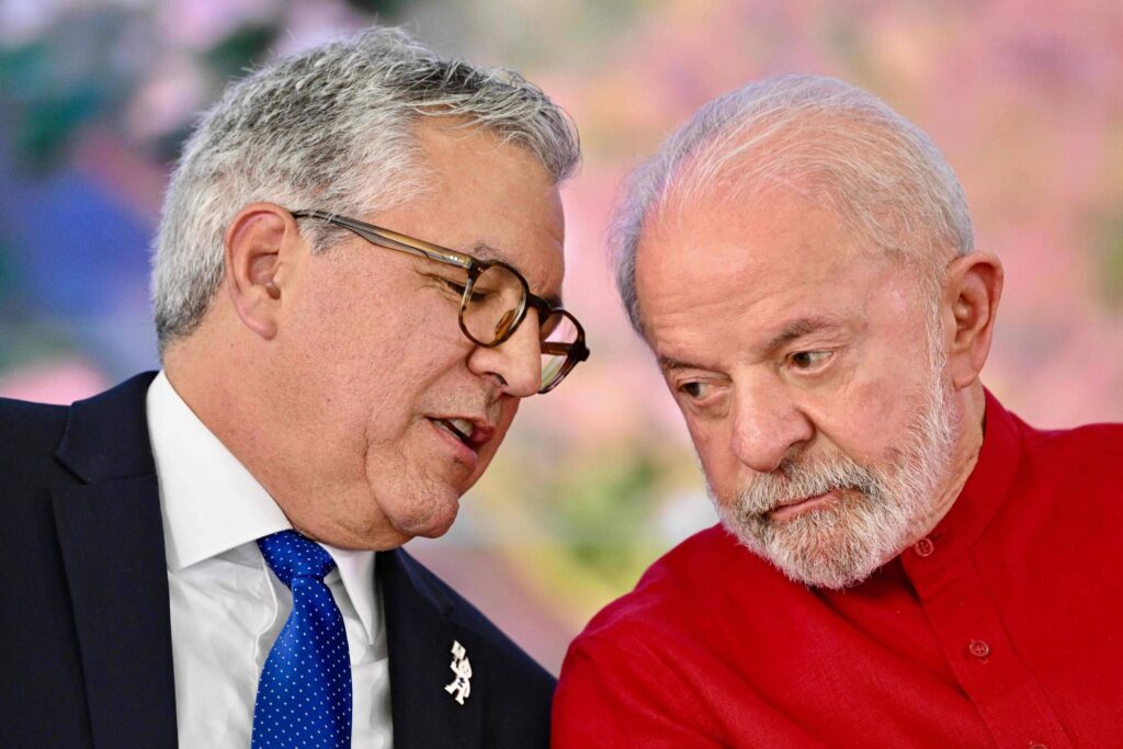 Lula decidiu transformar o cuidado com idosos em vitrine central da sua campanha, usando a própria idade como exemplo de “envelhecer bem”, enquanto milhões de brasileiros mais velhos seguem sofrendo na fila do SUS e com aposentadorias apertadas. O presidente pediu ao ministro da Saúde, Alexandre Padilha, um pacote de medidas para ser anunciado em pleno período eleitoral, incluindo acompanhamento para cerca de 3,8 milhões de pessoas acamadas, expansão de hospitais comunitários e novas vacinas para doenças que atingem principalmente a terceira idade. Quem olha de fora pode até achar bonito, mas o histórico pesa. O mesmo grupo político que governou o país por anos, prometeu mundo e fundos para a saúde e para a Previdência, agora reaparece com mais um “plano” para idosos justamente em ano de campanha. Até quando o idoso brasileiro será lembrado só em época de eleição? Prioridade real ou marketing? Por que anunciar tudo em campanha? Porque o próprio texto deixa claro que as medidas serão apresentadas como destaque da campanha e do programa de governo, com direito a evento temático para esse público. Se é tão urgente, por que esperar a convenção partidária para falar em 3,8 milhões de acamados no SUS? Por que não foi feito antes, em silêncio, como política séria de Estado? Cadê o respeito ao dinheiro público? Quem vai pagar essa conta? Quem paga é o contribuinte, o trabalhador que sustenta um Estado pesado, enquanto o governo usa estruturas oficiais e promessas de políticas públicas como vitrine eleitoral para reforçar a imagem de Lula junto ao eleitor mais velho. Não é a primeira vez que a esquerda tenta se vender como “defensora dos vulneráveis” enquanto usa justamente os mais frágeis como massa de manobra. O discurso é de cuidado, mas a prática sempre chega junto com palanque, microfone e marqueteiro. Idoso ou cabo eleitoral? Isso ajuda realmente os idosos? Pode até trazer algum benefício pontual, mas o formato escolhido, com anúncio em convenção e possível evento temático de campanha, mostra que o foco principal é político, não técnico, reforçando a imagem de Lula como “avô saudável” que sabe o que é envelhecer. Por que o governo não apresenta esses projetos como política de Estado, debatida com transparência, metas claras e fiscalização, em vez de embalar tudo como grande novidade de campanha? Promessa velha, embalagem nova Quantas vezes já prometeram isso? Ao longo de décadas, o mesmo campo político falou em fortalecer SUS, humanizar atendimento, cuidar dos mais pobres e dos idosos. Na prática, o que se vê são filas enormes, falta de médicos, demora em exames e aposentados contando moedas para comprar remédio. Se a prioridade fosse verdadeira, por que só agora, depois de tanto tempo no poder, aparece esse “pacote” específico para idosos, com direito a marketing e narrativa de “atenção especial”? Narrativa da esquerda em xeque Por que só agora lembraram dos acamados? Porque o número de 3,8 milhões de pessoas acamadas no SUS é forte, gera impacto emocional e rende discurso. É o tipo de dado perfeito para ser explorado em palanque, mostrando um problema gigante que o próprio sistema, administrado por esse grupo político por anos, ajudou a criar ou não resolveu. Se esse público “merece atenção especial”, como diz Padilha, por que essa atenção não veio antes, de forma silenciosa e eficiente, sem precisar de evento de campanha para ser anunciada? SUS como vitrine eleitoral Isso não é uso político do SUS? O risco é exatamente esse. Quando o governo mistura anúncio de políticas públicas com estratégia de campanha, o SUS deixa de ser apenas sistema de saúde e vira palco de propaganda, com o idoso no papel de figurante para foto e discurso. Quem garante que a prioridade será o atendimento real, e não a narrativa bonita para agradar imprensa amiga e artistas engajados que vivem defendendo o governo nas redes? Exemplo pessoal ou autopromoção? Por que Lula usa a própria idade? Porque é conveniente. Aos 80 anos, Lula tenta se vender como prova viva de que é possível envelhecer bem, enquanto a maioria dos idosos brasileiros enfrenta filas, falta de estrutura e insegurança financeira. O contraste entre o conforto do presidente e a realidade do aposentado comum é gritante. Se o exemplo fosse realmente sobre saúde e responsabilidade, por que não falar também de meritocracia, família forte, disciplina e respeito ao dinheiro público, valores que a esquerda costuma desprezar quando ataca a direita conservadora? Evento temático em plena campanha Para que serve esse evento temático? Serve para concentrar holofotes, criar imagens emocionais, discursos prontos e frases de efeito sobre “cuidar de quem cuidou da gente”. É o tipo de cenário perfeito para reforçar a narrativa de que só a esquerda se importa com os mais velhos. Se a intenção fosse apenas técnica, por que não apresentar as propostas em audiência pública séria, com especialistas independentes, em vez de transformar tudo em show político? Do discurso à realidade Isso vai mudar a vida do idoso? Só vai mudar se sair do papel, tiver orçamento real, gestão séria e fiscalização. O problema é que o histórico de promessas da esquerda, especialmente em saúde, mostra muita fala bonita e pouca entrega concreta. Enquanto isso, o brasileiro conservador olha para esse novo pacote e enxerga mais do mesmo: uso político da dor alheia, marketing em cima de quem mais sofre e um governo que prefere discurso a resultado. Até quando o idoso brasileiro será tratado como escada para projeto de poder?