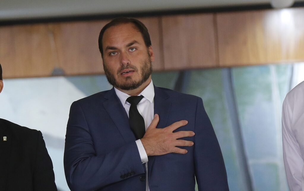 Carlos Bolsonaro registrou na Justiça Eleitoral um patrimônio de 2,7 milhões de reais e nenhum imóvel em Santa Catarina, justamente o estado onde disputa uma vaga no Senado. A esquerda e a mídia militante correram para tentar transformar esse dado em escândalo, mas acabaram revelando mais uma vez o padrão seletivo de indignação que o brasileiro já conhece. Enquanto o Tribunal Superior Eleitoral divulga cada detalhe da vida patrimonial de quem tem o sobrenome Bolsonaro, ninguém vê o mesmo nível de cobrança sobre caciques da esquerda com décadas de mandato, imóveis espalhados pelo país e fortunas que cresceram na sombra do Estado. Por que tanto foco em Carlos Bolsonaro agora? Porque ele é um dos principais símbolos da direita conservadora, ligado diretamente ao bolsonarismo e com potencial de voto alto em Santa Catarina. Carlos declarou quatro veículos, entre eles um Nissan Kicks avaliado em 144 mil reais, além de outros três carros que somam 101 mil. O grosso do patrimônio está em 1,9 milhão de reais em investimentos e 463,8 mil em depósitos bancários, mais uma pequena participação societária na empresa Bolsonaro Digital Ltda. Onde está o crime nessa declaração? Não há qualquer indício de ilegalidade na informação apresentada ao TSE, apenas o uso político do tema por adversários e parte da imprensa. A mesma turma que normaliza políticos de esquerda com mansões, sítios, triplex, fazendas e contas milionárias, agora finge espanto porque um ex-vereador com anos de vida pública tem patrimônio declarado e organizado em investimentos, não em imóveis em SC. Por que a esquerda finge surpresa com isso? Porque precisa alimentar a narrativa de que qualquer movimento da família Bolsonaro é suspeito, mesmo quando está tudo declarado e transparente. O caso de Jair Renan Bolsonaro também entrou no radar dos críticos. Ele declarou 187.366,28 reais em bens, incluindo 122 mil em duas contas bancárias e um Volkswagen Jetta 2015 de 65 mil reais. Em 2024, tinha pouco mais de 42 mil. Em dois anos, o patrimônio cresceu mais de 345 por cento. Esse crescimento patrimonial é ilegal ou suspeito? Não, desde que os rendimentos sejam lícitos e declarados, o aumento de patrimônio é algo comum na vida de qualquer pessoa que trabalha e organiza suas finanças. A mesma imprensa que trata como normal ex-petistas ficarem milionários depois de cargos públicos, agora tenta transformar o crescimento de 42 mil para 187 mil em algo escandaloso. É sério isso? Por que o nome Bolsonaro incomoda tanto? Porque mesmo perseguida, a família continua competitiva nas urnas e mobiliza um eleitorado conservador que a esquerda não consegue conquistar. Jair Renan, o filho 04, repete a estratégia que o elegeu vereador em Balneário Camboriú: usar o nome do pai na urna. Ele concorrerá a deputado federal com o número 2222, um dos mais cobiçados do partido. A esquerda chama isso de “truque”, mas silencia quando herdeiros de oligarquias de esquerda usam sobrenomes famosos há décadas. Por que só a família Bolsonaro é cobrada assim? Porque existe um projeto claro de desgastar o bolsonarismo e blindar figuras tradicionais da esquerda e do sistema. Até a relação entre pai e filho vira munição. Jair Bolsonaro já havia orientado Jair Renan a falar pouco na campanha para vereador, justamente para evitar gafes e ataques desnecessários. A mídia transformou isso em piada, mas qualquer pai experiente em política faria o mesmo com um filho novato. Isso é sinal de controle ou de responsabilidade? É um gesto de proteção política, típico de quem sabe como o sistema funciona e como qualquer frase pode ser distorcida. A prefeita de Balneário Camboriú, Juliana Pavan, chegou a dizer que “não consegue entender” o que Jair Renan fala e que ele “quase não aparece”. A fala foi usada para tentar colar a imagem de despreparo no filho 04. Curioso é que ninguém mede com a mesma régua vereadores e deputados de esquerda que somem, não aparecem, não produzem nada relevante e seguem reeleitos. Por que não cobram a esquerda com a mesma força? Porque muitos desses políticos fazem parte de uma engrenagem que interessa ao sistema, enquanto a direita conservadora é tratada como inimiga a ser neutralizada. O ponto central é simples: tudo o que envolve a família Bolsonaro vira manchete, investigação, ironia e tentativa de desgaste. Patrimônio declarado, número de urna, silêncio estratégico, tudo é usado como munição. Já quando o assunto é a esquerda, a conversa muda, o tom suaviza e a cobrança desaparece. Quem ganha com essa seletividade permanente? Ganha o establishment político e ideológico que teme a força do eleitor conservador e tenta desmoralizar suas principais lideranças. O eleitor de direita olha para esse cenário e sente o óbvio: não é jornalismo isento, é guerra política. E, mais uma vez, a família Bolsonaro está no centro da disputa, enfrentando um sistema que faz de tudo para mantê-la sob ataque constante, enquanto fecha os olhos para os velhos donos do poder.