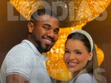O casamento de Davi Brito e Emilly Araújo, marcado para 5 de setembro em Salvador, virou símbolo de ostentação e contraste com o discurso de simplicidade que cercou o ex-BBB durante o reality. A festa está avaliada em cerca de R$ 2 milhões, com megaestrutura, buffet de alto padrão, alianças caríssimas e looks exclusivos, e promete ser um dos eventos mais luxuosos do ano na capital baiana. Onde será a festa milionária? A cerimônia acontecerá em um espaço na Alameda das Framboesas, no bairro Caminho das Árvores, em Salvador, preparado com ambientes separados para a troca de alianças e a recepção dos convidados. Quantos convidados estão sendo esperados? A organização trabalha com a previsão de aproximadamente 500 convidados, além de jornalistas, artistas, bandas e equipes de cobertura e operação do evento. Quanto custará o buffet completo? O buffet de alto padrão está estimado em cerca de R$ 250 mil, com pratos sofisticados, bebidas regionais, tropicais e opções internacionais para atender o público seleto da festa. Quem assina os trajes dos noivos? O terno de Davi e o vestido de Emilly serão peças autorais assinadas por Elcimar Badu, um dos principais especialistas em trajes de noivos e noivas de Salvador. Qual o valor dos trajes exclusivos? As roupas já estão em fase de confecção e têm valor estimado em R$ 120 mil, somando o visual de luxo que o casal escolheu para o grande dia. Quanto custarão as alianças do casal? As alianças já estão sendo fabricadas e o par está avaliado em cerca de R$ 30 mil, reforçando o alto investimento em cada detalhe da cerimônia. Quais artistas podem se apresentar lá? Entre os nomes cotados para subir ao palco estão Nilsinho, Toque 10, Léo Santana, Silvano Sales e Pablo, além de outras atrações da música baiana. Nadson Ferinha será realmente convidado? A reportagem apurou que Davi pretende convidar Nadson Ferinha, cantor que marcou sua trajetória durante o BBB24, para integrar as atrações musicais da festa. Por que o valor chama tanta atenção? Porque Davi ficou nacionalmente conhecido como o motorista de aplicativo batalhador, que emocionou parte do público com a narrativa de origem humilde, e agora protagoniza uma festa de R$ 2 milhões, com estrutura digna de grande show. O que esse contraste pode provocar? O contraste entre a imagem de simplicidade e a realidade de um casamento milionário tende a alimentar debates nas redes sobre prioridades, fama repentina, ostentação e a distância entre o discurso de “vida comum” e a prática quando o sucesso e o dinheiro chegam. A megaestrutura em Salvador envolve fornecedores de diferentes segmentos e uma logística acelerada para deixar tudo pronto até a data. A expectativa é de casa cheia durante toda a programação, com forte presença de imprensa e artistas. Enquanto isso, parte do público observa com curiosidade – e certa dose de ironia – como a trajetória do ex-BBB, que começou com apelos emocionais e identificação com o brasileiro comum, desemboca agora em uma celebração milionária, com cada detalhe calculado para impressionar. Para muitos, a pergunta que fica é se essa transformação rápida não vai cobrar um preço na percepção do público sobre quem é, de fato, o “novo” Davi fora do confinamento.