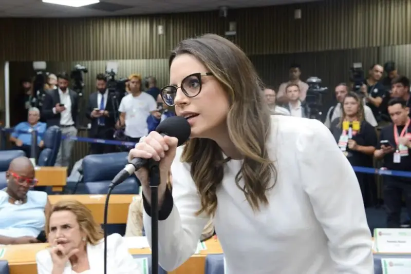 O fato é direto: dois dos principais nomes do gabinete de Zoe Martinez, vereadora de São Paulo pelo PL e pré-candidata a deputada federal, pediram demissão exatamente após vir a público o salto impressionante de seu patrimônio. Em apenas dois anos de mandato, a declaração de bens da parlamentar saltou de R$ 646,3 mil para R$ 2,1 milhões — um aumento de 226,16%. Quem pediu demissão e quando? Foram o chefe de gabinete, Lucas Silveira, e a coordenadora Giovanna Najar. As saídas foram oficializadas no Diário Oficial do Município logo depois da divulgação do novo patrimônio de Zoe. Por que esse aumento patrimonial chama atenção? Porque, em um cenário em que a classe política vive cobrando transparência, um crescimento tão acelerado em tão pouco tempo sempre levanta dúvidas, ainda mais quando envolve alguém com influência em uma das regiões mais ricas do país. Qual é a explicação oficial de Zoe? Ela afirma que o aumento patrimonial veio de uma “aplicação financeira”. Não detalha qual, não abre números, não explica o passo a passo. Pede que se acredite, basicamente, na palavra dela. O que aconteceu com o gabinete? Logo após o caso vir à tona, o núcleo duro do gabinete desmanchou. Lucas, o homem de confiança, e Giovanna, descrita por Zoe como sua “melhor amiga”, deixaram a equipe. Por que as demissões chamam tanta atenção? Porque, nos bastidores da Câmara Municipal, o comentário é de que houve briga interna ligada justamente à repercussão do aumento patrimonial da vereadora. Oficialmente, Zoe nega qualquer crise. O que Zoe diz sobre as saídas? Ela afirma que Lucas recebeu uma “oportunidade” em Brasília, sua cidade de origem, e que Giovanna decidiu acompanhá-lo. Segundo a vereadora, são pessoas de “extrema confiança” que apenas anteciparam uma mudança, já que ela é candidata a deputada federal. Qual é a tal oportunidade em Brasília? Quando questionada, Zoe se esquiva: diz que “não cabe” a ela comentar a vida pessoal do ex-chefe de gabinete. Ou seja, o público fica sem saber qual é esse cargo tão estratégico que justificaria abandonar, de uma vez, o gabinete de uma vereadora em ascensão em São Paulo. Qual o peso da subprefeitura de Pinheiros nessa história? Aliados de Zoe têm influência na subprefeitura de Pinheiros, a região mais rica da cidade, que inclui a Faria Lima, centro econômico do país. No início do segundo mandato de Ricardo Nunes (MDB), essa subprefeitura foi alvo de disputa entre dois novatos do PL: Zoe e Lucas Pavinato. Por que isso importa? Porque influência política em área nobre, somada a um salto patrimonial expressivo e a um gabinete que se desfaz logo após a divulgação dos números, forma um cenário que qualquer cidadão cansado de jogo político tem o direito de olhar com desconfiança. Ninguém sabia desse aumento antes? A informação veio à tona com a nova declaração de bens, e o contraste com o patrimônio anterior é gritante. É justamente esse choque que alimenta as conversas de bastidor e as suspeitas de crise interna. Agora, algumas perguntas que o público naturalmente faz ao ver esse enredo: Como patrimônio cresceu tão rápido? Zoe atribui tudo a uma aplicação financeira bem-sucedida, sem detalhar. Qual o papel da subprefeitura nisso? A notícia apenas aponta influência política, sem ligar diretamente ao patrimônio. Houve briga no gabinete recentemente? Nos corredores, se fala em briga; oficialmente, Zoe nega qualquer conflito. Por que aliados saíram todos juntos? A versão oficial é mudança profissional e retorno a Brasília, não ruptura política. Aplicação financeira foi realmente explicada? Não. Zoe cita a aplicação, mas não apresenta dados, contratos ou comprovantes. Demissões têm relação com patrimônio? A vereadora diz que não, mas o timing levanta suspeitas em muita gente. Por que Zoe evita detalhar oportunidade? Ela afirma que é assunto pessoal de Lucas e se recusa a dar mais informações. Há prova de irregularidade até agora? Não há prova apresentada na matéria, apenas o aumento patrimonial e o contexto. Por que bastidores falam em briga? Porque a coincidência entre crise, demissões e patrimônio turbinado alimenta rumores. Eleitora conservadora deve ignorar isso? Não. Transparência, coerência e explicações claras deveriam valer para todos, sem exceção. Enquanto a esquerda costuma gritar “transparência” quando é para atacar adversários, casos como esse mostram como o silêncio seletivo também aparece quando o assunto é desconfortável. O eleitor está cansado de versões vagas, de “aplicações milagrosas” e de gabinetes que desabam bem na hora em que o dinheiro cresce. Quem pede o voto do brasileiro precisa entender: a paciência com esse tipo de enredo está no limite.
