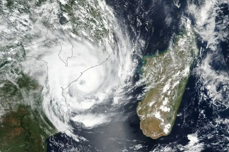 Enquanto a esquerda vive de discurso bonito em conferência climática, quem mora no Brasil real está contando telha por telha que voou. O Sul do país, que já vem sofrendo com enchentes, agora encara um ciclone-bomba com tornado, ventos acima de 100 km/h, casas destelhadas, escolas destruídas, energia cortada e mais uma morte registrada. E a sensação é a mesma de sempre: quando o povo mais trabalhador precisa, some todo o “cuidado social” tão falado em palanque. Por que o Sul é sempre esquecido? A região mais produtiva do país vira manchete só na hora da tragédia. Agora, com mais de 100 municípios gaúchos atingidos, cidades como Pelotas, Novo Hamburgo, Uruguaiana e tantas outras em situação crítica, o que se vê é a velha resposta burocrática, sem plano sério de prevenção, sem estrutura robusta, sem prioridade real. Onde está a tal justiça climática? A esquerda adora falar de clima em fórum internacional, mas quando o ciclone-bomba atinge em cheio Rio Grande do Sul, litoral paulista e fluminense, a resposta é a mesma de sempre: alerta no celular, suspensão de aulas, cada um que se vire. Em Santos, rajadas de 109 km/h; no Rio, aulas canceladas e estágios de risco; no interior e litoral de São Paulo, cidades inteiras em atenção máxima. Quem paga o preço da omissão? É o trabalhador que perde o telhado, o pequeno comerciante que fica sem luz, o pai que não sabe se manda o filho para a escola, a família que vê árvore cair em cima de casa. Enquanto isso, o debate público segue preso em briga ideológica, STF discutindo pauta identitária e governo gastando energia com narrativa, não com infraestrutura, prevenção e defesa civil forte. Até quando o Sul vai ser lembrado só na hora da tragédia? A conta da negligência chegou com o ciclone-bomba. E quem está pagando, de novo, é o brasileiro que trabalha em silêncio e não tem blindagem nenhuma.