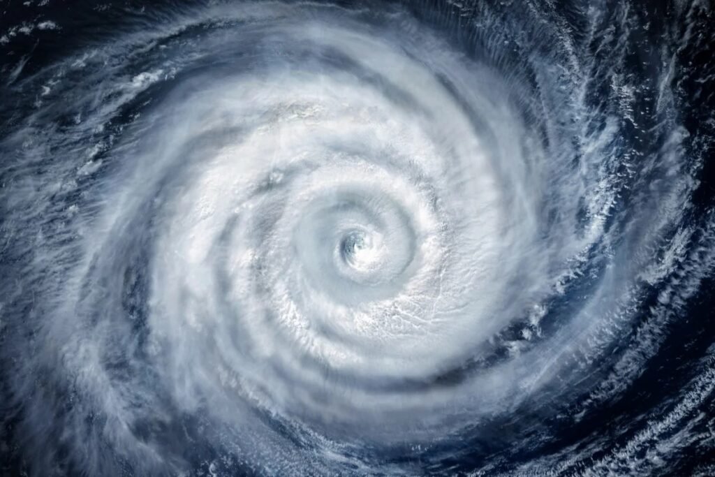 Um ciclone bomba pode se formar entre Argentina, Uruguai e Sul do Brasil nos próximos dias, com potencial para temporais, ventos fortíssimos, granizo e queda brusca de temperatura. É um fenômeno raro, de grande escala, que pode se estender por centenas ou até milhares de quilômetros, segundo especialistas da USP. E o que o brasileiro sente? Que, mais uma vez, quando o perigo se aproxima de verdade, o discurso bonito da esquerda some e sobra só a população à própria sorte. Esse tipo de ciclone extratropical se torna “bomba” quando a pressão atmosférica despenca muito rápido, aumentando o poder destrutivo da tempestade. Ou seja: não é exagero, é ciência. Mas onde está a mesma urgência que o governo e o STF mostram para censurar, perseguir opositores e controlar redes sociais? Onde está a mesma mobilização que a esquerda faz para defender narrativas ideológicas, enquanto o Sul do Brasil se prepara para mais uma pancada da natureza? Aconteceu agora: especialistas alertam que o principal impacto costuma atingir primeiro a Região Sul, podendo avançar para Sudeste e até Centro-Oeste. E o que se vê? Prefeituras e estados tentando se virar com pouca estrutura, enquanto Brasília segue ocupada com conchavos, emendas bilionárias e disputas de poder. Quantas vezes o Sul já foi atingido por enchentes, temporais e tragédias recentes, e a resposta federal veio tarde, burocrática e cheia de propaganda? Situação muito grave: ciclones bomba não são frequentes, justamente por isso exigem atenção máxima. Mas atenção máxima de quem? De um governo que fala em “defesa do meio ambiente”, mas não investe de verdade em prevenção, infraestrutura, drenagem, contenção de encostas e sistemas de alerta eficientes? De uma esquerda que usa qualquer evento climático para empurrar agenda ideológica, mas não aparece quando o povo precisa de abrigo, comida e reconstrução? Brasil em alerta: a ciência explica claramente o fenômeno. Massas de ar frio e quente se encontram, o contraste de temperatura derruba a pressão e o sistema se intensifica rapidamente. Mas o que derruba mesmo é ver que, ano após ano, tragédia após tragédia, nada muda na prática. O discurso oficial é sempre o mesmo: coletiva de imprensa, promessa de recursos, visita rápida para foto e, depois, esquecimento. Até quando o Sul será lembrado só na hora do desastre? Ninguém esperava isso? Esperava, sim. Os especialistas avisam, os mapas mostram, os modelos meteorológicos antecipam. O que falta não é aviso, é vontade política. Quantas vezes você já viu o governo usar a palavra “emergência climática” para justificar mais impostos, mais controle, mais burocracia, mas não para colocar dinheiro e gestão séria onde realmente salva vidas? Tudo por um fio: se esse ciclone bomba se confirmar com força, a população do Sul pode enfrentar chuva intensa, ventos violentos, granizo e frio forte em sequência. Casas destelhadas, energia cortada, estradas bloqueadas, lavouras destruídas. E aí vem a pergunta que não quer calar: por que o Estado é gigante para tirar, mas minúsculo para proteger? O pior ameaça: não é só o fenômeno natural, é a combinação explosiva entre clima extremo e governo omisso. Enquanto isso, quem se organiza são as comunidades, as igrejas, os voluntários, os grupos locais – exatamente aqueles que a esquerda vive tentando desmoralizar, taxar e controlar. No fim, é sempre o brasileiro comum, conservador, trabalhador, que estende a mão quando o poder público falha. Agora, a pergunta que fica é: vamos esperar mais uma tragédia para ouvir as mesmas desculpas de sempre? O que está acontecendo agora? Um possível ciclone bomba pode se formar entre Argentina, Uruguai e Sul do Brasil, com risco de temporais, ventos fortes, granizo e queda brusca de temperatura, exigindo atenção máxima da população e das autoridades. Por que o Sul sempre sofre? Porque é a região que primeiro recebe esses sistemas formados em latitudes mais altas, e porque historicamente falta investimento sério em prevenção, infraestrutura e resposta rápida a desastres. Cadê o governo nessa hora? Até o momento, o que se vê é muito discurso genérico e pouca ação concreta e antecipada; quem corre atrás de verdade são estados, prefeituras e a própria população. Isso é realmente perigoso mesmo? Sim. A rápida queda de pressão que caracteriza o ciclone bomba aumenta muito o potencial de chuva forte, ventos intensos, granizo e danos materiais significativos. Por que ninguém fala disso antes? Os meteorologistas falam, mas o tema só ganha espaço quando o desastre já está em curso; falta prioridade política e midiática para prevenção em vez de exploração da tragédia pronta. A esquerda usa isso politicamente? Costuma usar eventos climáticos para reforçar narrativas ideológicas, mas raramente transforma esse discurso em obras, estrutura e proteção real para quem está na linha de frente. O que o povo pode fazer? Acompanhar os alertas oficiais, se preparar com antecedência, proteger casas e famílias, e cobrar com força as autoridades locais e federais por planos de ação claros. Isso poderia ser evitado hoje? O fenômeno natural não, mas os impactos podem ser muito reduzidos com planejamento, obras de prevenção, sistemas de alerta eficientes e resposta rápida organizada. Por que sempre falta estrutura pública? Porque o dinheiro público é desviado para interesses políticos, emendas, cargos e projetos de poder, enquanto prevenção de desastres segue em segundo plano. Até quando vamos aceitar isso? Até a população cobrar com firmeza, nas ruas e nas urnas, prioridade real para proteção da vida e da propriedade, e não apenas discursos vazios depois que a tragédia já aconteceu.