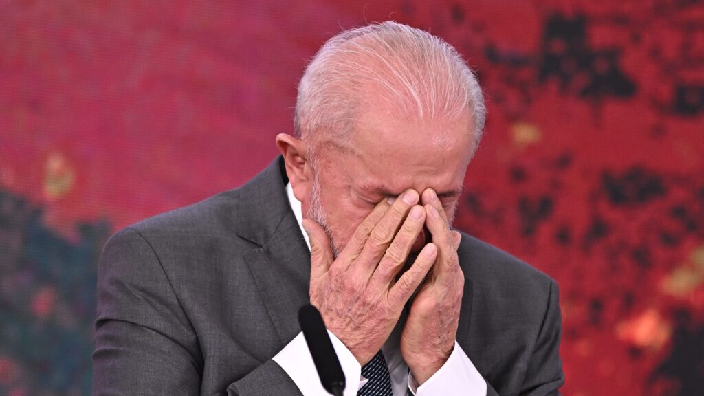 Há anos a esquerda repete o discurso da “defesa do SUS”, da “ciência” e da “ética na política”. Enquanto isso, o brasileiro assiste, cansado, a mesma novela: gente ligada ao poder, sempre do mesmo grupo, circulando livremente em Brasília, fechando portas para o cidadão comum e abrindo tapete vermelho para amigos do rei. Agora, o que parecia só mais um capítulo virou um inquérito pesado no STF envolvendo justamente o coração do lulismo: um ex-chefe de gabinete de Lula e o próprio filho do presidente, Fábio Luís, o Lulinha. Por que sempre os mesmos nomes aparecem? A resposta está no padrão: proximidade com o Planalto, promessas de contratos milionários e aquela velha suspeita de tráfico de influência. A Polícia Federal apura se houve interferência para empurrar medicamentos à base de cannabis medicinal no SUS, com um contrato milionário no Ministério da Saúde. Quem realmente mandava no Planalto? Segundo a investigação, uma lobista com trânsito livre no Palácio apresentava empresários ao governo, enquanto um empresário já conhecido por fraudes em aposentados tentava vender os produtos ao Estado. No meio disso, a PF identificou transações financeiras entre essa lobista e Marco Aurélio Santana Ribeiro, o Marcola, então chefe de gabinete pessoal de Lula. Por que o ex-assessor saiu tão de repente? Marcola recebeu dinheiro e diz que foi só “empréstimo pessoal”, já quitado, sem relação com o cargo. Mas ele deixou o posto pouco antes da abertura oficial do inquérito, levantando suspeitas de vazamento e proteção política. Por que dois ministros do STF no mesmo caso? A investigação começou com o ministro André Mendonça, mas parte do caso foi parar nas mãos de Flávio Dino, visto por juristas como tentativa de “mudar o juiz”. Para piorar, a PF tomou atitude inédita e acionou a AGU contra decisões de Mendonça, escancarando o conflito institucional justamente quando o alvo é a família do presidente. Até quando a esquerda vai falar em “perseguição” enquanto a PF, o STF e o Planalto travam guerra interna por causa de um inquérito que encosta em Lula e em Lulinha? O brasileiro olha tudo isso e se pergunta: se fosse alguém da direita, teria tanta blindagem assim?