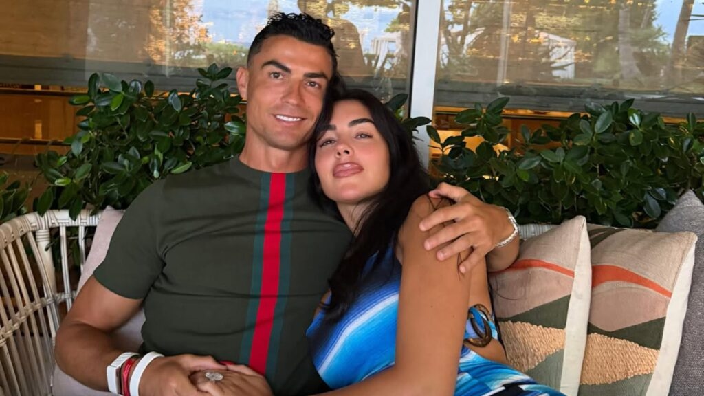 Cristiano Ronaldo teve que fazer o óbvio que muita gente não tem coragem: defender publicamente a própria mulher depois de uma onda de ataques gratuitos ao corpo dela nas redes sociais. Georgina Rodríguez, mãe, esposa e alvo constante de curiosidade, virou mais uma vítima da patrulha da aparência, aquela turma que se acha no direito de fiscalizar cada centímetro do corpo de uma mulher famosa. Tudo começou quando um vídeo da brasileira Márcia Goldschmidt viralizou ao falar justamente da pressão estética em cima de influenciadoras. Ela citou Georgina como exemplo de que, mesmo com fama, dinheiro e exposição mundial, continua sendo uma mulher real, com celulite, curvas e imperfeições – exatamente como qualquer outra. Em vez de servir de reflexão, o assunto virou munição para mais ataques. "Por que atacam tanto Georgina?"? Porque ela apareceu de biquíni em fotos de férias com a família, exibindo um corpo normal, saudável, longe do padrão de boneca de cera que muita gente idolatra. Bastou isso para chover comentário maldoso, crítica à aparência e comparação com padrões irreais. "O que Cristiano Ronaldo fez publicamente?"? Ele foi direto nos comentários e deixou claro de que lado está: chamou Georgina de "a melhor do mundo" e mostrou apoio sem rodeios. Um gesto simples, mas poderoso, que rapidamente ganhou dezenas de milhares de curtidas e virou recado para quem vive atacando mulheres na internet. "As críticas foram sobre o quê exatamente?"? O alvo principal foi a aparência de Georgina nas fotos de biquíni: celulite, curvas, corpo real. Ou seja, nada de escândalo, nada de exagero, apenas o fato de ela não esconder que é humana. E isso, para muita gente viciada em filtro, parece ser imperdoável. "Georgina pretende mudar o corpo agora?"? Não. Pelo contrário. Ela desabafou e deixou claro que não vai moldar o corpo para agradar desconhecidos. Disse que ama as próprias curvas, ama a liberdade de viver no corpo que escolhe e que o verdadeiro sucesso é viver em paz, cercada da família, cuidando da saúde e da própria vida. "Qual foi o recado de Márcia Goldschmidt?"? Márcia ironizou a obsessão por virar "boneca de cera" e lembrou que até Georgina, com toda a exposição, continua sendo mulher real. E foi além: disse que talvez seja justamente isso que a mantém ao lado de Cristiano, porque homens podem reparar no corpo, mas escolhem dividir a vida com uma mulher inteira, não com um padrão vazio. "Por que isso revoltou tanta gente online?"? Porque escancara uma hipocrisia cansativa: cobram perfeição impossível das mulheres, especialmente famosas, e transformam qualquer sinal de normalidade em motivo de ataque. Enquanto isso, quem espalha ódio se esconde atrás de tela, filtro e anonimato, sem encarar as próprias frustrações. "O que Georgina disse sobre sucesso verdadeiro?"? Ela afirmou que sucesso não é se encaixar em um padrão que ninguém sabe quem inventou. Para ela, sucesso é viver em paz, rir, aprender, estar com quem ama e agradecer ao corpo que a sustentou, gerou vida, caiu e se levantou. Um tapa de realidade em quem acha que tudo se resume a aparência. "Esses ataques afetam só celebridades famosas?"? Não. O que acontece com Georgina é só a versão amplificada do que milhões de mulheres vivem todos os dias: cobrança, comparação, vergonha do próprio corpo e pressão para seguir um padrão inalcançável. A diferença é que, no caso dela, tudo acontece diante do mundo inteiro. "Por que a reação de Cristiano importa tanto?"? Porque mostra que, mesmo no topo do esporte mundial, com toda a fama e vaidade que cercam o futebol, ainda há espaço para algo básico: respeito. Ele poderia ignorar, fingir que não viu, mas escolheu se posicionar ao lado da esposa, valorizando quem ela é, não o que os outros exigem que ela seja. "O que essa história escancara sobre redes sociais?"? Que a cultura do cancelamento estético saiu do controle. Em vez de incentivar saúde, equilíbrio e responsabilidade, muita gente prefere apontar defeitos, humilhar e transformar corpo em espetáculo de julgamento. E quando até uma mulher como Georgina precisa lembrar o óbvio – que corpo merece respeito em todas as versões – fica claro: o problema não está nela, está em quem se acostumou a atacar sem pensar. No fim, Cristiano Ronaldo resumiu em uma frase o que muita gente gostaria de ouvir de quem ama: "a melhor do mundo". Enquanto os fiscais de celulite perdem tempo destilando veneno, o casal segue vivendo, viajando, criando filhos e lembrando que padrão perfeito só existe em filtro. E filtro, ao contrário de caráter, se apaga com um clique.