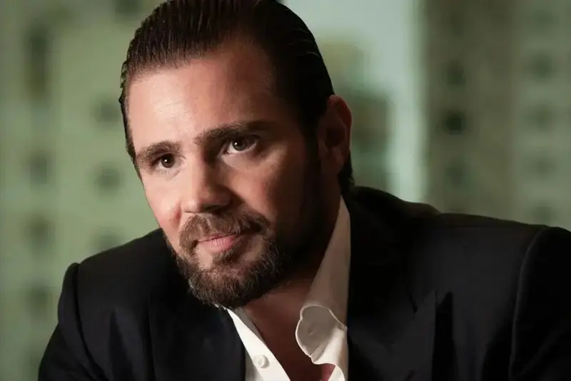 A Polícia Federal decidiu apertar de vez o cerco contra o ex-banqueiro Daniel Vorcaro, ligado ao antigo Banco Master, e já prepara o primeiro indiciamento no âmbito da Operação Compliance Zero. O relatório final da primeira fase da investigação deve ser apresentado nos próximos meses e atinge diretamente Vorcaro, o ex-presidente do BRB, Paulo Henrique Costa, e o empresário Nelson Tanure. A VERDADE APARECEU A PF aponta suspeitas pesadas: fraudes financeiras, gestão fraudulenta, lavagem de dinheiro, corrupção, organização criminosa e até obstrução das investigações envolvendo o Banco Master. Enquanto isso, Vorcaro segue preso preventivamente e tentando, sem sucesso até agora, emplacar um acordo de colaboração premiada. Por que a PF rejeitou delações? Porque as duas propostas apresentadas não trouxeram informações consideradas inéditas e relevantes pelos investigadores. Sem novidade concreta, não há prêmio. Quem é o alvo principal agora? O foco central é Daniel Vorcaro, ex-dono do Banco Master, apontado como peça-chave no suposto esquema. SEGREDO REVELADO O que chama atenção é a movimentação na defesa do empresário. Depois de sucessivas trocas de advogados, entra agora em cena o criminalista Daniel Bialski, conhecido por atuar em casos de grande repercussão envolvendo figuras políticas e do mundo esportivo. Quem é o novo advogado famoso? É Daniel Bialski, especialista em direito penal, com histórico em casos midiáticos e clientes de alto calibre. Quais nomes já foram defendidos? Bialski já representou Sérgio Cabral, Carla Zambelli, Milton Ribeiro, Michelle Bolsonaro em parte do caso das joias, além de Cuca e Andrés Sanchez. JOGOU TUDO NO VENTILADOR A entrada de Bialski reforça a estratégia de defesa de Vorcaro, hoje comandada por Sergio Leonardo. Antes deles, passaram pelo caso Pierpaolo Bottini e José Luis Oliveira Lima, o Juca, que tentou negociar a delação rejeitada pela PF. Por que tanta troca de defesa? Porque a situação jurídica se agravou, as delações não avançaram e a estratégia precisou ser redesenhada várias vezes. A PF já concluiu a primeira fase? Sim. A primeira fase da Operação Compliance Zero foi concluída, e o relatório final está em fase de finalização para envio. BOMBA CONTRA O SISTEMA FINANCEIRO A investigação mira um suposto esquema de fraudes envolvendo o antigo Banco Master, com impacto direto na credibilidade do sistema financeiro e nas relações entre bancos privados e estatais, como o BRB. Qual o papel do ex-presidente do BRB? Segundo a apuração, Paulo Henrique Costa será indiciado por envolvimento nas operações investigadas ligadas ao Banco Master. Nelson Tanure também será indiciado? Sim. A PF pretende indiciar Tanure, ligado ao Master, junto com Vorcaro e Costa. AGORA TUDO FAZ SENTIDO Enquanto a esquerda vive repetindo o discurso de que operações financeiras suspeitas são “perseguição” quando envolvem seus aliados, o caso Vorcaro expõe como grandes esquemas bancários podem se articular com figuras influentes e ainda tentar se salvar por meio de delações negociadas. Por que as delações não andam? Porque a PF exige fatos novos, provas e detalhes concretos, não versões genéricas para tentar reduzir pena. Há risco de novas prisões? O texto não menciona novas prisões, mas o indiciamento abre caminho para futuras denúncias do Ministério Público. A CONTA CHEGOU Vorcaro está encurralado: preso preventivamente, com duas propostas de colaboração recusadas e agora com a PF pronta para formalizar o indiciamento. Nem a defesa estrelada, com nomes conhecidos dos tribunais superiores, conseguiu evitar que o inquérito avançasse. O que a PF espera de Vorcaro? Espera informações inéditas, consistentes e comprováveis sobre o suposto esquema, com nomes, datas, valores e provas. O relatório final muda o jogo? Sim. Ele consolida as provas da primeira fase e prepara o terreno para o Ministério Público decidir sobre denúncias formais. BRASIL EM ALERTA O caso Banco Master mostra, mais uma vez, como grandes operações financeiras suspeitas acabam cercadas de blindagem política, escritórios milionários e tentativas de delação sob medida. Mas, desta vez, a PF parece menos disposta a aceitar qualquer narrativa pronta. Quem pode ser mais atingido? Além de Vorcaro, o ex-presidente do BRB e Tanure entram oficialmente na linha de tiro da investigação. Até onde essa investigação vai? Tudo depende do que ainda pode ser revelado em novas fases e de eventuais colaborações realmente consistentes. Enquanto isso, o recado é claro: a era das delações vazias e das defesas de luxo tentando empurrar tudo para debaixo do tapete está sendo testada mais uma vez. E, pelo visto, a paciência dos investigadores acabou.