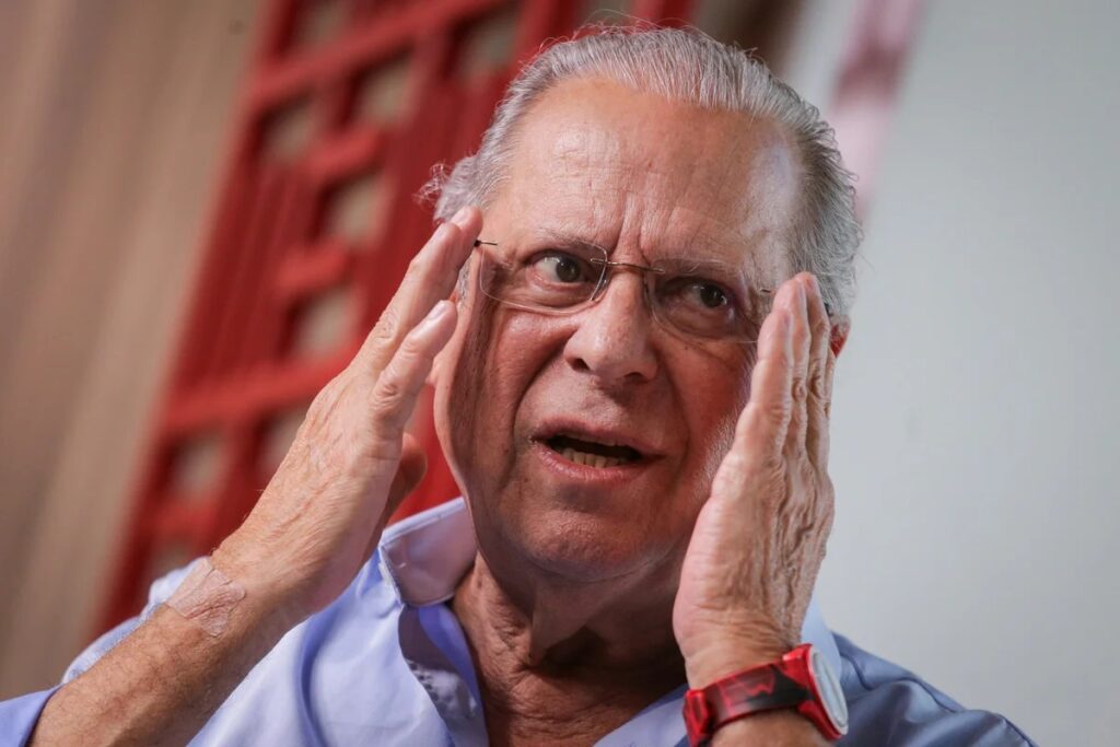 Aos 80 anos, José Dirceu volta à cena eleitoral tentando algo claro: reconquistar a cabeça da juventude brasileira para o velho projeto de “revolução política e social” do PT. O ex-ministro de Lula, condenado no mensalão, se reúne neste sábado com militantes da juventude do PT, Levante Popular da Juventude, UJS e UNE, todos históricos braços da esquerda dentro de escolas e universidades. Quem está chamando essa juventude hoje? É o mesmo Zé Dirceu que, em março, em Brasília, defendeu abertamente uma comunicação engajada dos jovens contra os adversários políticos e falou em “revolução política e social”, sem medo da palavra. Ou seja: não é encontro inocente, é estratégia de guerra cultural. Por que essa reunião preocupa tanta gente? Porque envolve justamente os grupos que há décadas dominam diretórios estudantis, DCEs e UNE, sempre alinhados ao PT e à esquerda, enquanto qualquer voz conservadora é tratada como inimiga a ser silenciada. Quem são os jovens que Dirceu quer influenciar? São eleitores que eram crianças ou nem tinham nascido quando ele estava no auge do poder no governo Lula e no escândalo do mensalão. Gente que não viveu aquele período, mas agora é alvo direto da narrativa de “luta histórica” e “eterno revolucionário”. Por que a esquerda insiste em chamar isso de ‘luta histórica’? Porque é assim que o PT reembala seu projeto de poder: não como disputa democrática de ideias, mas como continuidade de uma “revolução” que justificaria qualquer coisa em nome do “lado certo da história”. Zé Dirceu, fora das urnas desde 2022, tenta voltar com força usando redes sociais, vídeos e um slogan próprio, o “Do Zé TV”, claramente inspirado em canais que falam com jovens. Ele já publicou vídeos com depoimentos de jovens petistas o chamando de “eterno revolucionário” e exaltando a necessidade de relembrar a tal “luta histórica”. Por que a direita é tratada como inimiga? Porque, nas palavras do próprio Dirceu, a comunicação dos jovens deve ser engajada contra os adversários políticos, ou seja, contra quem não se curva ao projeto da esquerda. Não é debate, é combate. Qual o papel da UNE e da UJS nisso? UNE e UJS sempre foram usadas como vitrines “estudantis” para empurrar a agenda do PT e do PCdoB dentro das universidades, enquanto fingem representar toda a juventude. Agora, com Dirceu, esse alinhamento fica ainda mais escancarado. Por que falar em ‘revolução’ agora? Porque o PT sabe que perdeu espaço entre jovens que enxergam corrupção, aparelhamento e fracassos econômicos dos governos petistas. Ao falar em “revolução política e social”, Dirceu tenta reacender o romantismo militante e esconder o histórico de escândalos. O que isso revela sobre o PT hoje? Revela que, mesmo após condenações, prisões e escândalos, o partido não abre mão de seus velhos ícones e métodos. Em vez de renovação real, aposta em reciclar o mesmo discurso radical para uma nova geração. Por que a esquerda pode tudo nas universidades? Porque durante anos houve blindagem ideológica: UNE, DCEs e coletivos esquerdistas foram tratados como “voz legítima da juventude”, enquanto grupos conservadores eram perseguidos, cancelados ou impedidos de falar em muitos campi. Qual a contradição mais gritante nessa volta? Enquanto a esquerda vive acusando a direita de “ameaça à democracia”, é justamente um dos símbolos do projeto de poder petista que volta a convocar jovens para uma “revolução” contra seus adversários políticos. Por que isso importa para o Brasil inteiro? Porque a disputa pelo futuro do país passa diretamente pela cabeça dos jovens. Quem dominar escolas, universidades e redes sociais hoje, molda o eleitorado de amanhã. E o PT sabe disso melhor do que ninguém. Até quando a juventude será tratada como massa de manobra de projeto partidário? Essa é a pergunta que muitos brasileiros, cansados de doutrinação e de velhos caciques travestidos de “revolucionários”, começam a fazer – e que precisa ser respondida nas urnas, nas salas de aula e nas redes, antes que seja tarde demais. Quem está por trás desse encontro? O núcleo histórico do PT em São Paulo, com apoio de movimentos juvenis alinhados à esquerda, todos interessados em reaquecer a militância e testar a força de Dirceu como cabo eleitoral. Qual o objetivo central dessa estratégia? Reconstruir influência sobre a juventude, fortalecer a narrativa de “revolução” e preparar terreno para futuras disputas eleitorais e ideológicas. O que a direita precisa observar agora? Que a batalha não é só eleitoral, é cultural. Enquanto muitos subestimam encontros como esse, a esquerda organiza, forma quadros, cria linguagem para jovens e ocupa espaços que a direita ainda trata como secundários. Quem vai disputar a mente dos jovens? Essa é a verdadeira guerra em curso. E o retorno de Zé Dirceu às urnas, cercado de movimentos estudantis de esquerda, é um sinal claro de que o PT está jogando pesado – de novo – para não perder essa batalha.