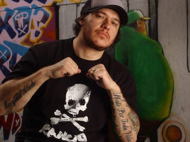 A verdade que ficou escondida por mais de uma década sobre a morte de Chorão, vocalista do Charlie Brown Jr., acaba de ser exposta pelo delegado que comandou o caso. Em entrevista, Luiz Augusto Romani revelou um detalhe brutal: em pleno surto, o cantor deu uma bica na parede, abriu um buraco e decepou o próprio dedo do pé, pouco antes de ser encontrado morto por overdose em seu apartamento em São Paulo. Como foi descoberta a morte dele? O delegado contou que dois homens chegaram de madrugada na delegacia avisando que Chorão havia morrido. Ele correu até o apartamento, a menos de um quilômetro dali, e encontrou o cantor caído na cozinha, em meio a uma grande bagunça, com o cenário típico de overdose, confirmado depois pelo Samu. O que aconteceu dentro do apartamento? Segundo Romani, o local estava revirado, com sinais claros de descontrole. Havia um buraco na parede, feito pelo próprio Chorão durante um surto. Ao chutar a parede, ele acabou com o dedão do pé praticamente pendurado, numa auto-mutilação que o delegado descreve como consequência direta daquele momento de colapso. Por que esse detalhe nunca veio à tona? Porque, na época, o foco foi todo na overdose e na comoção nacional pela perda do ídolo. O detalhe do dedo decepado, do chute na parede e do surto ficou restrito aos bastidores da investigação, sem ganhar o mesmo espaço que a causa oficial da morte. O que exatamente o delegado revelou agora? Ele contou, em um podcast, passo a passo da madrugada: o chamado, a ida ao apartamento, o choque de encontrar o ídolo caído, o cenário de overdose e, principalmente, o estado físico de Chorão, com o dedão do pé pendurado após puxar o ar-condicionado e chutar a parede em um surto. Por que o cenário impressionou tanto o delegado? Porque ele mesmo disse que cresceu ouvindo Chorão e, de repente, se viu diante do corpo do cantor, em um ambiente destruído, com marcas de violência autoinfligida e sinais claros de que aquela não foi uma morte tranquila, mas o fim de uma sequência de excessos e descontrole. Qual foi a causa oficial da morte registrada? A polícia concluiu, ainda em 2013, que a causa da morte foi overdose. O caso chegou a passar pelo Departamento de Homicídios e Proteção à Pessoa (DHPP), mas logo foi afastada a hipótese de crime, ficando configurada a morte por uso de drogas. O que o buraco na parede revela sobre o surto? Revela que Chorão não estava apenas sob efeito de drogas, mas em um estado de agitação extrema, a ponto de se machucar gravemente sem conseguir parar. O chute que abriu o buraco na parede e decepou o dedo mostra um nível de desespero e perda de controle que o público nunca tinha ouvido em detalhes. Por que esse relato volta a repercutir agora? Porque, ao falar abertamente em um podcast, o delegado trouxe à tona um capítulo esquecido do caso, reacendendo a discussão sobre os bastidores da morte de Chorão, a gravidade do vício e o quanto a imagem pública de sucesso muitas vezes esconde um sofrimento profundo e silencioso. Como essa revelação muda a visão sobre o fim de Chorão? Ela reforça a ideia de que não foi apenas “mais um caso de overdose”, mas o desfecho trágico de uma espiral de autodestruição. O surto, o dedo decepado, o apartamento em caos e a cena descrita pelo delegado mostram um fim muito mais brutal e perturbador do que a maioria imaginava. O que isso diz sobre a luta contra as drogas? Mostra, de forma crua, que o vício não escolhe fama, talento ou história de vida. Mesmo um ícone de toda uma geração pode terminar sozinho, em um apartamento destruído, em surto, se auto-mutilando e morrendo por overdose, enquanto o país só fica sabendo da metade menos chocante da história. Quem era o delegado responsável pelo caso? Luiz Augusto Romani, que estava de plantão naquela madrugada, atendeu o chamado, foi o primeiro a chegar ao local e conduziu os procedimentos iniciais até a conclusão de overdose. Agora, ele rompe o silêncio sobre os detalhes mais pesados daquela cena. Por que o público se choca novamente com o caso? Porque, ao ouvir que Chorão decepou o próprio dedo em um surto, muita gente percebe que nunca soube o quão grave foi a situação naquela noite. A imagem do ídolo rebelde ganha um contorno ainda mais trágico, de um homem completamente dominado pelo vício e pelo desespero. Quem ainda lucra com essa história hoje? Podcasts, portais e redes sociais que exploram o lado mais chocante da morte de artistas. Enquanto isso, a lição mais importante – o alerta sobre o poder destrutivo das drogas – continua sendo ignorada por muitos. Por que o delegado decidiu falar agora? Ele não explicou um motivo específico, mas o contexto de entrevistas em podcasts, em que policiais e investigadores relembram casos marcantes, abriu espaço para que esse bastidor finalmente viesse à tona. O que fica para os fãs de Chorão? Fica a dor de saber que o fim foi ainda mais pesado do que se imaginava, mas também o alerta duro sobre até onde um surto e uma overdose podem levar, mesmo alguém que parecia ter tudo: sucesso, fama, público fiel e uma história marcada por rebeldia e sinceridade nas letras. Quem protegeu esses detalhes por tantos anos? Na prática, o próprio sistema de investigação e a forma como a imprensa tratou o caso, priorizando a causa oficial e deixando de lado o cenário mais brutal. Agora, com o delegado falando abertamente, essa parte sombria finalmente vem à luz. Por que essa revelação importa hoje? Porque expõe, sem filtro, o preço real do vício e mostra que, por trás de manchetes rápidas sobre overdose, existe uma sequência de cenas fortes, surtos, auto-mutilação e solidão que quase nunca chegam ao público. Quem ainda lembra do Chorão verdadeiro? Aquele que lotava shows, falava o que pensava e marcou gerações. Mas, depois do relato do delegado, fica impossível separar completamente o ídolo do homem em colapso, sozinho na madrugada, chutando a parede, decepando o próprio dedo e caminhando para o fim. Quem foi o delegado responsável? Foi Luiz Augusto Romani, policial que atendeu o caso. Onde o corpo foi encontrado exatamente? No apartamento de Chorão, em Pinheiros, zona oeste de São Paulo. Quando ocorreu essa morte trágica? Em março de 2013, durante a madrugada. Como o delegado descreveu o cenário? Como um ambiente bagunçado, típico de overdose. Por que falar em surto agora? Porque ele revelou o chute na parede e a auto-mutilação. Quem confirmou a overdose no local? A equipe do Samu, chamada pelo próprio delegado. Qual detalhe mais chocou os ouvintes? O dedão do pé praticamente decepado. Como o buraco na parede surgiu? Foi causado pela bica que Chorão deu. Quem levou o caso ao DHPP? A própria polícia, inicialmente, por protocolo investigativo. Por que o Brasil volta a comentar? Porque o relato expõe um fim muito mais brutal e triste.