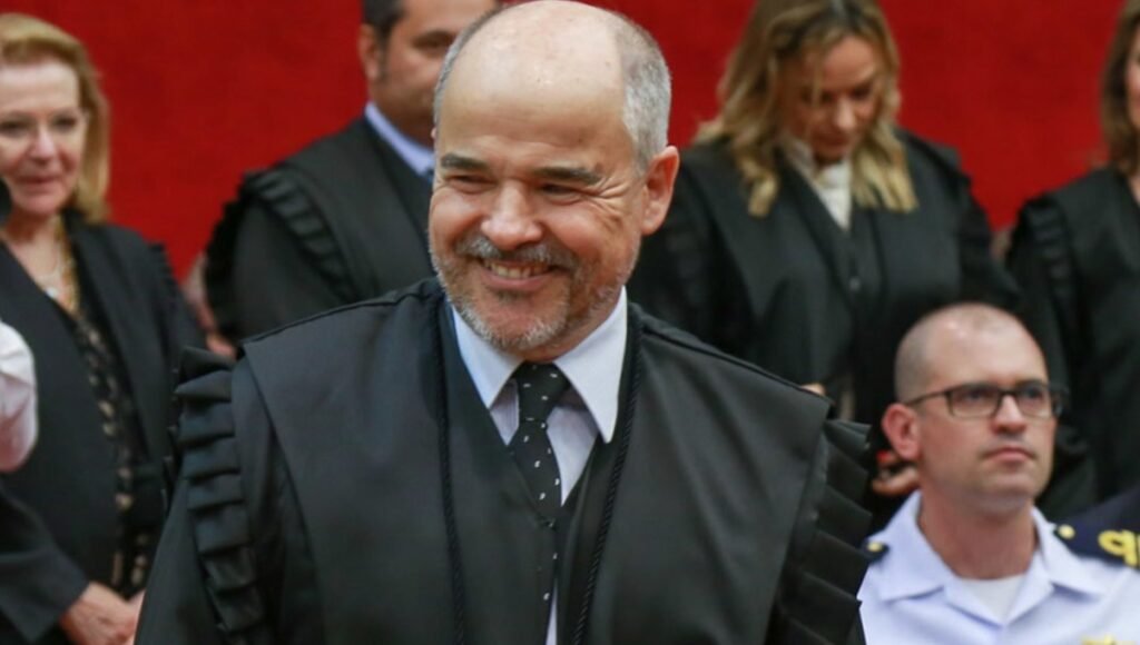 Há anos a esquerda repete que a Lava Jato foi “exagero”, que juízes e desembargadores passaram dos limites, enquanto os mesmos políticos investigados vão sendo reabilitados, soltos e até voltando ao poder. Agora, mais um capítulo mostra quem realmente manda no jogo. O Conselho Nacional de Justiça, alinhado às decisões do STF, puniu por unanimidade dois desembargadores do TRF-4, tribunal que ficou conhecido como o coração da Lava Jato. A mensagem é clara: quem ousar contrariar ordem de ministro do Supremo, mesmo alegando boa-fé, será enquadrado. Por que punir quem julgou corrupção? Porque o alvo simbólico sempre foi a Lava Jato e tudo que ela representou contra o sistema político tradicional. A decisão nasceu justamente de um embate envolvendo a 13ª Vara de Curitiba, berço dos processos que atingiram a cúpula da esquerda. Quem está realmente sendo protegido? Os fatos mostram que não é o contribuinte. Enquanto decisões de Dias Toffoli vão desmontando condenações e abrindo caminho para anulações, qualquer resistência dentro da Justiça é tratada como “falta disciplinar”. Isso é tratamento igualitário entre direita e esquerda? Não. Quando é alguém ligado à Lava Jato, o rigor é máximo. Quando é aliado político da esquerda, a narrativa vira “garantia de direitos” e “correção de abusos”. Agora, o desembargador Loraci Flores de Lima, após a punição do CNJ, alegou “incompatibilidade” e renunciou à relatoria das ações remanescentes da Lava Jato no TRF-4. Ou seja, mais um nome ligado ao combate à corrupção é afastado do tabuleiro, enquanto o sistema respira aliviado. Até quando o Brasil vai aceitar ver quem enfrentou a roubalheira sendo punido, e quem foi beneficiado por ela sendo blindado em Brasília?