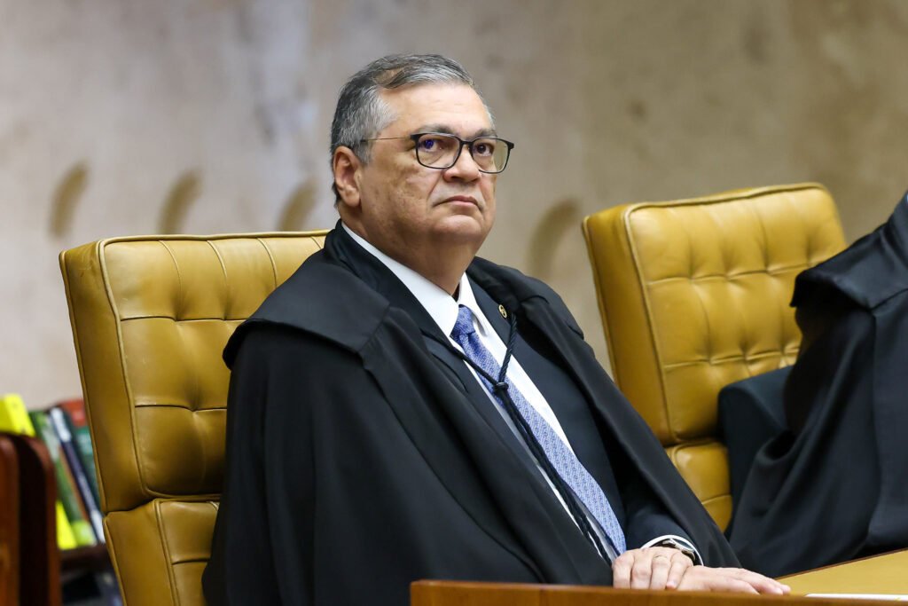 Flávio Dino, recém-chegado ao STF, autorizou a Polícia Federal a investigar Fábio Luís Lula da Silva, o Lulinha, por suspeita de tráfico de influência em contratos milionários com o governo federal. Sim, o próprio filho de Lula, de novo, no centro de um inquérito que envolve uma empresa de tecnologia com R$ 81,1 milhões em contratos públicos. A suspeita é direta: Lulinha teria usado o peso do sobrenome Lula para influenciar a obtenção desses contratos. Quantas vezes mais isso vai se repetir? Acontece agora: este já é o terceiro inquérito contra Lulinha no STF. Dois deles foram autorizados por André Mendonça e agora entra em cena Flávio Dino, ministro indicado por Lula, liberando a PF para ir pra cima do filho do presidente. Cadê a tal “perseguição só contra a esquerda” agora? O primeiro inquérito mira influência indevida e possível corrupção na flexibilização da cannabis medicinal, com participação do famoso “Careca do INSS”. O segundo foca a Dataprev, onde a PF aponta que Lulinha, o mesmo Antunes e a empresária Roberta Luchsinger teriam atuado para conseguir contratos junto à estatal de tecnologia. E agora surge mais um caso, com contratos de mais de 80 milhões de reais. Se fosse filho de Bolsonaro, o que aconteceria? A resposta é óbvia: já teria manchete diária, pedido de prisão, CPI relâmpago e show de indignação na mídia. Mas como é filho de Lula, a reação é sempre mais lenta, mais cuidadosa, mais “técnica”. Por que sempre aparece um novo inquérito? Porque a cada investigação surgem novas pontas, novos contratos, novos personagens. A PF segue o rastro do dinheiro e das relações políticas. E o nome de Lulinha insiste em aparecer. Quem está dizendo que é perseguição política? O advogado de Lulinha, Marco Aurélio de Carvalho, já correu para falar em “uso político-eleitoral” da PF. Em vez de explicar os contratos, correu ao Ministério da Justiça para reclamar das investigações e pedir acesso aos autos. Por que o advogado fala em desgaste político? Porque sabe que, para a opinião pública, o desgaste é enorme: filho do presidente, contratos milionários, suspeita de tráfico de influência. Então a estratégia é velha: atacar a PF, falar em perseguição, tentar transformar investigação em vitimismo. A PF está exagerando nas investigações? A PF está fazendo o que sempre cobram que seja feito: investigar quem tem poder, quem tem sobrenome forte, quem está perto do Planalto. O que incomoda é que, desta vez, o alvo não é a direita, e sim o círculo íntimo de Lula. Por que a esquerda fala em uso eleitoral? Porque é a narrativa pronta: quando a PF investiga aliados de Lula, é “uso político”. Quando investiga alguém da direita, é “defesa da democracia”. Dois pesos, duas medidas, sempre. O que muda com Dino autorizando a investigação? Muda o discurso de blindagem. Se até um ministro indicado por Lula, ex-ministro da Justiça do governo petista, autoriza a PF a investigar o filho do presidente, fica mais difícil sustentar que tudo é apenas perseguição da “direita golpista”. A própria esquerda fica sem discurso. Por que a Dataprev entrou na história? Porque é uma estatal estratégica de tecnologia e dados. Onde há muito dinheiro público e contratos de tecnologia, há espaço para influência política. A PF quer saber se o sobrenome Lula foi usado como chave de acesso. O que são esses R$ 81,1 milhões? São contratos de uma empresa de tecnologia com o governo federal, sob suspeita de terem sido facilitados por influência política de Lulinha. Não é trocado, é dinheiro pesado, pago pelo contribuinte. Até quando vão falar em perseguição? Enquanto der para segurar a narrativa. Mas com três inquéritos, ministros diferentes do STF e a PF apontando caminhos parecidos, fica cada vez mais difícil vender a ideia de que tudo é “armação”. O brasileiro está cansado de ver sempre os mesmos nomes, os mesmos sobrenomes, os mesmos esquemas. Por que o brasileiro está cansado disso? Porque a promessa era de “governo dos mais pobres”, “ética”, “respeito às instituições”. Na prática, o que aparece são suspeitas de tráfico de influência, contratos milionários, reuniões de bastidor para tentar frear investigação e discurso pronto de vitimização. A grande pergunta que fica é: até quando o sistema vai fingir que isso é normal? A resposta depende da pressão da sociedade. Quando o assunto envolve a direita, a cobrança é imediata. Quando envolve a esquerda, tudo vira “complexo”, “sensível”, “politizado”. O recado dessa nova decisão é claro: o cerco está apertando, e a blindagem começa a rachar. Quem ainda acredita que é tudo coincidência? Só quem escolheu fechar os olhos. Três inquéritos, contratos milionários, influência política, PF em campo, STF envolvido. Não é novela, é o Brasil real. E o contribuinte, mais uma vez, paga a conta enquanto assiste, indignado, a mesma história se repetir com os mesmos protagonistas.