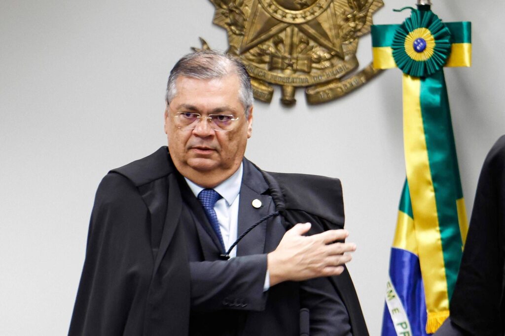 Todo brasileiro já percebeu que, quando o assunto é dinheiro público, a conta quase nunca fecha para o lado certo. Anos de promessas de transparência, plataformas modernas, discursos de moralidade, e o resultado é sempre o mesmo: rastro de emendas, pouca explicação e muita desconfiança. Agora, em pleno clima de disputa política, o STF volta ao centro do tabuleiro com Flávio Dino puxando as cordas e colocando a Polícia Federal em movimento sobre as famosas emendas Pix. E, curiosamente, o foco atinge justamente quem está ligado à direita e à oposição, ao mesmo tempo em que velhos conhecidos da esquerda aparecem no bolo tentando passar despercebidos. Por que só agora essa pressa toda? A decisão vem depois de o TCU apontar problemas em 82% das emendas Pix auditadas, mostrando um sistema inteiro cheio de brechas. Mesmo assim, o que chama atenção é o timing: em meio à pré-campanha, o vice de Flávio Bolsonaro, Alfredo Gaspar, entra na linha de tiro, enquanto nomes ligados ao PT e à base de esquerda seguem contando com a velha blindagem política e narrativa de vítimas. Quem realmente será cobrado aqui? Segundo o relatório, há indícios de fraude, obras não realizadas, superfaturamento e gastos sem nota fiscal. O próprio Gaspar afirma que a PGR já havia arquivado pedido de investigação e associa a retomada do caso ao lançamento de sua candidatura. Do outro lado, aparece o ex-líder do PT Rogério Carvalho e até o nome de Lindbergh Farias ligado a emendas questionadas por Gustavo Gayer. Por que só a direita vira manchete? Porque, na prática, a indignação seletiva virou regra. Quando é aliado da esquerda, o discurso é de “falhas do sistema”. Quando envolve alguém próximo a Bolsonaro, vira espetáculo judicial. Quem controla esse jogo hoje? O STF, com Dino, exige explicações do governo, do Congresso e mira até as chamadas emendas de liderança, que somam mais de 1 bilhão de reais sem autor claramente identificado. Até quando essa seletividade continuará? Enquanto o sistema for opaco e a cobrança tiver lado, o brasileiro vai continuar desconfiando de tudo. O que está realmente em jogo? A disputa pelo controle político das emendas e da narrativa sobre quem é corrupto e quem é protegido pelo sistema. Quem está com medo agora? Quem sabe que, se a investigação fosse para todos com o mesmo peso, muita gente da esquerda também teria muito a explicar. Isso vai atingir a esquerda também? Se a lei valesse igual para todos, sim. Mas o histórico mostra que a cobrança costuma ser bem mais dura quando o alvo está do lado conservador.