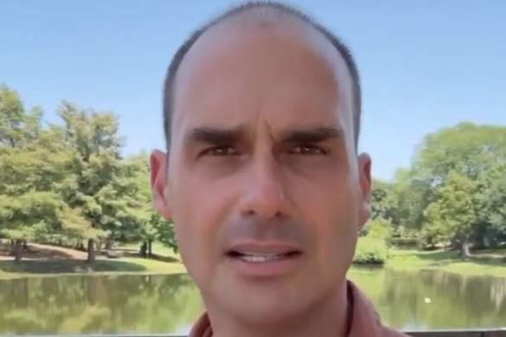 Todo mundo já percebeu que, quando o assunto é direita, família e conservadorismo, a caneta de Alexandre de Moraes parece ficar mais pesada. Enquanto a esquerda posa de defensora da democracia, o que o brasileiro comum enxerga é um poder sem freio, que não respeita nem as datas mais simbólicas para quem valoriza a família. Até quando o STF vai testar limites? A postura de Moraes, repetida em vários episódios, mostra um padrão de perseguição política contra quem pensa diferente do sistema. Quando envolve Bolsonaro, seus aliados ou qualquer voz conservadora, a pressa em punir é imediata. Quando é com a esquerda, a conversa muda, tudo vira “contexto”, “interpretação”, “liberdade artística”. Por que só a direita paga? Porque virou conveniente. A narrativa oficial precisa de um inimigo, e o inimigo é sempre o conservador que defende pátria, família e ordem. Assim, decisões duríssimas são tomadas justamente em momentos sensíveis, como o Dia dos Pais, atingindo não só o alvo político, mas também a estrutura familiar que a esquerda tanto ridiculariza. O que isso revela do sistema? Revela um Brasil onde a justiça parece ter lado, onde a toga virou escudo para blindar uns e arma para esmagar outros. Quando até uma data dedicada aos pais é marcada por atos considerados cruéis por parlamentares como Eduardo Bolsonaro, fica claro que não é mais sobre lei, é sobre poder. Quem defende a família hoje? São justamente aqueles que vêm sendo calados, censurados e perseguidos. O recado que fica é duro: se até o Dia dos Pais pode ser usado para humilhar e intimidar, qual será o próximo limite a ser rompido? O brasileiro conservador está cansado de assistir calado a esse espetáculo de arbitrariedade travestido de justiça.