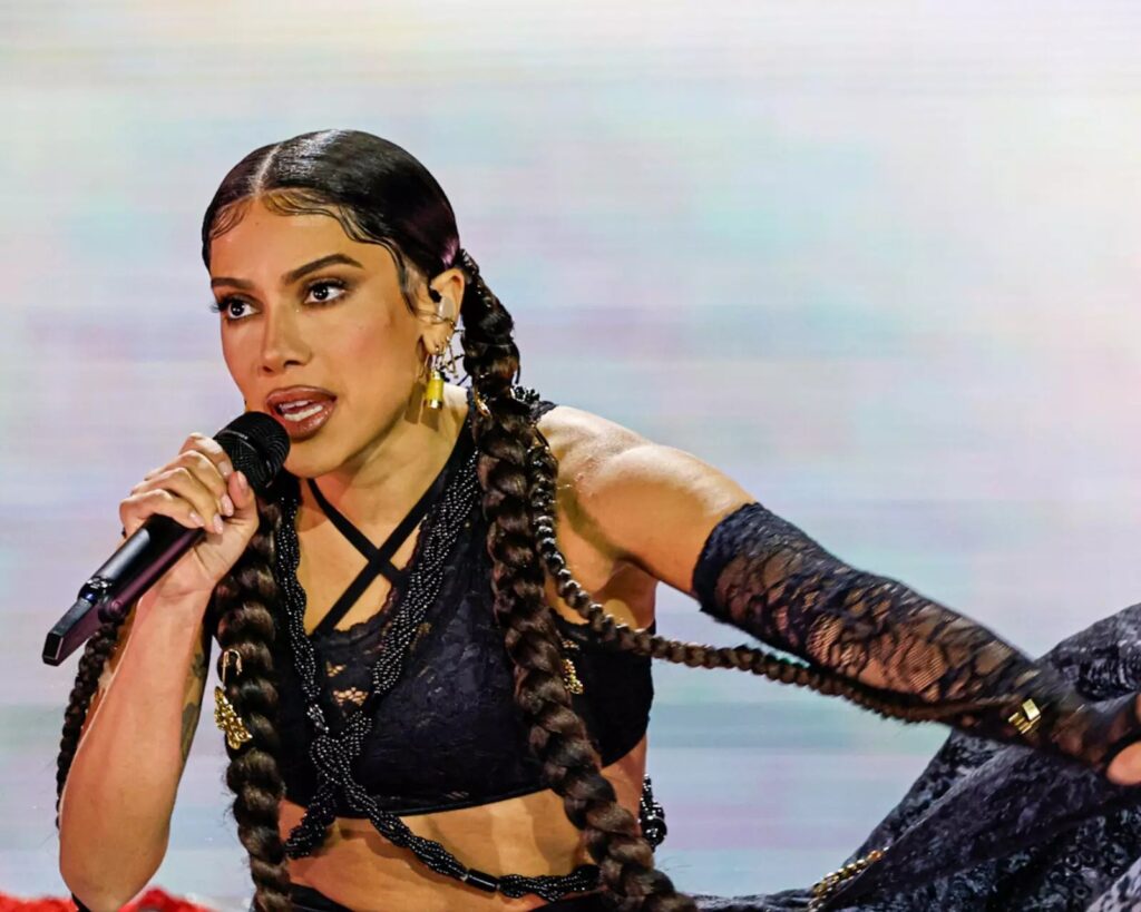 Anitta apareceu no Mais Você dizendo que está em fase zen, cheia de retiros, meditação, terapias e psicólogos, mas deixou claro: não vai parar de rebolar. A cantora contou que agora cuida do “interior”, faz imersões no meio do mato, busca equilíbrio emocional e espiritual, mas mantém exatamente o mesmo estilo de sensualização que sempre marcou sua carreira. Quem acompanha a trajetória de Anitta sabe que a imagem dela sempre foi construída em cima de coreografias ousadas, letras sensuais e muita exposição do corpo. Agora, o pacote ganhou um novo rótulo: autoconhecimento, bem-estar e álbum “EQUILIBRIVRVM”. A mensagem é simples: continua tudo igual no palco, só que com uma narrativa mais “profunda” para acompanhar. Por que essa fase zen agora? Ela mesma explica que passou a investir pesado em retiros de meditação, dentro e fora do Brasil, além de acompanhamento psicológico. Segundo Anitta, a diferença é que hoje ela dança e sai porque está bem, não por desespero. Ou seja, o rebolado continua, mas com “intenção”. Quem está bancando essa mudança? A própria artista, com sua agenda de shows e projetos, usa esse novo discurso para fortalecer a marca pessoal. O álbum novo nasce exatamente dessa fase, misturando espiritualidade com o mesmo apelo sensual de sempre. Qual mensagem Anitta quer passar? Ela tenta mostrar que é possível ser altamente sensual e, ao mesmo tempo, vender uma imagem de equilíbrio emocional. Em vez de abandonar o que a consagrou, ela ressignifica: o que antes podia soar como fuga ou exagero, agora vira expressão de uma mulher “curada” e consciente. Isso muda o conteúdo dos shows? Na prática, não. Ela afirma que continua adorando rebolar, dançar e sair. A mudança está no discurso que acompanha o espetáculo, não no espetáculo em si. Quem ganha com essa nova narrativa? A própria Anitta, que amplia o público: fala com quem gosta da fase “empoderada” e, ao mesmo tempo, com quem busca temas como saúde mental, terapia e espiritualidade. Por que tanto foco em retiros espirituais? Ela diz que usa esses momentos para se conhecer melhor, encarar dificuldades do dia a dia e receber “luz” de terapeutas e psicólogos. Esse processo, segundo ela, ajudou diretamente na criação do novo álbum. Isso é só marketing de imagem? É impossível ignorar o quanto essa fase combina perfeitamente com o lançamento de um projeto chamado “EQUILIBRIVM”. A narrativa de cura interior encaixa como luva em uma indústria que hoje vende bem qualquer produto ligado a bem-estar e autoconhecimento. O público vai comprar essa nova fase? Muitos fãs devem aplaudir a versão mais “zen” da cantora, enquanto outros podem enxergar apenas uma embalagem mais sofisticada para o mesmo conteúdo de sempre. No fim, o recado de Anitta é claro: ela não vai abrir mão do rebolado, apenas o cercou de terapeutas, meditação e discursos de equilíbrio. A pergunta que fica é se essa mistura de espiritualidade com sensualização vai ser vista como evolução verdadeira ou apenas como mais um capítulo bem calculado da construção da sua própria marca. Ninguém esperava tanta meditação? Sim, surpreende ver Anitta detalhando retiros, terapias e apoio psicológico. Isso muda a carreira dela? Muda a narrativa, não o eixo principal da carreira musical. O álbum novo é sobre equilíbrio? Sim, o próprio nome “EQUILIBRIVM” reforça essa proposta de equilíbrio. Ela vai diminuir a sensualização agora? Não, ela afirma claramente que continuará rebolando e sensualizando. Os retiros são no Brasil também? Sim, ela faz retiros fora do país e também no Brasil. Ela diz estar emocionalmente melhor hoje? Sim, afirma que agora dança por estar bem, não por desespero. A terapia influenciou diretamente o álbum? Sim, ela diz que esse processo ajudou na construção do projeto. Ela critica a fase antiga dela? Não, apenas diferencia a intenção entre antes e agora. O foco agora é saúde mental? É um dos focos, junto com espiritualidade e autoconhecimento. O público pode esperar nova Anitta? Pode esperar novo discurso, mas com o mesmo estilo sensual no palco.