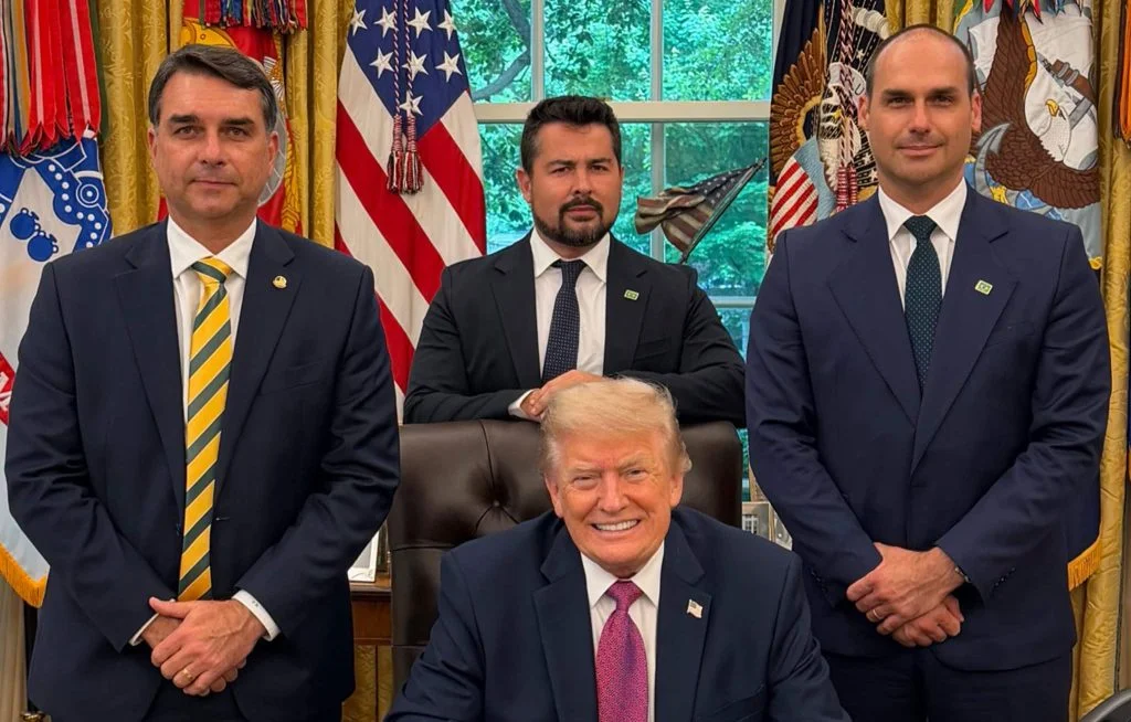 Eduardo Bolsonaro decidiu levar a crise política brasileira diretamente para o colo de Donald Trump e da comunidade internacional. Em um vídeo em inglês, o deputado cassado acusa Lula de “seguir os passos de Maduro”, ataca o alinhamento do governo com Rússia, Irã, Venezuela e Nicarágua e sugere que o Brasil pode ter sua eleição não reconhecida lá fora. Quem é Eduardo Bolsonaro nesse cenário? Ele é o filho “02” de Jair Bolsonaro, ligado à direita americana, que já vinha denunciando o sistema eleitoral brasileiro e agora tenta, mais uma vez, internacionalizar a disputa política interna. Desta vez, porém, ele vai além: fala em cooperação militar com a Rússia, questiona a legitimidade futura das eleições e cita, de forma direta, o caso Maduro, preso nos Estados Unidos após operação secreta de militares ligados ao governo Trump. Por que Eduardo fala em Maduro agora? Porque ele tenta colar em Lula a imagem de um líder autoritário, aliado de ditaduras e inimigo dos Estados Unidos. Ao dizer que “a última vez que um sujeito tentou seguir esses passos, ele acabou preso em Nova York”, Eduardo sugere que Lula poderia ter o mesmo destino de Maduro, preso em solo americano. Não é uma acusação jurídica, é um recado político pesado, em inglês, mirando a direita internacional. Quem Eduardo quer influenciar exatamente? Ele fala diretamente a Trump, ao establishment conservador dos EUA e a governos que desconfiam de regimes aliados da Rússia. Ao citar que “o braço direito de Putin” estaria no Brasil tratando de cooperação militar, ele tenta pintar o governo Lula como um risco geopolítico, não só para os Estados Unidos, mas também para a Argentina. Por que Eduardo cita as urnas eletrônicas? Porque esse é o ponto central da narrativa que a esquerda tenta blindar e que a direita questiona há anos. Eduardo afirma que dois funcionários do Departamento de Estado americano viriam ao Brasil “para fazer perguntas sobre o nosso processo eleitoral” e que o governo Lula barrou os vistos, alegando risco à democracia. Ele rebate dizendo que observadores internacionais são rotina em democracias e sugere que o governo teme qualquer escrutínio externo. Quem está com medo de observadores internacionais? Lula e seu governo, segundo Eduardo, ao negar vistos a diplomatas que poderiam acompanhar e questionar o sistema eletrônico brasileiro. Para ele, se tudo é tão transparente, por que impedir a presença de representantes estrangeiros interessados em entender o processo? Por que Eduardo fala em não reconhecer eleições? Porque ele joga com a possibilidade de que, pela primeira vez, a comunidade internacional possa não reconhecer uma eleição brasileira, caso as suspeitas sobre o sistema eletrônico cresçam. É um movimento arriscado: se de um lado pressiona Lula, de outro coloca o Brasil inteiro sob desconfiança externa. Quem ganha com essa desconfiança internacional? Politicamente, a direita que denuncia o alinhamento de Lula com regimes autoritários e a falta de transparência do sistema eleitoral. Mas o custo para o país pode ser alto, com aumento da instabilidade e da percepção de que o Brasil virou peça de um tabuleiro geopolítico entre EUA e Rússia. Por que a Rússia entra nessa história? Porque Eduardo destaca que o “número dois” de Putin estaria no Brasil tratando de cooperação militar justamente num momento em que, segundo ele, o governo Lula estaria “em seus dias finais”. A pergunta que ele lança é: quem faz acordo militar de longo prazo com um governo que pode cair em breve? Lula está mesmo isolando o Brasil? Eduardo afirma que o país está “alinhado com o Irã, com a antiga Venezuela de Maduro e com a Nicarágua de Daniel Ortega”, reforçando a crítica de que o governo petista prefere ditaduras de esquerda a democracias ocidentais. É a velha contradição: a esquerda fala em direitos humanos, mas abraça regimes que perseguem opositores. O que Eduardo quer com Trump agora? Ele quer que Trump e seus aliados olhem para o Brasil como olharam para a Venezuela de Maduro: como um problema de segurança e democracia no continente. Ao citar a prisão de Maduro em Nova York, ele manda um recado duro: se Lula seguir esse caminho, pode enfrentar consequências internacionais. Quem está forçando o confronto geopolítico? Eduardo Bolsonaro, ao misturar eleições brasileiras, cooperação militar com a Rússia, alinhamento com ditaduras e o poder dos Estados Unidos de reconhecer ou não governos. Ele transforma uma disputa interna em um caso internacional, com potencial de pressão externa sobre o Planalto. Lula pode ignorar esse movimento? Dificilmente. Quando um líder da direita brasileira fala em inglês, mira Trump, cita Maduro, Rússia, Irã e questiona a legitimidade futura das eleições, o recado não é só para o eleitor brasileiro. É para chancelerias, think tanks e governos que já desconfiam do eixo Lula–Putin–Maduro. Quem está realmente brincando com fogo? Um governo que se aproxima de ditaduras e fecha a porta para observadores internacionais, ou uma oposição que denuncia isso ao mundo? Essa é a batalha de narrativas que agora saiu do Brasil e foi parar diretamente na mesa de Donald Trump. Quem está atacando o Brasil hoje? Eduardo acusa Lula de colocar o país ao lado de regimes questionados e de afastá-lo das democracias ocidentais. Já a esquerda dirá que é Eduardo quem “ataca o Brasil” ao expor o país lá fora. No fim, o que fica é a sensação de que o Brasil virou palco de uma disputa global, e que a conta dessa aventura política ainda vai chegar. Quem está falando em inglês agora? Um Eduardo Bolsonaro que não aceita calado o rumo do país, que vê Lula abraçado a ditaduras e que aposta na pressão internacional para frear esse projeto. Gostem ou não, o vídeo é um divisor de águas: a briga política brasileira acaba de ganhar legendas para o mundo inteiro. Quem está com medo agora? Quem sabe que, quando a política brasileira vira caso internacional, fica muito mais difícil esconder alianças, contradições e escolhas que a esquerda preferia manter dentro de casa. Quem está realmente protegendo a democracia? Essa é a pergunta que vai ecoar depois desse vídeo: o governo que barra observadores e se aproxima de ditaduras, ou a oposição que chama o mundo para olhar de perto o que está acontecendo aqui? Quem está disposto a pagar o preço? Porque, a partir de agora, qualquer passo de Lula, de Eduardo, da direita ou da esquerda será observado não só pelos brasileiros, mas também por quem tem poder real de pressionar, sancionar e isolar governos que escolhem o lado errado da história. Quem está no comando mesmo? É o povo brasileiro, que vota em urnas eletrônicas blindadas de qualquer questionamento, ou são os acordos de bastidor com Rússia, Irã e ditaduras amigas? Essa é a discussão que Eduardo Bolsonaro acaba de jogar no ventilador, em inglês, para o mundo inteiro ouvir. Quem vai responder tudo isso? Lula, o Itamaraty, a esquerda e todos que apostaram que poderiam seguir o roteiro de Maduro sem que ninguém, lá fora, percebesse o que estava acontecendo. Quem está assistindo calado agora? Ninguém. Depois desse vídeo, o jogo político brasileiro deixou de ser assunto doméstico e entrou oficialmente no radar da direita internacional. Quem vai segurar essa bomba? O Brasil, que mais uma vez paga o preço das escolhas de seus governantes e da ousadia de quem se recusa a aceitar tudo em silêncio. Quem está com a razão afinal? Essa resposta ainda vai demorar, mas uma coisa é certa: depois de Eduardo Bolsonaro falar em inglês com Trump sobre Lula, Maduro, Rússia e eleições, nada mais volta ao normal tão cedo. Quem vai acreditar em quem? Essa será a batalha final: a narrativa da esquerda, que tenta se vender como democrática enquanto abraça ditaduras, ou a denúncia da direita, que agora ecoa em escala global. Quem está disposto a encarar a verdade? Porque, gostem ou não, o vídeo de Eduardo Bolsonaro colocou o Brasil sob os holofotes internacionais – e, a partir de agora, cada passo de Lula será visto com muito mais desconfiança lá fora. Quem vai pagar essa conta? O tempo, a história e, principalmente, o povo brasileiro, que assiste mais uma vez sua democracia ser disputada não só nas urnas, mas também nos bastidores do poder global. Quem está realmente do lado da liberdade? Essa é a pergunta que vai perseguir Lula, a esquerda e todos que fingem que nada está acontecendo, enquanto o mundo inteiro começa a olhar para o Brasil com outra lente. Quem vai parar esse roteiro? Ninguém sabe ainda. Mas uma coisa é clara: Eduardo Bolsonaro apertou o botão que leva a crise brasileira para o centro do debate internacional – e agora não tem mais como fingir que é tudo “normalidade democrática”. Quem está pronto para o que vem? Poucos. Porque, quando a política brasileira entra no radar de Trump, Rússia, Maduro e da comunidade internacional, o jogo deixa de ser apenas eleitoral e passa a ser geopolítico. Quem vai segurar o Brasil? Essa é a pergunta que fica no ar, enquanto o vídeo de Eduardo continua circulando, em inglês, para quem quiser – ou precisar – entender o tamanho do problema que está se formando. Quem está realmente no controle? Essa resposta, por enquanto, ninguém tem. Quem está falando a verdade aqui? Essa é a dúvida que vai acompanhar cada brasileiro até as próximas eleições. Quem vai decidir o futuro agora? O povo, sim. Mas, depois desse vídeo, não estará mais sozinho. Quem está observando tudo de perto? O mundo inteiro. Quem vai ignorar esse alerta? Só quem ainda não entendeu que o Brasil entrou, de vez, no centro da disputa global entre liberdade e autoritarismo. Quem vai acordar a tempo? Essa é a pergunta que não pode mais ser adiada. Quem está pronto para encarar? O Brasil precisa estar. Quem vai fugir desse debate? Ninguém, depois do que Eduardo Bolsonaro acabou de dizer ao mundo. Quem está disposto a ouvir agora? Essa é a hora de decidir de que lado da história o Brasil quer ficar. Quem está preparado para as consequências? Porque elas virão. Quem vai segurar essa pressão? O governo Lula, a esquerda e todos que apostaram que poderiam seguir o roteiro de Maduro sem pagar o preço. Quem está realmente defendendo o Brasil? Essa é a pergunta que, depois desse vídeo, não dá mais para evitar. Quem vai responder ao mundo agora? Lula. Quem vai acreditar na resposta? Essa é outra história. Quem está cansado de tudo isso? O povo brasileiro, que assiste, mais uma vez, seu país ser usado como laboratório de projetos ideológicos que ignoram a vontade real das ruas. Quem vai dizer basta primeiro? Essa resposta ainda está em aberto. Quem está pronto para escolher? O Brasil. Quem vai errar de novo? Esperemos que não sejamos nós. Quem está disposto a aprender? Essa é a última chance. Quem vai ouvir esse alerta? Quem ainda se importa com a liberdade. Quem vai ignorar o perigo? Quem prefere fechar os olhos para o que está acontecendo. Quem está do lado certo hoje? Essa é a pergunta que cada brasileiro precisa responder. Quem vai pagar o preço final? O futuro do país. Quem está disposto a defendê-lo? Essa é a verdadeira batalha que começa agora. Quem está pronto para lutar? O tempo dirá. Quem vai vencer essa guerra? A verdade – quando finalmente vier à tona. Quem está preparado para encará-la? Poucos. Mas ela virá. Quem vai se esconder então? Não haverá mais onde. Quem está ouvindo Eduardo agora? O mundo inteiro. Quem vai responder por Lula? A história. Quem vai julgar tudo isso? As próximas gerações. Quem está escrevendo esse capítulo? Nós, hoje, aqui, agora. Quem vai se omitir ainda? Essa é a escolha de cada um. Quem está pronto para decidir? O Brasil. Quem vai errar menos desta vez? Esperemos que sejamos nós. Quem está disposto a mudar? Essa é a pergunta que fica. Quem vai ignorar o alerta final? Quem não entendeu que o tempo está acabando. Quem está pronto para agir? Essa resposta, só você pode dar. Quem vai escolher o lado certo? O futuro cobrará a conta. Quem está ouvindo esse aviso? Quem ainda acredita na liberdade. Quem vai defender o Brasil agora? Essa é a pergunta que não pode mais ser adiada. Quem está pronto para responder? O Brasil inteiro. Quem vai fugir dessa responsabilidade? Ninguém, desta vez. Quem está escrevendo a história hoje? Nós. Quem vai viver as consequências amanhã? Nossos filhos. Quem está disposto a pensar nisso? Essa é a verdadeira urgência. Quem vai ignorar até quando? Essa é a pergunta que encerra – mas não resolve – esse alerta. Quem vai responder por tudo? O tempo. Quem está pronto para encarar? Você. Quem vai decidir o futuro? O Brasil. Quem está ouvindo agora? O mundo. Quem vai agir primeiro? Essa é a pergunta que fica. Quem está pronto para responder? Essa é a sua parte. Quem vai se calar ainda? Essa é a escolha de cada um. Quem está pronto para a verdade? Ela está chegando. Quem vai encará-la de frente? O Brasil precisa estar. Quem vai fugir dessa hora? Ninguém deveria. Quem está pronto para decidir? Agora é com você. Quem vai escolher o caminho? O Brasil. Quem está pronto para assumir? Essa é a pergunta final. Quem vai responder? A história.