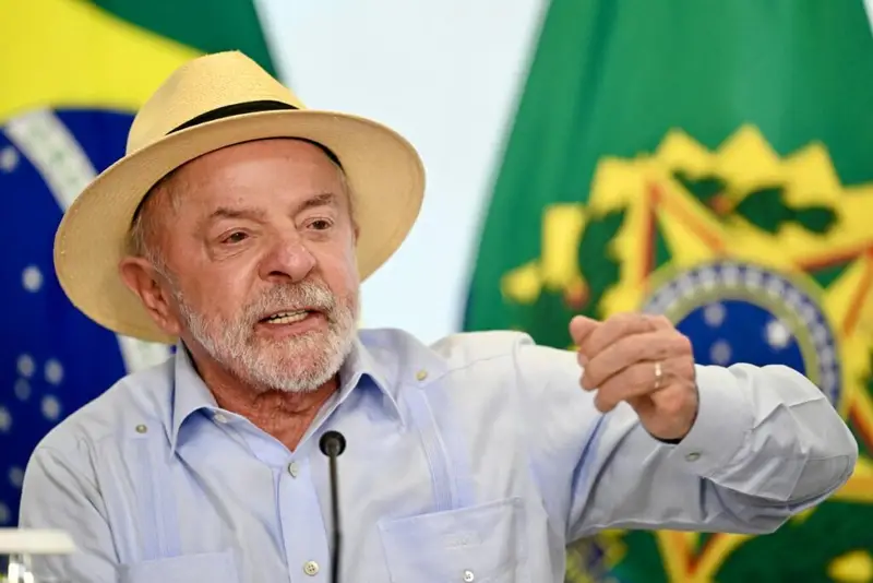 De novo, a mesma cena que o brasileiro cansado já conhece: Lula cercado de velhos aliados da esquerda, discurso inflamado, culpa jogada sempre nos mesmos alvos e nenhum reconhecimento da responsabilidade do próprio governo. Em vez de buscar pacificar o país e atrair investimento, o presidente prefere alimentar a narrativa de conflito permanente entre “pobres” e “mercado”. Quem ganha com esse teatro ideológico barato? A resposta é simples: ganha o próprio projeto de poder da esquerda, que precisa manter a população dependente do Estado e desconfiada de quem produz, empreende e gera emprego. No palco, ao lado de Guilherme Boulos, símbolo de invasões do MTST, e de Fernando Haddad, ministro da economia que não consegue destravar o crescimento, Lula escolheu mais uma vez o caminho da polarização. Em vez de cobrar eficiência de prefeituras, governadores e da própria máquina federal, preferiu apontar o dedo para bancos e para a Faria Lima, como se fossem inimigos do povo. Por que Lula ataca tanto bancos? Porque é mais fácil culpar o sistema financeiro do que admitir que a burocracia estatal, criada e alimentada por governos de esquerda, trava o acesso ao crédito e encarece tudo. Ele mesmo reconhece a papelada, a falta de documentação, o terreno irregular, mas joga a responsabilidade em quem empresta o dinheiro. Qual o recado ao mercado hoje? O recado é de hostilidade. Ao criticar juros e ajuste fiscal em um evento com o MTST, Lula sinaliza que prefere agradar movimentos de pressão e manter o gasto público solto, em vez de garantir previsibilidade para quem investe. Isso afasta capital, derruba confiança e, no fim, prejudica justamente o pobre que ele diz defender. Por que o MTST está no centro? Porque o movimento virou vitrine política da esquerda. Boulos, ex-coordenador do MTST, aparece ao lado do presidente como herói da “luta por moradia”, enquanto o histórico de invasões e confrontos é convenientemente varrido para baixo do tapete. A mensagem é clara: quem invade é tratado como parceiro, quem produz é tratado como vilão. Até quando o Brasil aceita isso? Enquanto a sociedade não cobrar coerência. Lula exalta um programa habitacional que promete milhões de casas, mas ignora que sem segurança jurídica, sem respeito à propriedade privada e sem ambiente favorável ao investimento, não há milagre. O discurso bonito não paga tijolo, não ergue parede e não entrega chave. Quem realmente paga essa conta? No fim, é o trabalhador comum. Ele vê o presidente atacar a Faria Lima, mas sente no bolso a inflação, os juros altos e a falta de emprego. Vê o governo posar de defensor dos pobres em palanque com MTST, mas continua preso na mesma burocracia que o impede de financiar sua casa. A retórica pode emocionar militância, mas a realidade cobra caro de quem não tem blindagem política.