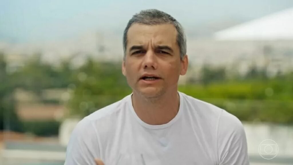 Wagner Moura apareceu no Conversa com Bial, direto da Grécia, dizendo que está “cansado de ser odiado” e que agora quer dialogar com a direita. O mesmo Wagner que há anos trata conservador como inimigo político, agora fala em tolerância, amor e democracia. Mudou mesmo ou só percebeu que a conta da militância começou a chegar? Ele reclamou da polarização, disse que “a maior ameaça à democracia é a polarização” e que “os fatos não importam mais”. Mas quem ajudou a alimentar essa polarização todos esses anos? Quem sempre tratou qualquer crítica à esquerda como ameaça fascista? mini_titulo_1 Aconteceu no programa: Wagner, milionário, morando fora do Brasil, sentado em Atenas tomando vinho com Pedro Bial, resolveu filosofar sobre justiça social, amor e afeto. E ainda se coloca como vítima: “estou cansado de ser odiado por uma galera”. A pergunta que fica é: quem passou anos demonizando a direita agora quer paz? Por que só agora diálogo? Porque ele sente o desgaste da imagem, da rejeição de parte enorme do público conservador, e tenta se reposicionar como alguém “aberto” ao debate, sem admitir o papel que teve na hostilidade contra a direita. mini_titulo_2 Ele afirmou que “a tolerância é um pilar da democracia” e que é preciso conviver com opiniões diferentes. Mas onde estava essa tolerância quando artistas, inclusive ele, chamavam conservadores de atrasados, ignorantes e inimigos da cultura? Onde estava essa defesa do diálogo quando a direita era tratada como gente que não merecia nem ser ouvida? Quem criou essa polarização toda? A própria elite cultural de esquerda, que passou anos criminalizando qualquer pensamento conservador e reduzindo a direita a caricaturas, ajudando a dividir o país em “iluminados progressistas” e “bárbaros reacionários”. mini_titulo_3 Wagner ainda disse que hoje “os fatos não importam mais” e que cada um tem sua própria realidade. Mas quem relativizou fatos quando era para proteger governos de esquerda, minimizar escândalos, defender narrativas e atacar qualquer um que ousasse questionar? A mesma turma que agora posa de guardiã da verdade. Quem relativizou fatos primeiro? Setores da esquerda e da grande mídia, que trataram denúncias contra seus aliados como “narrativas” e rotularam quem discordava como espalhador de fake news, abrindo espaço para essa guerra de versões que ele agora critica. mini_titulo_4 O ator também tentou rebater a acusação de hipocrisia por ser milionário e continuar defendendo pautas de esquerda. Ele ironizou quem o critica por ter ficado rico: como se, segundo ele, existisse um “teto” de renda para poder ser de esquerda. Mas a crítica não é ser rico. A crítica é viver no conforto do exterior, cercado de privilégios, enquanto prega sacrifício, imposto alto e Estado gigante para quem ficou no Brasil. Por que chamam de hipocrisia? Porque ele defende políticas que pesam no bolso do trabalhador comum, mas vive blindado por uma realidade de artista global, em euro e dólar, distante das consequências práticas das ideias que apoia. mini_titulo_5 Wagner ainda se diz fruto de políticas públicas de cultura e cita outros atores beneficiados. Tudo bem reconhecer isso. Mas usar essa história para justificar qualquer discurso atual, como se fosse um selo automático de virtude, não cola mais. O brasileiro está cansado de ver artista bancado por lei de incentivo posar de consciência moral do país. Por que o público cansou disso? Porque vê uma elite cultural que fala em povo, mas vive longe do povo; fala em sacrifício, mas não abre mão de nenhum privilégio; fala em democracia, mas tenta silenciar quem pensa diferente. Ele quer mesmo ouvir direita? Se quisesse de verdade, começaria reconhecendo que ajudou a demonizar a direita, que tratou conservadores como inimigos e que a polarização não nasceu do nada. Sem autocrítica, o “diálogo” vira só discurso bonito para limpar a própria imagem. mini_titulo_6 No fim, ele diz que “o que importa é o amor” e que vai morrer dizendo o que pensa. Ninguém está pedindo para ele se calar. O que muita gente quer é coerência: não dá para passar anos atacando a direita e, quando o clima pesa, aparecer como vítima da polarização e defensor do diálogo. Por que essa fala repercute tanto? Porque expõe o cansaço do brasileiro com a seletividade da esquerda: quando ataca, é “resistência”; quando é criticada, vira “ódio”. Quando polariza, é “luta pela democracia”; quando sente o retorno, culpa a polarização. Ele entende a direita hoje? Não. Ele ainda fala da direita como algo distante, quase uma abstração, sem reconhecer que milhões de brasileiros conservadores são gente comum, trabalhadora, que só cansou de ser tratada como vilã por quem vive de discurso progressista em cenário de luxo. Até quando essa hipocrisia? Até o público parar de aplaudir automaticamente qualquer fala de artista engajado e começar a cobrar coerência entre o que ele prega em entrevistas e a vida confortável que leva bem longe da realidade que diz defender.