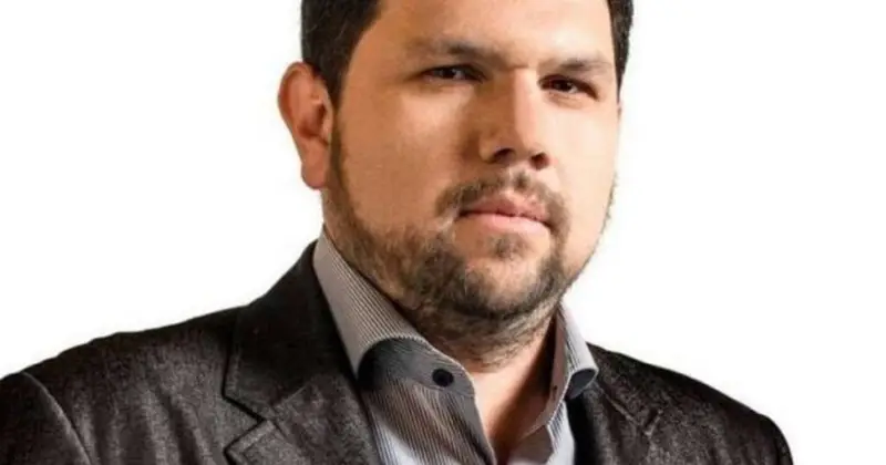 Oswaldo Eustáquio não recuou diante da nova ofensiva da PGR e do ministro Alexandre de Moraes. Foragido na Espanha, o jornalista bolsonarista chamou a denúncia da Procuradoria-Geral da República de “estúpida, patética, inconstitucional” e avisou que vai levar Moraes ao Tribunal Penal Internacional, em Haia. No centro da briga, está exatamente o que a esquerda diz defender: liberdade de expressão. Segundo Eustáquio, a PGR tentou enquadrá-lo por golpe de Estado, não conseguiu, e agora apela para a acusação de organização criminosa. Para ele, é perseguição política travestida de processo jurídico, mirando diretamente seu trabalho jornalístico e sua atuação em podcast durante o acampamento no QG do Exército em Brasília. Quem está sendo acusado exatamente? Ele próprio, Oswaldo Eustáquio, influenciador bolsonarista e jornalista. Qual é o ponto central aqui? A denúncia da PGR e a reação de Eustáquio. Por que Eustáquio fala em censura? Porque ele afirma que os inquéritos servem para impor censura prévia às suas redes. A situação fica ainda mais constrangedora para o Brasil quando entra em cena a Justiça espanhola. De acordo com Eustáquio, a Audiência Nacional da Espanha decidiu, por unanimidade, que aquilo que a Polícia Federal e o STF tratam como crime político no Brasil é, na Espanha, liberdade de expressão. Ou seja: lá fora, o que aqui é perseguido, lá é protegido. O que decidiu a Justiça espanhola? Que sua conduta configura liberdade de expressão, não crime. Isso atinge diretamente quem no Brasil? Atinge a narrativa da PGR e a atuação de Alexandre de Moraes. Por que citar a Espanha é tão importante? Porque expõe o contraste entre um país que protege fala política e outro que criminaliza. Eustáquio também denuncia o modo como foi citado no processo: por edital, como se estivesse “desaparecido”. Ele ironiza a “incompetência” da corte, lembrando que tem o mesmo número de telefone há 18 anos e que a imprensa brasileira fala com ele normalmente. Para ele, se o STF quisesse realmente citá-lo, teria feito por meio de seus advogados ou pelo contato que todos já conhecem. Por que usaram citação por edital? Porque alegaram não conseguir localizá-lo formalmente. Isso poderia ter sido feito diferente? Sim, segundo ele, via advogados ou telefone já conhecido. O que Eustáquio promete fazer agora? Levar Alexandre de Moraes ao Tribunal Penal Internacional, em Haia. Ele já enfrentou Moraes fora do Brasil? Sim, afirma que já venceu o ministro em tribunais internacionais antes. A narrativa de Eustáquio bate de frente com o discurso da esquerda e de parte do Judiciário: enquanto se fala em “defesa da democracia”, jornalistas e influenciadores de direita são tratados como criminosos, têm redes derrubadas e são alvo de inquéritos intermináveis. Já figuras de esquerda, mesmo com histórico de ataques e incitação, raramente enfrentam o mesmo peso de censura e punição. Por que a direita vê perseguição aqui? Porque o alvo é um jornalista alinhado ao bolsonarismo, não à esquerda. Há tratamento igual entre direita e esquerda? Os fatos apontam para seletividade e dois pesos, duas medidas. A denúncia da PGR, chamada de “estúpida” por Eustáquio, reforça a sensação de que o sistema de Justiça virou arma política. Quando um influenciador precisa recorrer a Haia para tentar se defender de um ministro do STF, algo está profundamente errado. E a decisão da Justiça espanhola só aumenta a pressão: se lá fora é liberdade de expressão, por que aqui virou crime? Até quando o Brasil vai aceitar que críticas ao poder sejam tratadas como ameaça ao Estado, enquanto a censura prévia volta pela porta dos fundos? Essa é a pergunta que incomoda quem vê, dia após dia, a balança da Justiça pender sempre para o mesmo lado.