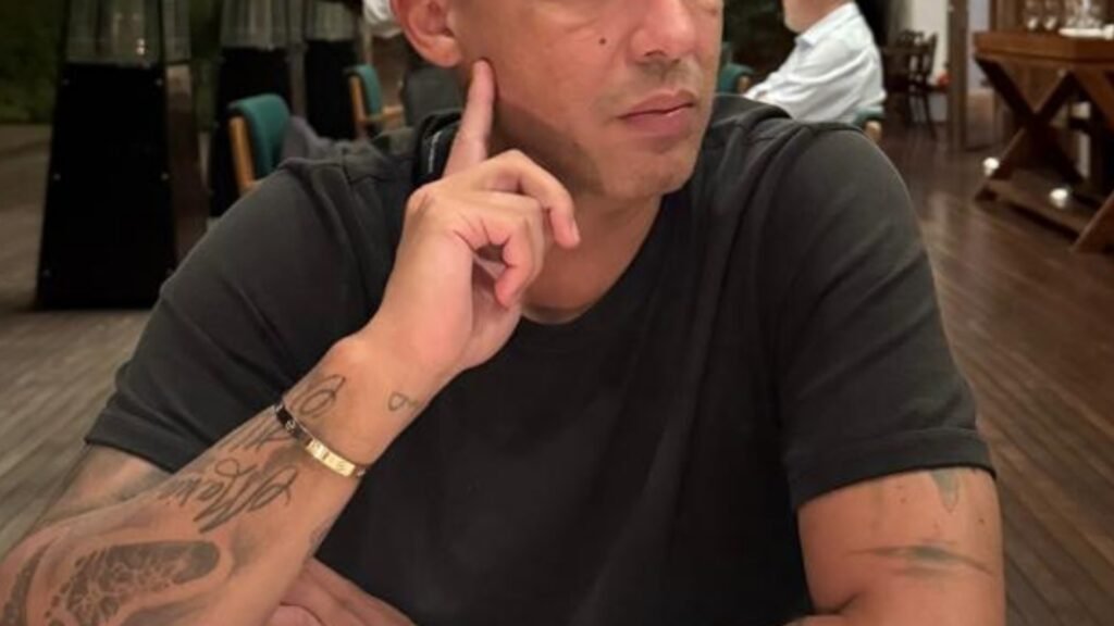Por anos, muita gente viu em certos jogadores de futebol exemplos para a juventude, rostos de campanhas bonitinhas contra violência, respeito à família e tudo mais. A mesma mídia que vive endeusando celebridade e passando pano para artista engajado adora vender a imagem de “herói” dentro de campo, como se isso garantisse caráter fora dele. De novo aparece o mesmo roteiro: fama, dinheiro, tapinha nas costas, entrevistas cheias de frases prontas e, quando a porta de casa fecha, a realidade é bem diferente. Quantos casos assim ainda vão surgir até alguém admitir que o problema é mais profundo do que o marketing em cima de ídolo de gramado e de palco? Quantos casos ainda vão aparecer? A cada nova denúncia, fica claro que a blindagem da fama ajuda a minimizar atitudes que, em qualquer cidadão comum, seriam tratadas com muito mais rigor e indignação pública. Segundo o boletim de ocorrência, a companheira do ex-jogador Jadson, ex-Corinthians e Athletico, chamou a polícia após ser agarrada pelo pescoço durante uma discussão, relatando tentativa de enforcamento com as duas mãos e dizendo que não foi a primeira vez. A polícia constatou marcas no pescoço, ele foi levado à Central de Flagrantes e indiciado por lesão corporal e injúria em contexto de violência doméstica. Por que a frase dele chocou tanto? Porque, em depoimento, o ex-atleta negou agressão física e resumiu tudo como “briga de marido e mulher, mas faz parte”, como se fosse algo normal, aceitável, corriqueiro. A defesa correu para pedir liberdade provisória, alegando que ele é réu primário, com vínculos na região, e a Justiça já concedeu que responda em liberdade. O processo está em segredo de justiça, com pedido de discrição. Enquanto isso, fica a sensação de sempre: quando é famoso, a conversa muda, o tom suaviza e a sociedade é empurrada a engolir mais um caso tratado como se fosse apenas “mais um problema de casal”. Até quando isso será normalizado? Enquanto a resposta continuar sendo relativizar, minimizar e esconder atrás de notas oficiais, a mensagem passada para a sociedade é de que a violência dentro de casa ainda é vista como detalhe, e não como linha vermelha que não pode ser cruzada.