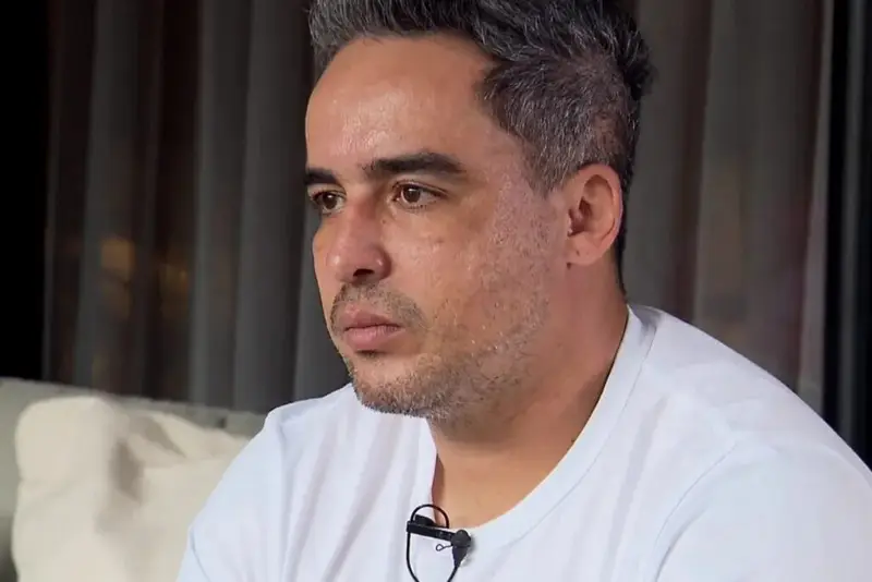 Durante anos, muita gente tratou certos jogadores como intocáveis, como se a fama em campo apagasse qualquer erro fora dele. A mesma cultura que a esquerda adora explorar em campanhas e discursos prontos sobre “respeito” e “direitos”, mas que some quando o assunto envolve seus ídolos, artistas e celebridades protegidas. Por que só alguns são cobrados? A cobrança costuma ser seletiva, dependendo de quem é o personagem e de quanto ele rende de narrativa para o momento. Quando interessa, é linchamento público. Quando não interessa, é silêncio constrangedor. Até quando vão relativizar agressões? Enquanto a sociedade aceitar justificativas esfarrapadas, a sensação é de impunidade e normalização da violência, principalmente dentro de casa. Agora, um ex-jogador de Corinthians, Athletico e Seleção Brasileira, com carreira longa e respeitada, entra nesse triste roteiro. Segundo relato da companheira à Polícia Militar no Paraná, a discussão de casal teria passado do limite, com ele segurando o pescoço dela com as duas mãos, deixando marcas. Ela ainda contou que não seria a primeira vez, mas que nunca teve coragem de registrar antes. Por que vítimas demoram tanto denunciar? Medo, dependência emocional, vergonha e a sensação de que ninguém vai acreditar pesam muito na decisão de ficar em silêncio por anos. O ex-atleta foi levado à Central de Flagrantes, ouvido pela Polícia Civil e autuado por violência doméstica e lesão corporal. A companheira pediu medidas protetivas e passou por exame para constatar as lesões. Ele, por sua vez, negou a agressão física e resumiu tudo com uma frase que escancara o problema cultural: "Foi uma briga de marido e mulher, mas faz parte". É exatamente esse “faz parte” que o Brasil conservador não aceita mais ver sendo normalizado.