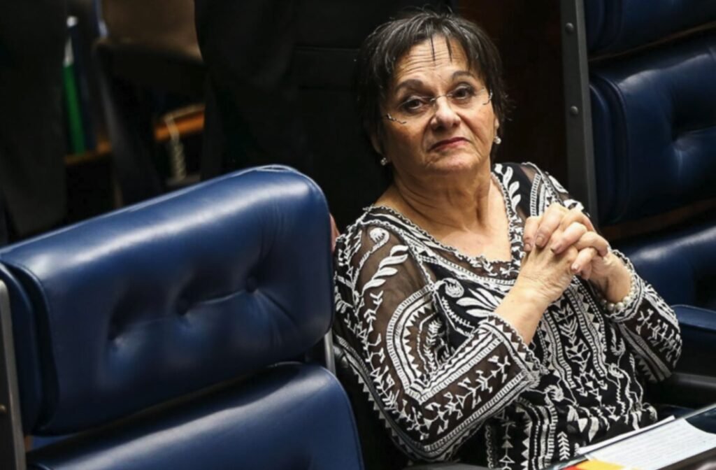 Todo mundo já percebeu como a palavra virou algo perigoso no Brasil. Quem é de direita sente isso na pele: fale o que não agrada o sistema e logo vem processo, censura, canetada. Enquanto isso, político de esquerda xinga, mente, ataca adversário e nada acontece. Agora, o caso Maria da Penha volta aos holofotes e reacende esse debate. O ex-marido, já condenado no passado pela tentativa de feminicídio, estava em liberdade desde 2002, mas com medidas protetivas recentes, impostas em 2024. Mesmo depois de décadas, a Justiça continua em cima de cada passo dele. Por que tanta seletividade jurídica existe? A resposta está no padrão que o brasileiro já conhece: quando interessa à narrativa, a Justiça age com todo o peso; quando não interessa, vira vista grossa. Aqui, o foco não é inocentar ninguém, mas mostrar como o Estado se acostumou a controlar até quem pode falar. Situação grave: entrevista vira motivo de prisão O Ministério Público do Ceará pediu a prisão preventiva depois que ele deu entrevista a uma emissora de TV sobre o caso. A Justiça entendeu que isso violou a ordem que proibia citar o nome e a imagem de Maria da Penha e das filhas em qualquer ambiente virtual. Isso é liberdade de expressão ainda? Não. É o Estado dizendo até onde alguém pode falar sobre a própria história, mesmo que o processo seja antigo e já conhecido do país inteiro. Por que a mídia entra nessa história? Porque a decisão manda retirar conteúdos, proíbe veiculação da reportagem e ainda ameaça com multa diária pesada se a emissora desobedecer. Ou seja, não é só o agressor que é calado, é a imprensa também. Censura judicial está normalizada? Infelizmente, sim. A cada decisão assim, o recado é claro: se a pauta não agrada, cala-se o entrevistado, cala-se o veículo, controla-se o debate. Enquanto isso, artistas de esquerda, políticos protegidos e aliados do sistema falam o que querem, atacam conservadores, debocham da fé do povo e seguem blindados. O brasileiro está cansado dessa balança torta: punição dura para uns, tapete vermelho para outros.