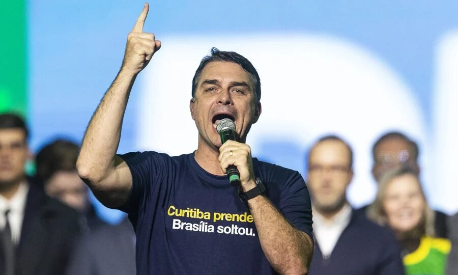 Flávio Bolsonaro foi pra cima do governo Lula e não economizou nas palavras: segundo o senador, o Planalto hoje “encoraja” e “sinaliza” apoio para criminosos e facções. Não é análise técnica, é denúncia direta: enquanto o cidadão de bem se tranca em casa, bandido solta fogos e desfila em paz nas ruas. Ele afirma que a política de segurança pública do PT fortalece o crime organizado. E aí vem a pergunta que ecoa nas redes: quem está se sentindo mais protegido hoje, o trabalhador ou o criminoso? Quem está se sentindo protegido hoje? Hoje, pela fala de Flávio e pela sensação nas ruas, quem parece mais à vontade é justamente o bandido, não o cidadão honesto. Flávio Bolsonaro, pré-candidato à Presidência, cravou que os marginais estão “encorajados pelo atual governo”, porque “a todo momento o governo federal sinaliza para bandido, para vagabundo”. É exatamente o oposto do discurso de “defesa da democracia” que a esquerda repete todo dia. Democracia pra quem, afinal? Democracia está protegendo quem hoje? Na prática, a crítica é que o sistema protege mais o criminoso do que a vítima, e que o discurso bonito de direitos humanos virou escudo para bandido. Enquanto o governo Lula evita qualquer medida mais dura contra facções, Flávio promete o contrário: aumentar o tempo de prisão para criminosos perigosos e devolver autonomia à Polícia Federal. Ele cutuca direto o coração do problema: hoje, segundo ele, PF corre atrás de adversário político, não de bandido. Polícia Federal persegue quem hoje? A crítica é que a PF estaria sendo usada politicamente, mirando opositores do governo em vez de focar no combate pesado ao crime organizado. E vem a proposta que mexe com tudo: classificar facções criminosas como organizações terroristas. PCC, Comando Vermelho e outras seriam tratadas como terrorismo, com punições muito mais duras. Curiosamente, os Estados Unidos já deram esse passo, mas aqui o governo Lula e parte do Judiciário torceram o nariz, alegando “soberania nacional”. Soberania de quem? Soberania está protegendo qual lado? Na prática, essa resistência soa como mais uma blindagem institucional que acaba beneficiando facções, não o brasileiro que vive refém do crime. Flávio ainda cutuca outro ponto sensível: leis brandas e sensação de impunidade. Ele promete que traficante não será mais protegido por legislação frouxa e que ladrão de celular vai parar de rir da cara do trabalhador. É exatamente o que o povo comenta no ônibus, no mercado, na fila do banco: vale a pena ser honesto num país onde bandido entra e sai pela porta da frente? Vale a pena ser honesto hoje? O sentimento geral é de revolta: quem segue a lei vive com medo, enquanto o criminoso testa o limite da impunidade todo dia. O contraste é claro: de um lado, um governo que evita chamar facção de terrorismo e fala em “preocupação com interferência externa”; do outro, um senador dizendo que vai enquadrar facção como terrorista e colocar vagabundo perigoso muito mais tempo atrás das grades. Quem está realmente preocupado com a vida do cidadão comum? Quem defende o cidadão comum? A crítica conservadora é que a esquerda se preocupa mais com narrativa internacional e discurso ideológico do que com o trabalhador que pega ônibus às 5 da manhã. Flávio também manda um recado direto para a PF: “Vocês vão voltar a ser honrados. Vão voltar a ter autonomia para trabalhar. Vão voltar a correr atrás de bandido e não de adversário do atual governo”. É um tapa na cara do discurso oficial de que “tudo está normal” nas instituições. Se está tudo normal, por que tanta gente sente medo de sair de casa? Por que o povo sente tanto medo? Porque a realidade nas ruas desmente o discurso oficial: assalto, facção mandando em bairro, trabalhador refém de criminoso e sensação de abandono pelo Estado. O governo Lula, até agora, não respondeu às acusações. Silêncio total. E o silêncio, nesse tipo de tema, fala muito. Se a acusação fosse contra a direita, já teria coletiva, nota oficial, ministro dando sermão na TV. Mas quando o assunto é facção, terrorismo e crime organizado, a conversa muda. Por quê? Por que o governo evita esse debate? Porque encarar de frente o crime organizado exigiria romper com anos de discurso “garantista” e de proteção política a narrativas que, na prática, enfraquecem o combate ao crime. Flávio Bolsonaro está tentando transformar segurança pública no grande divisor de águas de 2026. De um lado, o modelo que, segundo ele, encoraja bandido e intimida opositor. Do outro, a promessa de enquadrar facção como terrorista, endurecer penas e soltar a PF para ir pra cima do crime. O Brasil cansou de ter medo, como ele mesmo escreveu. A pergunta que fica é: o eleitor vai continuar aceitando esse cenário? O eleitor vai aceitar esse cenário? Se a sensação de insegurança continuar crescendo, a tendência é o brasileiro buscar quem prometa confronto direto com o crime, e não mais conversa mole. No fim, a fala de Flávio Bolsonaro expõe a grande contradição da esquerda: diz defender o povo, mas resiste a tratar facção como terrorismo; fala em direitos humanos, mas o trabalhador continua sendo a principal vítima. Até quando o Brasil vai fingir que isso é normal? Até quando vamos fingir normalidade? Enquanto nada muda, quem paga a conta é sempre o mesmo: o cidadão honesto, trancado em casa, assistindo o crime organizado ditar as regras do jogo.