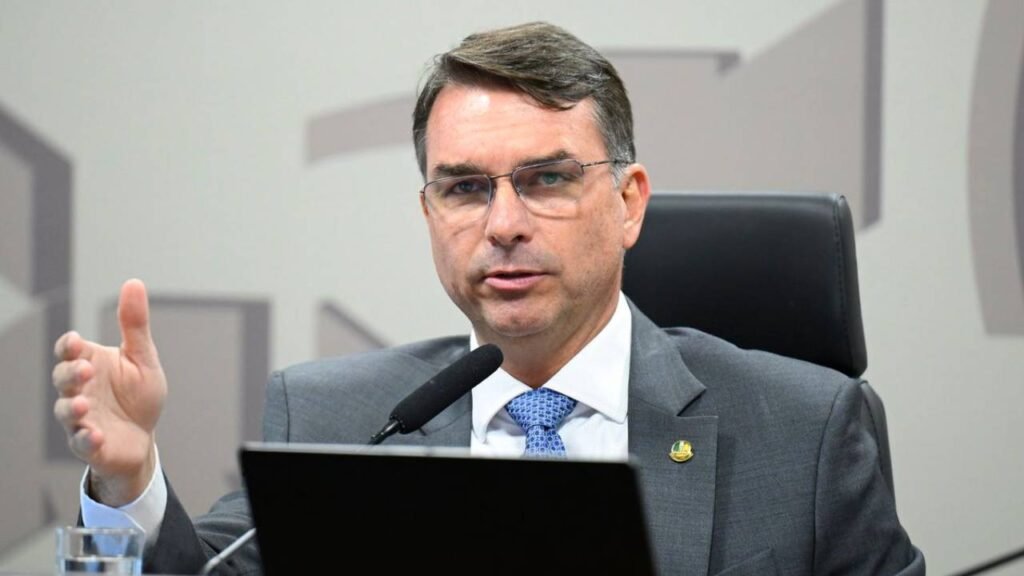 Todo mundo conhece alguém que, no quinto dia útil, olha o extrato e sente aquele frio na barriga. O dinheiro cai, as contas chegam, e a sensação é de que o mês já acabou antes mesmo de começar. Não é mais planejamento financeiro, é roleta russa com boleto. Enquanto isso, em Brasília, o discurso oficial tenta empurrar a culpa para a pandemia, para apostas online, para qualquer coisa que não seja a política econômica do governo Lula e do PT. Falam em programas bonitos como Desenrola 2.0, mas o brasileiro continua enrolado, escolhendo qual conta vai atrasar. Por que o governo culpa sempre terceiros? Porque admitir erro destruiria a narrativa de que o PT "salvou" o Brasil. É mais conveniente apontar para a pandemia e para jogos online do que reconhecer que a política econômica e o custo de vida estão esmagando a população. Por que o endividamento bateu recorde agora? Porque a combinação de inflação passada, juros altos, impostos pesados e falta de cortes reais de gastos públicos empurrou as famílias para o crédito e para o atraso. O resultado é esse: 82% de endividados, seis meses seguidos de alta. Flávio Bolsonaro, candidato à Presidência, resolveu dizer em voz alta o que muita gente sente calada: tem brasileiro literalmente sorteando qual conta vai honrar no mês. Luz, aluguel, mercado, escola, cartão? Isso não é vida digna, é sobrevivência. O que o PT prometeu ao voltar ao poder? Prometeu comida barata, alívio no bolso e país em crescimento. Na prática, o que se vê é trabalhador sem saber se ri ou chora no dia do pagamento, com o salário engolido por dívidas e contas básicas. Por que isso incomoda tanto a esquerda? Porque desmonta o mito do "governo dos pobres". Quando um senador de direita expõe que o brasileiro está sufocado, a narrativa de prosperidade petista desaba. Fica claro que a prioridade não é aliviar o povo, e sim manter o projeto de poder. No vídeo, Flávio não alivia: diz que "Lula acabou com o Brasil" ao transformar o dia do salário em dia de angústia. E a pergunta que fica é simples: até quando o trabalhador vai aceitar sobreviver, enquanto o governo finge que está tudo sob controle?