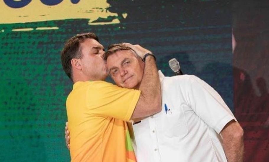 Todo mundo já entendeu que a perseguição contra Jair Bolsonaro saiu do campo político faz tempo. Mas agora o recado é ainda mais claro: nem o Dia dos Pais escapa da caneta de Alexandre de Moraes e do clima de guerra contra a direita. Enquanto a esquerda vive falando em “estado democrático de direito”, “direitos humanos” e “defesa da família”, o que se vê na prática é um ex-presidente em prisão domiciliar, com saúde fragilizada, impedido até de receber os próprios filhos numa data simbólica. A mesma turma que relativiza visita íntima para bandido perigoso acha normal barrar abraço de pai e filho quando o sobrenome é Bolsonaro. Por que só a direita paga caro? A decisão atinge diretamente a família que é hoje o principal polo de oposição ao governo Lula. Flávio Bolsonaro é candidato à Presidência com apoio declarado do pai. Qualquer gesto, qualquer palavra, qualquer encontro vira pretexto para ampliar restrições. Onde está a tal humanidade agora? A defesa de Bolsonaro pediu algo simples: uma autorização excepcional, de caráter humanitário e familiar, para que Flávio, Carlos e Jair Renan passassem a tarde com o pai em Brasília, apenas para preservar vínculos afetivos. Nada de ato político, nada de comício, nada de live. Por que a esquerda silencia agora? Porque a narrativa de “defesa da democracia” virou escudo para todo tipo de exagero quando o alvo é conservador. Quando é aliado do PT, falam em diálogo, reconciliação, pacificação. Quando é Bolsonaro, vale até proibir abraço em Dia dos Pais. Quem decide o limite da punição? Hoje, na prática, é o STF, na figura de Moraes, que define até quem pode ou não entrar na casa de Bolsonaro. A medida cautelar que suspendeu visitas políticas por 30 dias foi esticada na marra para atingir justamente o filho que disputa a Presidência. Flávio resumiu o sentimento de milhões: tiraram a liberdade, agora querem tirar o direito básico de um pai abraçar seus filhos. Até quando o Brasil vai aceitar esse nível de seletividade e humilhação contra quem ousa enfrentar a esquerda no jogo democrático?