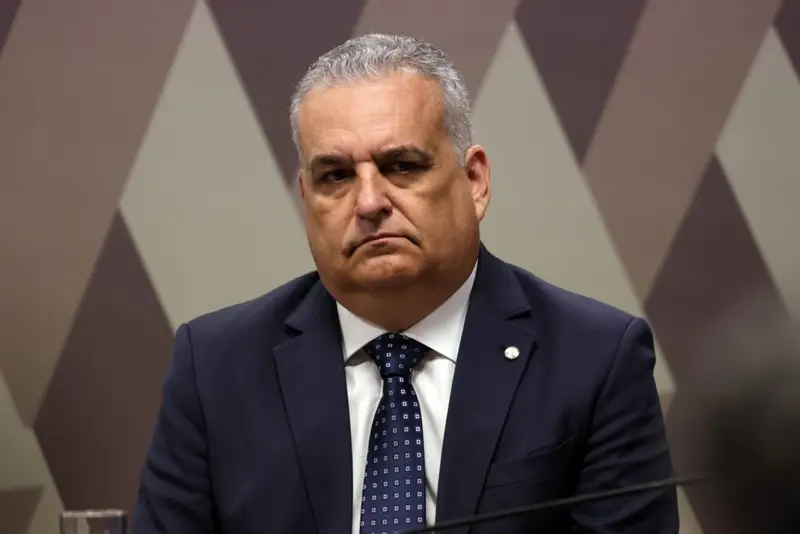 Assim que Alfredo Gaspar foi confirmado vice na chapa de Flávio Bolsonaro, um caso antigo voltou à tona e virou munição política: a acusação de estupro de vulnerável que ele afirma ser ligada a um primo com o mesmo nome em Alagoas. A Procuradoria-Geral da República pediu diligências à Polícia Federal em 21 de maio, mas o ministro Gilmar Mendes só encaminhou o pedido nesta quarta-feira, 5, justamente quando Gaspar ganhou projeção nacional ao entrar oficialmente na chapa presidencial do PL. Quem é Alfredo Gaspar na política? Gaspar é deputado federal pelo PL de Alagoas, relator da CPMI do INSS e vinha crescendo como nome forte da direita, a ponto de ser cotado para o Senado antes de ser escolhido vice de Flávio Bolsonaro. Por que o timing do STF causa estranheza? Porque o pedido da PGR ficou parado desde 21 de maio e só andou um dia após o anúncio oficial de Gaspar como vice, o que alimenta a percepção de uso político do Judiciário em ano eleitoral. Qual a acusação feita contra Gaspar? Ele é citado em um caso de suposto estupro de vulnerável, mas afirma que o processo se refere a um primo com o mesmo nome, que não há crime e que existe exame de DNA comprovando que ele não é o pai da criança mencionada. Quem levantou as acusações recentemente? Segundo o próprio Gaspar, os ataques foram vocalizados por Lindbergh Farias e Soraya Thronicke, ambos adversários políticos, que teriam usado o caso para tentar desgastar a chapa de Flávio Bolsonaro. Por que Gaspar fala em narrativa política? Porque ele aponta que as acusações surgem com força justamente quando a CPMI do INSS, da qual é relator, avança em investigações graves, e vê nisso uma tentativa de desviar o foco com ataques pessoais. O que diz o exame de DNA citado? Gaspar afirma que o exame de DNA comprova que ele não é o pai da criança envolvida no caso, o que, segundo ele, desmonta a narrativa de estupro de vulnerável usada contra seu nome. Qual o papel da CPMI do INSS nisso? A CPMI do INSS investiga fraudes e esquemas bilionários na Previdência, atingindo interesses poderosos; Gaspar sugere que, como relator, virou alvo preferencial para ser desmoralizado publicamente. Por que a esquerda mira o vice de Flávio? Porque enfraquecer o vice é uma forma de tentar atingir a credibilidade da chapa de Flávio Bolsonaro e, por tabela, desgastar o campo conservador que vem denunciando abusos e privilégios do sistema. Gilmar Mendes tem relação próxima com Gaspar? Não. O próprio Gaspar ironizou dizendo que “Gilmar Mendes nem gosta de mim”, deixando claro que não há qualquer proximidade que justificasse tratamento especial ou blindagem a seu favor. Há tratamento diferente entre direita e esquerda? Para muitos conservadores, sim: quando o alvo é ligado à direita, o sistema reage rápido, vaza, expõe e amplifica; quando envolve aliados da esquerda, o ritmo costuma ser outro, mais lento, discreto e cheio de filigranas jurídicas. Gaspar nega tudo e fala em “acusações falsas, levianas e irresponsáveis”, atribuindo a Lindbergh e Soraya a tentativa de criar um escândalo sem base na realidade. Ele diz estar com a consciência tranquila e aposta que “a verdade sempre aparece e o bem sempre vence”. Enquanto isso, a campanha de Flávio Bolsonaro se reorganiza: o senador dizia preferir uma mulher na vice, citando nomes como Tereza Cristina e Daniella Marques, mas acabou batendo o martelo em Gaspar, justamente o relator de uma CPMI que incomoda muita gente em Brasília. No fim, o recado que fica para o eleitor conservador é direto: quando alguém da direita mexe em vespeiro, o sistema reage com tudo. E o fato de o caso ressurgir com força máxima exatamente após o anúncio da chapa só aumenta a sensação de perseguição política e de que, mais uma vez, a máquina está sendo usada para tentar calar quem não se curva ao establishment.