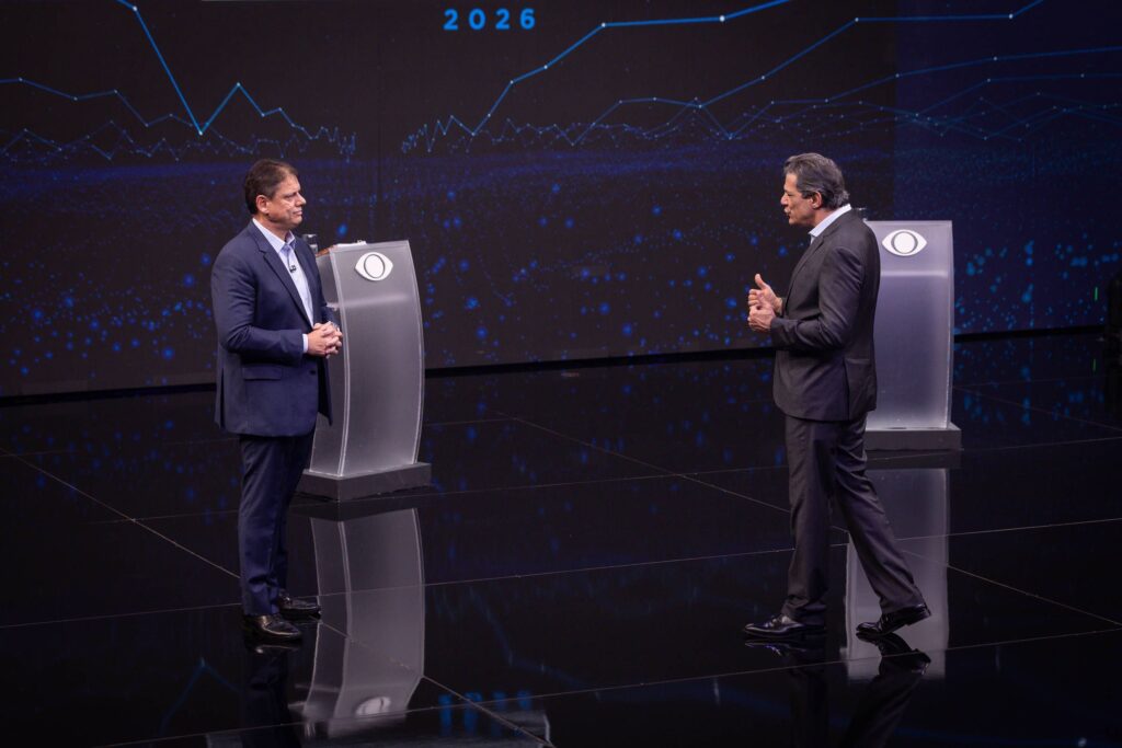 Quem acompanha a política brasileira já percebeu o roteiro repetido: o PT volta ao poder em Brasília, a violência cresce, a economia patina e, na hora do confronto, a culpa nunca é deles. No primeiro debate para o governo de São Paulo, não foi diferente. De um lado, Fernando Haddad, velho conhecido do petismo, ex-prefeito rejeitado em São Paulo e hoje carregando nas costas o peso do governo Lula. Do outro, Tarcísio de Freitas, governador que virou alvo preferencial da esquerda justamente por enfrentar o crime e não se curvar ao politicamente correto. Por que o PT teme Tarcísio? Tarcísio virou símbolo de gestão firme em segurança e obras, algo que desmonta o discurso de que só a esquerda sabe “cuidar do povo”. Isso incomoda o PT, que tenta colar nele a culpa por problemas que vêm de anos de abandono e leniência com o crime. Como Lula entra nesse debate? Haddad não consegue se desvincular do governo Lula, marcado por escândalos passados, promessas não cumpridas e um país dividido. Quando pressionado, ele tenta dourar a pílula, mas o histórico do PT fala mais alto. Quem é responsável pela violência crescente? A esquerda insiste em atacar polícia, flexibilizar leis e tratar bandido como vítima. Quando a realidade explode nas ruas, tentam jogar a responsabilidade em quem está tentando endurecer o combate ao crime. No debate, Tarcísio aproveitou cada brecha para lembrar o legado petista e a situação do Brasil sob Lula, enquanto Haddad tentava se equilibrar entre defender o chefe e não afundar de vez em São Paulo. A pergunta que fica é simples: até quando a esquerda vai culpar todo mundo, menos a si mesma, pelos estragos que ela mesma ajudou a criar?