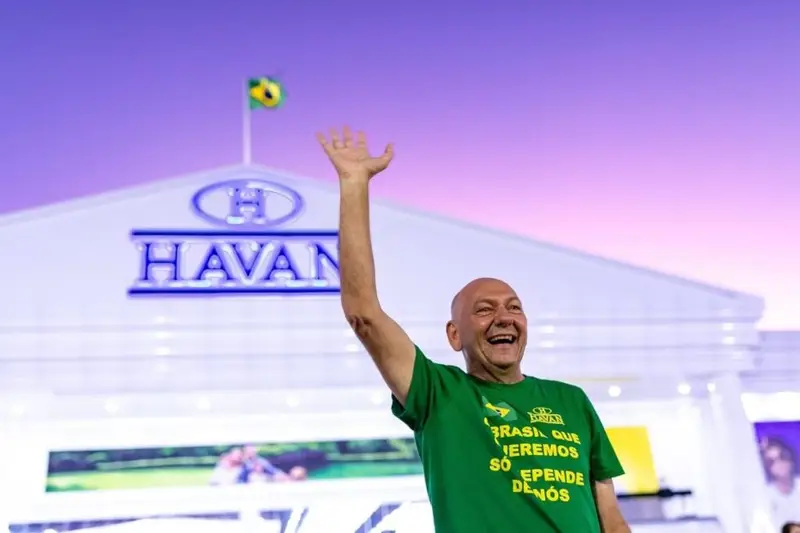 Luciano Hang passou anos atacando a Globo, mas agora sua Havan é justamente a maior anunciante das afiliadas da emissora em todo o país. Enquanto a direita é demonizada diariamente no jornalismo nacional da Globo, o caixa das TVs regionais da mesma rede está sendo turbinado por quem diz não se sentir representado por ela. Segundo levantamento da agência Tunad, a Havan liderou com folga os investimentos em publicidade nas 118 afiliadas da Globo no primeiro semestre de 2026, com 2.132 inserções comerciais entre janeiro e junho. Ou seja: enquanto o brasileiro conservador muda de canal para fugir das narrativas da emissora, o varejista que se apresenta como símbolo dessa mesma direita banca, e muito, a programação local da Globo. Quem é o maior anunciante agora? A maior anunciante nas afiliadas da Globo, no período citado, é a Havan. Por que isso chama tanta atenção? Porque Hang construiu sua imagem criticando justamente a Globo e seu jornalismo. Hang tenta separar o jogo: diz que não patrocina o jornalismo nacional da Globo, que, segundo ele, “vai contra o nosso pensamento”, mas despeja anúncios nos telejornais regionais da mesma rede, em faixas de grande audiência entre as classes C, D e E. Na prática, o dinheiro entra no mesmo grupo de comunicação que ataca diariamente valores conservadores e políticos de direita. Isso fortalece financeiramente a Globo? Sim. Mesmo sendo em afiliadas, o fluxo de publicidade fortalece o ecossistema da rede. A estratégia da Havan é clara: expansão em cidades do interior e fora dos grandes centros, onde a TV aberta ainda manda. Para isso, escolheu justamente as afiliadas da emissora que virou símbolo de militância progressista e de perseguição à direita. Enquanto muitos conservadores boicotam a Globo, a Havan aumenta em cerca de 30% seus investimentos em publicidade, inclusive em outras plataformas do grupo, como as transmissões da Copa do Mundo. Hang mudou de posição política? Ele afirma que não mudou e que continua criticando o jornalismo nacional da Globo. Se não mudou, o que mudou então? Mudou o tamanho do cheque: mais anúncios, mais presença, mais exposição na Globo. A pergunta que fica para o público conservador é inevitável: até que ponto é coerente denunciar a emissora como inimiga ideológica e, ao mesmo tempo, virar um de seus maiores financiadores regionais? A esquerda, que sempre acusou empresários de direita de “teatro” e “marketing”, ganha munição para apontar o dedo e dizer: o discurso é um, a prática é outra. Isso ajuda a narrativa da esquerda? Sim. A contradição de Hang é usada para acusar hipocrisia na direita. As afiliadas são diferentes da Globo nacional? O conteúdo jornalístico é local, mas a estrutura e a marca são da mesma rede. Hang tenta justificar dizendo que não tem objeção aos jornais locais, que tratam de assuntos de cada cidade. Mas, no fim do dia, o telespectador vê a mesma marca, o mesmo padrão e o mesmo grupo que, em rede nacional, ataca quem pensa como ele diz pensar. O público conservador está confortável com isso? Muitos se sentem traídos ao ver dinheiro indo para a emissora que rejeitam. A situação expõe um ponto sensível: enquanto a direita reclama de perseguição, censura e militância na mídia, parte do empresariado que se diz alinhado a esses valores continua alimentando justamente quem ajuda a manter esse ambiente hostil. Isso enfraquece a luta contra a mídia? Sim. Fica difícil falar em boicote quando grandes nomes financiam a emissora. Quem ganha com essa contradição? A Globo ganha dinheiro e narrativa; a esquerda ganha discurso contra a direita. No fim, a conta sempre cai no colo do eleitor conservador, que se esforça para boicotar, muda de canal, cancela assinatura, mas descobre que, por trás dos bastidores, quem diz estar do seu lado está ajudando a manter de pé a mesma estrutura que o ataca todos os dias.