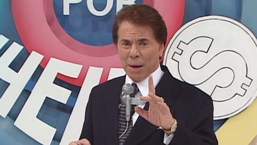 Aconteceu agora: uma simples homenagem a Silvio Santos fez o horário nobre do SBT disparar 50% na audiência e atropelar a estreia do novo Bake Off Brasil, que registrou a pior audiência da história do programa. Enquanto a emissora lembrava o dono do Baú, o público voltou em peso. Quando entrou a “novidade formatada”, o povo simplesmente virou as costas. Isso diz tudo. O Brasil está cansado de TV pasteurizada, de lacração enlatada, de programa que tenta empurrar agenda em vez de respeitar a família. Silvio Santos, mesmo já falecido, continua dando aula para toda a indústria: quem fala com o povo, vence. Quem fala para a bolha, afunda. Audiência subiu por quê? Porque o público sente falta de autenticidade, de entretenimento popular sem militância e sem filtro ideológico. Silvio ainda incomoda quem? Incomoda a turma que sempre torceu o nariz para ele, mas agora precisa engolir que o povo ainda o escolhe. Por que a homenagem viralizou? Porque tocou na memória afetiva de milhões de brasileiros que cresceram com Silvio na sala de casa. Bake Off fracassou por quê? Porque virou mais um produto morno, sem alma, sem carisma e sem a cara do povo brasileiro. O que isso revela hoje? Revela que o público rejeita fórmulas repetidas e quer conteúdo com verdade e proximidade. A TV entendeu o recado? Ainda não totalmente, mas os números gritam: quem ignorar o povo vai continuar perdendo audiência. Silvio ainda manda na TV? Não manda formalmente, mas seu estilo e seu legado continuam ditando o que realmente funciona. Por que a esquerda odiava Silvio? Porque ele nunca se curvou à patrulha ideológica e sempre falou direto com o povo, sem filtro. O que o povo está dizendo? Está dizendo que prefere memória, respeito e tradição a programas frios e cheios de agenda. A lacração perdeu de novo? Perdeu, porque quando o público tem escolha, corre para quem o respeita e o representa. Os dados são claros: quando o SBT colocou no ar a “novela da vida real” sobre Silvio Santos, a audiência do horário nobre subiu 50%. Quando veio o Bake Off Brasil, em sua nova temporada, o resultado foi o pior da história do programa. O público não é bobo. Ele sabe diferenciar emoção verdadeira de produto empurrado goela abaixo. Aconteceu agora A homenagem a Silvio mostrou que o brasileiro quer ver sua própria história na tela, não sermão disfarçado de entretenimento. O povo se conectou com a trajetória do homem que saiu do nada, trabalhou, empreendeu, gerou empregos e construiu um império sem depender de Estado, de verba pública ou de apadrinhamento político. Lacração toma surra Enquanto muita emissora insiste em empurrar militância, o SBT, quando volta às raízes de Silvio, colhe resultado imediato. O contraste é gritante: de um lado, programas que tratam o público como massa de manobra; do outro, uma homenagem simples, popular, que respeita quem está em casa. Povo dá resposta O brasileiro conservador, de família, trabalhador, está cansado de ser ridicularizado na TV. Quando aparece algo que resgata valores, memória e respeito, a audiência reage na hora. Não é coincidência: é recado. E é recado alto. Velho SBT renasce Sempre que o SBT se aproxima do espírito de Silvio – improviso, alegria, proximidade com o povo – a audiência reage. Quando tenta imitar a TV “chique” e progressista, perde. A homenagem provou, mais uma vez, que o caminho é voltar às origens, não copiar quem vive em queda. Bake Off afunda O Bake Off Brasil, que já foi um dos carros-chefe do entretenimento da emissora, estreou com a pior audiência da sua história. Enquanto a vida real de Silvio emocionava, o reality de confeitaria parecia pequeno, frio, sem impacto. O público escolheu: preferiu a verdade à fórmula. Legado fala alto No fim, a mensagem é simples: Silvio Santos, mesmo fora do ar e já falecido, continua mais forte que muito apresentador militante em horário nobre. Seu nome ainda puxa audiência, sua história ainda emociona, seu estilo ainda vence. E isso desmonta, mais uma vez, a narrativa de quem sempre tentou pintar o povo como “atrasado” por gostar dele. O Brasil está falando com o controle remoto na mão. E, quando o assunto é Silvio Santos, a resposta é sempre a mesma: o povo sabe quem esteve do lado dele a vida inteira.