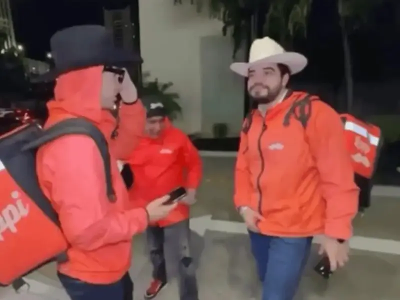 A transmissão que deveria ser só mais uma live de entretenimento terminou em execução a sangue frio. O influencer mexicano Cesar Gastelum foi morto a tiros durante uma transmissão ao vivo, diante de seguidores que assistiam tudo em tempo real, sem entender, no início, que não se tratava de uma encenação. Como um influencer morre em live? O ataque aconteceu enquanto Cesar interagia normalmente com o público. De repente, surgem os disparos, o pânico, a queda da câmera e o silêncio que congela quem assiste ao vídeo. Quem era Cesar Gastelum exatamente? Ele era um criador de conteúdo mexicano, conhecido nas redes sociais, que usava as plataformas digitais para falar com milhares de seguidores e construir sua imagem pública. O crime foi transmitido até o fim? A cena foi interrompida de forma abrupta pelos tiros. A live não continuou após os disparos, mas o trecho do ataque rapidamente se espalhou pela internet. Por que o vídeo chocou tanta gente? Porque mostra, sem filtros, a linha tênue entre fama digital e violência real. Um momento cotidiano de internet se transforma, em segundos, em registro brutal de um homicídio. As imagens ainda circulam nas redes? Sim, o vídeo viralizou em várias plataformas, sendo compartilhado, comentado e replicado, apesar de muitos usuários pedirem mais responsabilidade na divulgação das cenas. As autoridades já identificaram os atiradores? Até o momento, a notícia apenas relata que Cesar foi morto a tiros durante a transmissão. Não há, no texto original, confirmação oficial sobre identificação ou prisão de suspeitos. O ataque teve motivação já confirmada? Não. A matéria não apresenta, até agora, qualquer informação concreta sobre motivação, disputa ou ameaça anterior ligada ao crime. A plataforma derrubou o conteúdo rapidamente? O que se sabe é que o vídeo foi gravado e continua circulando. A reportagem não detalha o tempo de reação das plataformas para remover ou limitar o conteúdo. Seguidores perceberam o que acontecia na hora? Muitos, num primeiro momento, acharam que fosse alguma espécie de encenação ou pegadinha. Só depois, com a repercussão e as notícias, entenderam que tinham assistido a um assassinato real. Esse caso muda algo nas redes? Ele reacende o debate sobre segurança de influenciadores, exposição extrema e o limite entre vida privada e vida pública em tempo real. Mostra também como a violência consegue atravessar qualquer tela. Enquanto o mundo discute filtros, engajamento e algoritmos, um influencer cai morto em plena live, e o vídeo vira prova de como a realidade pode invadir, sem aviso, o entretenimento diário de milhões de pessoas. A sensação é de que ninguém está preparado para assistir, ao vivo, o momento exato em que uma vida é interrompida.