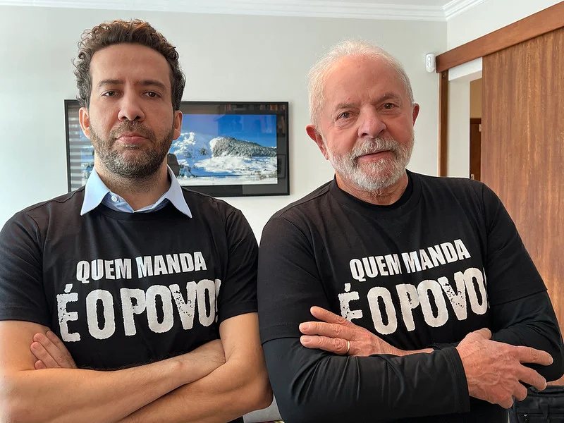 André Janones voltou oficialmente ao centro da campanha de Lula e já chegou chutando a porta: chamou a eleição de “guerra” e disse estar disposto a “matar ou morrer” para “livrar o país da extrema direita”. O deputado, que em 2022 virou o principal operador digital do petismo, agora assume de novo o papel de soldado de linha de frente na comunicação do presidente. Quem é André Janones nessa história? É o mesmo parlamentar que abandonou sua candidatura em 2022 para se juntar a Lula no primeiro turno e coordenar ataques nas redes contra a direita. Desde então, virou espécie de braço informal de comunicação do PT, mesmo filiado ao Avante. Agora, ele anuncia que vai repetir a “estratégia” de quatro anos atrás, sem “medo, pudor ou remorso”. Campanha de Lula volta a apostar pesado na guerra digital. O próprio Janones mandou “tirar as crianças da sala” e avisou que “campanha fofa é o caralho”. Ou seja: o discurso de “paz e amor”, “união” e “reconciliação” some na prática quando o assunto é enfrentar a oposição. Por que Lula aceita esse discurso agora? Porque Janones foi peça-chave na guerra de narrativas de 2022, especialmente nas redes sociais, onde o PT sabe que precisa reagir à força da direita. Lula tem reforçado o tom de enfrentamento em eventos públicos e, com o retorno de Janones, sinaliza que a campanha vai apostar de novo no ataque permanente. Quem é o alvo direto de Janones? A direita em geral, rotulada como “extrema direita” para justificar qualquer retórica agressiva. O deputado deixou claro que sua “missão” é combater esse campo político, sem limites de linguagem. A mensagem é simples: vale tudo contra conservadores. Discurso de ódio vale quando é da esquerda? Sim, segundo a prática recente. Quando alguém da direita usa termos fortes, a máquina progressista fala em “golpismo”, “ameaça à democracia” e “discurso de ódio”. Mas quando um aliado de Lula fala em “matar ou morrer” na eleição, o silêncio institucional costuma prevalecer. Quem controla os excessos dessa retórica? Na teoria, instituições, imprensa e Justiça Eleitoral. Na prática, a cobrança é seletiva. A mesma estrutura que vigia cada palavra de conservadores parece bem mais tolerante quando o radicalismo vem de quem se diz defensor da “democracia” e da “frente ampla”. Por que isso preocupa tanta gente? Porque normaliza a ideia de que eleição é guerra, não debate. Quando um deputado próximo ao presidente fala em “guerra” e “matar ou morrer”, ele alimenta um clima de hostilidade permanente, que atinge famílias, amigos, ambiente de trabalho e redes sociais. Agora, as perguntas que não querem calar: Quem vai frear essa escalada? A resposta provável é: ninguém, se a sociedade aceitar calada que a esquerda pode tudo em nome de “combater a extrema direita”. Sem pressão pública, o tom tende a piorar. Isso é discurso democrático de verdade? Não. Democracia pressupõe disputa firme, mas dentro de limites mínimos de responsabilidade. Falar em “matar ou morrer” por causa de eleição passa muito longe disso. A Justiça Eleitoral vai se manifestar? Até agora, não há notícia de reação institucional. Resta saber se o padrão de rigor aplicado à direita será repetido quando o radicalismo vem do lado governista. A imprensa tratará com a mesma dureza? Historicamente, não. A tendência é suavizar, relativizar ou ignorar quando o exagero parte de aliados de Lula, enquanto cada frase da direita vira escândalo nacional. O PT concorda com essa estratégia? Na prática, sim. Janones já foi peça central da comunicação petista em 2022 e volta agora com aval direto de Lula, com quem se reuniu pessoalmente antes do anúncio. Lula não prometeu pacificação do país? Prometeu. Mas o retorno de Janones com discurso de guerra mostra que a prioridade é vencer a qualquer custo, mesmo que isso aprofunde a divisão que o próprio Lula dizia querer superar. A direita será tratada como inimiga? É o que o discurso de Janones indica. Em vez de adversários políticos, conservadores são pintados como ameaça existencial, o que serve de justificativa para qualquer retórica agressiva. Isso aumenta o risco de violência política? Sim. Quando líderes e influenciadores falam em guerra e morte, sempre há quem leve ao pé da letra. O clima de hostilidade tende a sair das redes e ir para as ruas. O eleitor comum ganha o quê com isso? Nada. Fica preso em um ambiente tóxico, onde discutir ideias vira ofensa pessoal e qualquer crítica ao governo é tratada como “extremismo”. Quem ganha é quem vive de polarização. No fim, o recado é claro: enquanto a esquerda se vende como guardiã da democracia, seus operadores digitais falam em guerra total contra a direita. E o Brasil, mais uma vez, vira refém de uma campanha que prefere incendiar o debate a encarar problemas reais como economia, segurança e desemprego. Quem vai dizer basta agora? Só o próprio eleitor, se decidir que não aceita mais ser tratado como soldado de guerra em vez de cidadão livre que quer apenas votar em paz. Quem controla esse discurso radical? Hoje, ninguém de fato controla. O aval político já foi dado, e o resto dependerá da reação da sociedade. Quem se responsabiliza se algo acontecer? Essa é a pergunta que ninguém na cúpula da esquerda parece disposto a responder.
