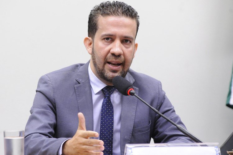 André Janones, um dos principais rostos digitais da esquerda, desabafou e admitiu que a esquerda pode “levar uma surra” nas eleições se não mudar a estratégia nas redes. Não é a direita dizendo isso. É o próprio “guru digital” do lulismo reconhecendo que o bolsonarismo domina as narrativas, o engajamento e já está jogando pra valer, enquanto o campo progressista segue preocupado com estética, figurinhas e campanha “fofa”. Acontece agora um choque de realidade dentro da própria esquerda. Janones reclama que, enquanto o lado de Lula discute qual foto usar na urna e faz “rap do Silva”, o lado de Flávio Bolsonaro já está em modo guerra total na internet. Ele fala em fake news, em massacre de engajamento e em domínio completo das narrativas. Ou seja: até eles admitem que a direita fala com o povo, enquanto a esquerda vive na bolha. Pânico na esquerda Por que Janones teme surra eleitoral? Porque ele enxerga que a máquina digital da direita está muito mais organizada, agressiva e conectada com o eleitor comum, enquanto a esquerda insiste em campanhas “fofas” e superficiais. A pesquisa BTG/Nexus já mostra o estrago: Lula com 41% e Flávio Bolsonaro colado com 37%, com crescimento de quatro pontos em apenas uma semana. No segundo turno, empate técnico. O que isso revela? Que a narrativa de “Lula imbatível” está ruindo, e até dentro da esquerda o medo começou a bater forte. Lula está realmente seguro? Não. Os números mostram queda de vantagem e um cenário cada vez mais apertado, principalmente contra Flávio Bolsonaro, que cresce rápido e encurta a distância. Narrativa desmoronando Janones ainda chama de “arrogantes de salto alto” aqueles da própria esquerda que acham que a eleição já está ganha. Ele avisa: se não “jogar como gente grande”, a surra vem e ninguém vai entender de onde veio. É ou não é a confissão de que a tal “hegemonia progressista” é muito mais propaganda do que realidade? A esquerda perdeu o contato popular? Sim. O próprio discurso de Janones mostra que o foco está em estética, lacração e marketing bonitinho, enquanto a direita fala de forma direta, simples e combativa com o eleitor. Massacre anunciado Enquanto isso, Flávio Bolsonaro comemora crescimento no Nordeste e fala que a região “quer mudança”. A mesma região que a esquerda sempre tratou como curral eleitoral começa a dar sinais de cansaço. E, de novo, quem está dizendo que a coisa está feia não é a direita – é Janones, em tom de desespero. Por que o Nordeste preocupa a esquerda? Porque qualquer avanço da direita ali desmonta a base eleitoral histórica de Lula e expõe que o discurso assistencialista já não convence como antes. Medo escancarado Janones fala em “fazer o que tem que ser feito” para ganhar, “sem nojinho e sem frescura”. Traduzindo: ele está pedindo para a esquerda abandonar o verniz de campanha limpinha e partir para o tudo ou nada. Se até o principal operador digital deles admite que, do jeito que está, a derrota é provável, é porque a situação é muito mais grave do que eles contam em público. A esquerda vai radicalizar ainda mais? A tendência é sim. O discurso de Janones aponta para uma campanha mais agressiva, mais suja e mais desesperada para tentar conter o avanço da direita. Jogo virou Ao mesmo tempo, 81% dos eleitores de Lula e 80% dos de Flávio dizem que não pretendem mudar de voto. A polarização está consolidada. Quem se mexer melhor nas redes, leva. E, segundo o próprio Janones, hoje quem está na frente nesse campo é o bolsonarismo. Quem domina hoje as redes sociais? De acordo com o próprio Janones, o bolsonarismo domina as narrativas, o engajamento e já está em ritmo de campanha total. Isso desmonta qual narrativa? Desmonta a narrativa de que a direita estaria “enfraquecida” e “sem rumo”. Se até o estrategista da esquerda fala em surra, é porque o jogo virou e eles sabem disso. O que a direita precisa fazer? Manter o foco, continuar falando direto com o povo, não cair em distrações internas e aproveitar o desespero exposto da esquerda para consolidar ainda mais sua presença digital e eleitoral. Por que Janones fala em salto alto? Porque ele enxerga soberba e acomodação dentro da esquerda, que age como se a vitória estivesse garantida, ignorando o crescimento real da direita nas pesquisas e nas redes. O recado final é claro: quando até o “soldado digital” de Lula admite medo de surra, é porque a blindagem da esquerda rachou. E o Brasil está vendo tudo, em tempo real, nas redes sociais. A esquerda já admite derrota? Não oficialmente, mas o desabafo de Janones é o primeiro grande sinal público de pânico e de que eles sabem que podem perder feio. O bolsonarismo está em vantagem? No campo digital, sim, segundo o próprio Janones. E, numa eleição cada vez mais decidida nas redes, isso pesa – e muito. O que isso revela de verdade? Revela que a força popular da direita não era “mito” nem “bolha”, como a esquerda repetiu por anos. Era realidade. E agora até eles foram obrigados a reconhecer.