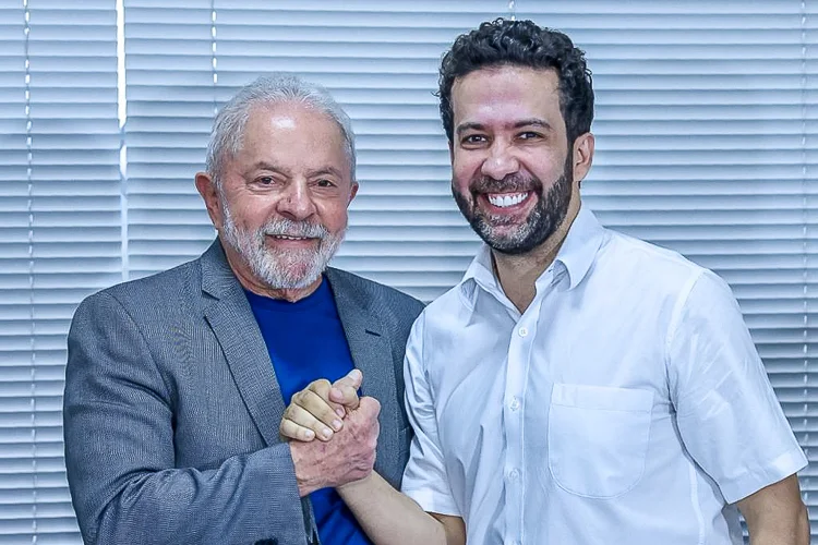André Janones está de volta ao centro da campanha de Lula e não fez questão de esconder o tom: chamou a eleição de “guerra”, prometeu atuar “sem medo, sem pudor e sem remorso” e chegou ao ponto de dizer que está disposto a “matar ou morrer” para derrotar a direita. O recado foi dado pessoalmente ao presidente e exibido com orgulho nas redes sociais, em foto ao lado de Lula. Quem normaliza esse tipo de discurso? A própria campanha de Lula, que acolhe e celebra Janones como peça-chave da estratégia digital. Janones, que em 2022 abandonou sua candidatura presidencial para se juntar ao petista, volta exatamente ao posto em que ficou conhecido: o de comandante da guerra suja nas redes, atacando adversários sem limites. Agora, ele avisa que não vai moderar nada, repete o estilo agressivo e ainda debocha de qualquer ideia de campanha limpa ao dizer que “campanha fofa é o c*” e que “é guerra”. Isso é postura aceitável para deputado? Para a esquerda governista, aparentemente sim, já que Lula volta a apostar em Janones como articulador digital. Enquanto isso, o mesmo campo político que vive acusando a direita de “discurso de ódio” e “ameaça à democracia” abraça sem constrangimento um aliado que fala em “matar ou morrer” por eleição. A contradição é gritante: quando é alguém da direita, qualquer frase forte vira escândalo nacional; quando vem de um aliado de Lula, vira “estratégia de comunicação”. Por que a esquerda não condena isso? Porque Janones é útil para atacar a direita e mobilizar a militância nas redes. O timing da volta também chama atenção. A reaproximação de Janones ocorre na mesma semana em que Marcola deixa a equipe de campanha de Lula após investigações por suspeitas de corrupção, tráfico de influência e lavagem de dinheiro. Sai um nome queimado pela pressão pública, entra outro já conhecido pelo jogo pesado digital. A mensagem é clara: muda a peça, mas o método continua. Lula sabia do histórico de Janones? Sim, ele já foi protagonista da comunicação digital lulista em 2022, com o mesmo estilo agressivo. Janones deixa claro que repetirá a fórmula que ajudou a eleger Lula: ataques incessantes, linguagem de confronto e narrativa de “guerra” contra a chamada “extrema direita”. Nada de debate de ideias, nada de proposta séria. O foco é destruir o adversário, custe o que custar. Isso fortalece o debate democrático? Não, reforça a polarização tóxica e o clima de hostilidade permanente entre brasileiros. O mais irônico é ver o mesmo grupo político que fala em “pacificação”, “amor” e “união” posar sorridente ao lado de quem anuncia que vai para o tudo ou nada, sem pudor e sem remorso. O discurso da “frente ampla pela democracia” cai por terra quando o principal operador digital promete guerra aberta. Onde fica o discurso de paz? Fica só no palanque e nas peças de marketing, distante da prática real da campanha. A pergunta que muitos conservadores fazem é simples: se um aliado da direita dissesse que está disposto a “matar ou morrer” numa eleição, qual seria a reação da mídia, do STF e da própria esquerda? Quantos pedidos de cassação, inquéritos e manchetes indignadas surgiriam em poucas horas? Por que dois pesos e duas medidas? Porque há clara seletividade: a régua é dura para a direita e flexível para aliados de Lula. Janones ainda reforça que “fará o que precisa ser feito”, repetindo o tom de 2022, quando coordenou ações nas redes sociais em favor de Lula. Ele segue como um dos principais defensores do governo no ambiente digital, mesmo filiado ao Avante, e agora assume de novo um papel central na estratégia governista. O que isso revela sobre a campanha? Que a aposta não é em diálogo, mas em confronto permanente e narrativa de medo contra a direita. A volta de Janones escancara o que muita gente já percebeu: o discurso de “defesa da democracia” virou escudo para justificar qualquer exagero, desde que seja contra conservadores. A esquerda se diz vítima de ódio, mas alimenta e premia quem transforma eleição em guerra. Até quando isso será normalizado? Enquanto parte da imprensa e das instituições fingirem que não veem quando o ataque vem do lado “certo”. Para quem é conservador, a mensagem é de alerta máximo: a máquina digital lulista está se reorganizando, com os mesmos personagens, o mesmo tom e a mesma disposição para ir até o limite – ou além dele – para tentar calar e demonizar a direita nas próximas eleições.