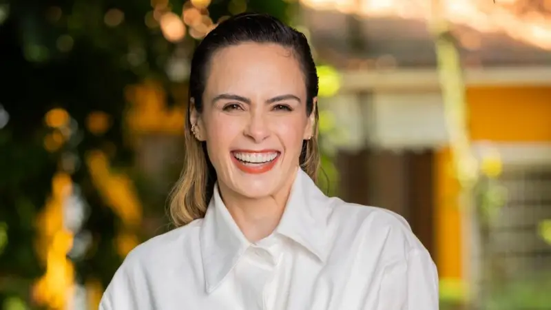 Ana Paula Renault não apenas renovou com a Globo: ela virou o jogo e impôs suas próprias regras à emissora mais poderosa do país. A campeã do BBB 26, que já tinha sido expulsa no BBB 16 e mesmo assim voltou como favorita, sentou à mesa de negociação com a Globo e saiu de lá com algo que muita gente da casa nunca conseguiu: espaço próprio na grade e participação comercial acima de todos os colegas de edição. A verdade apareceu: a renovação não foi um simples “sim” da ex-BBB. Ela exigiu um programa para chamar de seu, com exibição na TV aberta e no GNT, e a manutenção total do controle da própria carreira nas mãos de seu empresário de longa data, Sérgio Tristão. A Globo, que costuma centralizar tudo e mandar em cada passo de seus contratados, teve de aceitar que a campeã continuasse com seu próprio time comandando as decisões mais importantes. Quem manda nesse contrato agora? Ela. O novo acordo foi desenhado para garantir que a Globo tenha o conteúdo, mas Ana Paula tenha o poder de decisão sobre sua imagem e seus negócios. Não é pouca coisa. Por que a Globo cedeu tanto assim? Porque o mercado publicitário abraçou Ana Paula com força. Ela se tornou a campeã com maior participação nos cachês de campanhas entre todos os participantes do BBB 26, recebendo mais de 20% de cada ação. Em outras palavras: ela dá retorno, vende, converte, e isso fala mais alto do que qualquer discurso bonito de emissora. Isso é comum com ex-BBBs da Globo? Não. Normalmente, a Globo dita o ritmo, oferece quadros, aparições pontuais e, quando muito, um contrato curto. Aqui, a campeã conseguiu um acordo mais amplo, com projeto próprio e condições bem específicas. O que exatamente ela exigiu da emissora? Dois pontos centrais: um espaço fixo na programação – um projeto desenvolvido em parceria, mas com a cara dela – e a permanência de Sérgio Tristão como responsável direto por sua carreira, mesmo com a ViU, agência digital da Globo, já cuidando de parte dos contratos comerciais. Por que a permanência do empresário é tão importante? Porque isso significa que Ana Paula não entregou sua vida profissional totalmente à emissora. Ela manteve alguém de confiança, que a acompanha há anos, blindando sua carreira de decisões unilaterais e garantindo que seus interesses venham antes da conveniência da casa. Ela ganhou mais poder que outros participantes? Sim. Fontes ligadas às negociações apontam que ela tem a maior fatia de participação sobre cachês publicitários entre todos os ex-BBBs da edição. Enquanto muitos aceitam qualquer porcentagem para não perder a vitrine, Ana Paula usou o próprio valor de mercado para negociar de igual para igual. Como a Globo costuma agir nesses casos? Historicamente, a emissora prefere ter o máximo de controle sobre imagem, contratos e exposição de seus talentos. A criação de um espaço próprio e a manutenção de um empresário independente fogem desse padrão e mostram que, desta vez, quem tinha a faca e o queijo na mão era a campeã. Isso muda o jogo para futuros ex-BBBs? Pode mudar. Quando uma participante consegue arrancar da Globo um programa próprio e condições comerciais tão vantajosas, abre precedente. Outros vão olhar para esse contrato e perguntar por que devem aceitar menos. Ana Paula correu algum risco ao exigir tanto? Sim. Ela poderia ter perdido a renovação se a Globo resolvesse endurecer. Mas o resultado comercial após o programa foi tão forte que a emissora preferiu ceder a ver a campeã migrar para outra casa ou seguir totalmente independente. O que vem agora para a campeã? Um projeto novo, em desenvolvimento, que deve aparecer tanto na TV aberta quanto no GNT, consolidando Ana Paula como mais do que “ex-BBB”: uma figura fixa na programação, com voz, espaço e poder de barganha. No fim, a mensagem é clara: enquanto muita gente ainda trata ex-BBB como descartável, Ana Paula Renault mostrou que, quando o público compra a ideia e o mercado responde, até a Globo precisa sentar, ouvir e aceitar exigências. E isso, num cenário em que o brasileiro está cansado de ver artista sendo engolido por contrato engessado, é exatamente o tipo de virada que muita gente vai querer compartilhar.