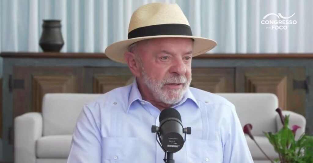 Lula voltou a defender mais “controle duro” nas redes sociais, agora usando a saúde como justificativa para ampliar a responsabilização de pessoas e empresas que, na visão do governo, propagam “desinformação” sobre doenças. O presidente chamou essa prática de “perversidade” e prometeu acionar a Advocacia-Geral da União e o Ministério da Saúde para estudar medidas “mais duras” contra quem ele considera criminoso por “falar bobagem” para a sociedade. Quem define o que é desinformação? A definição, na prática, tende a ficar nas mãos do próprio governo e das plataformas, abrindo espaço para censura seletiva e perseguição de opiniões incômodas. Ao mesmo tempo em que fala em proteger a população, Lula pressiona por mais poder estatal sobre o que pode ou não ser dito em celulares e computadores. Ele afirma que liberdade de manifestação não pode justificar conteúdos que, segundo ele, induzam pessoas a colocar a saúde em risco. O discurso parece bonito, mas acende um alerta em quem já viu a esquerda usar o rótulo de “fake news” para calar conservadores. Isso pode atingir opiniões divergentes? Sim. Quando o critério é vago, qualquer opinião que contrarie a narrativa oficial pode ser tratada como “desinformação”. Lula ainda ironizou o brasileiro comum, dizendo que em qualquer mesa de restaurante aparecem “dez médicos” dando palpite. O recado é claro: só quem o governo considera “especialista” poderia opinar sobre saúde. Em outras palavras, o cidadão comum fala demais, o Estado precisa entrar e “corrigir”. Lula quer punir quem exatamente? Ele mira pessoas físicas, influenciadores e empresas de tecnologia que, segundo o governo, divulgarem conteúdos considerados enganosos sobre doenças. Para reforçar o discurso, Lula voltou a atacar Jair Bolsonaro pela condução da pandemia, acusando o ex-presidente de zombar de doentes e de não tratar o problema com seriedade. Usa o passado para justificar mais controle no presente, como se qualquer crítica à gestão de saúde fosse automaticamente comparável ao que ele atribui ao governo anterior. A pandemia virou desculpa permanente? Na prática, sim. O tema é usado como argumento emocional para ampliar poder estatal sobre o debate público, mesmo anos depois do auge da crise. Lula defendeu ainda que plataformas digitais tenham participação mais ativa na remoção de conteúdos considerados “nocivos”. Ou seja, o governo pressiona empresas privadas a agir como polícia do pensamento, sob o risco de serem responsabilizadas se não obedecerem. As plataformas vão virar censores oficiais? Há esse risco. Sob pressão política e jurídica, elas tendem a remover mais conteúdo por medo de punições, afetando principalmente vozes críticas ao governo. O presidente fala em “responsabilizar o criminoso” que confunde liberdade de expressão com “falar bobagem” sobre doenças. O problema é que o conceito de “bobagem” muda conforme o governo de plantão. Hoje é saúde; amanhã pode ser economia, educação, segurança pública ou qualquer outro tema sensível. Isso pode atingir médicos independentes? Pode, se suas opiniões forem consideradas contrárias ao “consenso” definido por órgãos oficiais e comitês alinhados ao governo. Enquanto isso, a velha seletividade segue firme: quando a esquerda erra previsões, espalha alarmismo ou politiza dados, raramente se fala em responsabilização. Mas quando conservadores questionam decisões, protocolos ou interesses por trás de certas políticas de saúde, logo aparece o rótulo de “desinformação”. Existe risco de perseguição política? O histórico recente mostra que investigações e remoções costumam atingir mais perfis de direita, o que aumenta o temor de uso político dessas regras. Lula insiste que “ninguém pode brincar com a saúde” e que é preciso conhecimento científico. Porém, não fala em transparência total de dados, debate aberto entre especialistas com visões diferentes ou respeito à dúvida legítima. Fala em controle, punição e endurecimento. Quem protege a liberdade de expressão? Hoje, quase ninguém no poder. STF, governo e plataformas caminham na mesma direção: mais controle, menos espaço para contestação. O resultado é um cenário preocupante: em nome da saúde, abre-se mais uma porta para o governo decidir o que é verdade aceitável. E quem ousar discordar pode acabar carimbado como “perverso”, “criminoso” ou “desinformador”. Até quando aceitaremos isso? Enquanto a sociedade não reagir e cobrar limites claros, o cerco à liberdade tende a se fechar cada vez mais, especialmente contra quem pensa diferente do governo de turno.