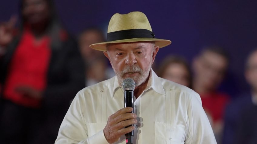 Lula voltou a transformar a diplomacia brasileira em palanque ideológico e ataque pessoal. Em visita ao Inpe, em São José dos Campos, o presidente decidiu partir para cima do secretário de Estado dos Estados Unidos, Marco Rubio, chamando o norte americano de “bolsonarista”, “latino americano frustrado” e dizendo que ele “odeia Cuba, Colômbia e Brasil”. Tudo isso justamente no meio de uma tensão comercial séria entre Brasil e EUA. Por que Lula atacou Marco Rubio agora? Porque Rubio criticou as políticas econômicas de Lula e o fracasso em avançar em acordos, o que expôs a fragilidade da gestão petista na relação com os Estados Unidos. Em vez de responder com dados, Lula preferiu o velho roteiro: rotular de “bolsonarista” qualquer um que discorde dele, até um secretário de Estado norte americano descendente de cubanos em Miami. A cena revela mais sobre o presidente brasileiro do que sobre Rubio. Mostra um governo que parece mais preocupado em defender Cuba e a narrativa da esquerda latino americana do que proteger o interesse econômico do próprio Brasil. Lula realmente defende o Brasil primeiro? Não. Ao atacar Rubio por supostamente “odiar Cuba”, Lula deixa claro que a prioridade é a agenda ideológica, não o bolso do brasileiro. O próprio Lula admitiu que os Estados Unidos anunciaram novas tarifas sobre produtos brasileiros sem sequer ligar para avisar o governo. Segundo ele, a resposta veio pela imprensa. Mesmo assim, o alvo principal do discurso não foi a política dura de Donald Trump, mas o “bolsonarista” Rubio, transformado em vilão perfeito para alimentar a militância petista. Por que Lula insiste em falar de Bolsonaro? Porque usar o rótulo “bolsonarista” virou arma para desqualificar qualquer crítica, desviando o foco dos erros do próprio governo. Rubio já havia dito em seu perfil no X que as políticas econômicas de Lula “são ruins para os americanos e ruins para os brasileiros” e que o petista colocou “seu próprio ego acima da realização de um acordo”. Em vez de rebater ponto a ponto, Lula apelou para o ataque pessoal, chamando o secretário de “latino americano frustrado” que “não gosta do Brasil”. Quem ganha com esse tipo de discurso? Ganha a militância de esquerda, que se alimenta de inimigos imaginários, enquanto o país perde espaço e respeito internacional. A contradição é gritante. Lula acusa Rubio de “odiar Cuba”, mas não demonstra a mesma indignação com o regime cubano que persegue opositores e cala a imprensa. Fala em “ódio ao Brasil”, mas foi o próprio governo petista que viu tarifas subirem e relações azedarem, sem conseguir evitar o prejuízo. Lula está defendendo a economia brasileira? Não. Ele está defendendo sua narrativa política, tentando culpar terceiros pelo fracasso nas negociações. O presidente também contou que entregou documentos sobre a balança comercial na Casa Branca e que o governo brasileiro ligou depois do encontro, sem receber retorno direto. Em qualquer governo sério, isso seria motivo para trabalho silencioso, firme e técnico. No governo Lula, vira discurso inflamado contra um “bolsonarista” estrangeiro, como se isso resolvesse tarifaço ou recuperasse credibilidade. Por que a esquerda evita falar das tarifas? Porque expor o tarifaço mostraria que a diplomacia de Lula não é respeitada como ele vende para o público interno. Lula já havia chamado Rubio de “latino americano frustrado” em junho, repetindo agora o mesmo ataque. Ou seja, não é um deslize, é estratégia. A cada crítica externa, o governo tenta transformar tudo em perseguição ideológica, como se o mundo inteiro fosse obrigado a aplaudir o projeto petista. Isso ajuda o Brasil em quê? Ajuda apenas a manter a narrativa de vítima e de perseguição, enquanto investidores e parceiros observam a instabilidade política e diplomática. Enquanto isso, a esquerda continua falando em “respeito internacional” e “retomada do protagonismo”, mas a realidade mostra um presidente que prefere brigar em microfone do que negociar com firmeza. A pergunta que fica é simples: até quando o Brasil vai pagar a conta da diplomacia ideológica de Lula? A postura de Lula é coerente com o passado? Sim, é a mesma lógica de sempre: atacar críticos, blindar aliados de esquerda e culpar terceiros pelos problemas criados pela própria política petista. Quem está realmente sendo “frustrado” nessa história? O brasileiro comum, que vê o país perder oportunidades enquanto o governo transforma tudo em guerra ideológica. O episódio com Marco Rubio expõe, mais uma vez, a seletividade e a arrogância política de um governo que não aceita ser questionado. Para a esquerda, qualquer crítica é “ódio ao Brasil”. Para quem olha de fora, parece apenas mais um capítulo de um projeto de poder que coloca ideologia acima de resultados concretos para a população.