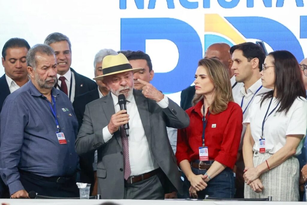 Quem acompanha a política externa brasileira nos últimos anos já percebeu uma coisa: quando a esquerda está no comando, a prioridade nunca é proteger o Brasil, e sim proteger o próprio discurso. Em vez de construir pontes sólidas com quem decide tarifas, acordos e investimentos, o governo prefere palco, microfone e ataque pessoal. Agora, em plena crise diplomática com os Estados Unidos, o presidente Lula volta a usar o velho roteiro. Em agenda no Inpe, em São José dos Campos, ele decidiu transformar um problema sério de tarifas e suspensão de visto em mais um show de ofensas, rótulos e vitimização. Por que atacar justamente agora? Porque o governo está pressionado por tarifas altas e desgaste internacional, e precisa de um vilão externo para culpar. Quem paga essa postura agressiva? Quem paga é o produtor brasileiro, o exportador, o emprego aqui dentro, que dependem de relações maduras com os EUA. Lula chamou o secretário de Estado dos EUA, Marco Rubio, de latino-americano frustrado, bolsonarista que odeia o Brasil e ainda usou a origem cubana dele como munição política. Ou seja, em vez de apresentar soluções, o presidente parte para o ataque pessoal, como se isso resolvesse tarifaço ou suspensão de visto da embaixadora brasileira em Washington. Isso ajuda o Brasil lá fora? Não. Esse tipo de fala só aumenta a tensão e passa a imagem de um governo instável e pouco profissional. Onde fica a tal diplomacia respeitosa? Fica no discurso. Na prática, o que se vê é confronto, ironia e improviso em temas que exigem seriedade. Por que a esquerda pode tudo? Porque conta com blindagem de parte da mídia e silêncio de quem gritaria se fosse um governo de direita. Enquanto isso, a relação com os EUA se deteriora, tarifas sobem, visto de embaixadora é suspenso e o governo prefere culpar um suposto bolsonarista em Washington do que assumir sua incapacidade de negociar com firmeza e respeito. Quem está realmente odiando o Brasil? Quem transforma cada crise em palanque ideológico e deixa o país mais fraco nas mesas de negociação internacionais.