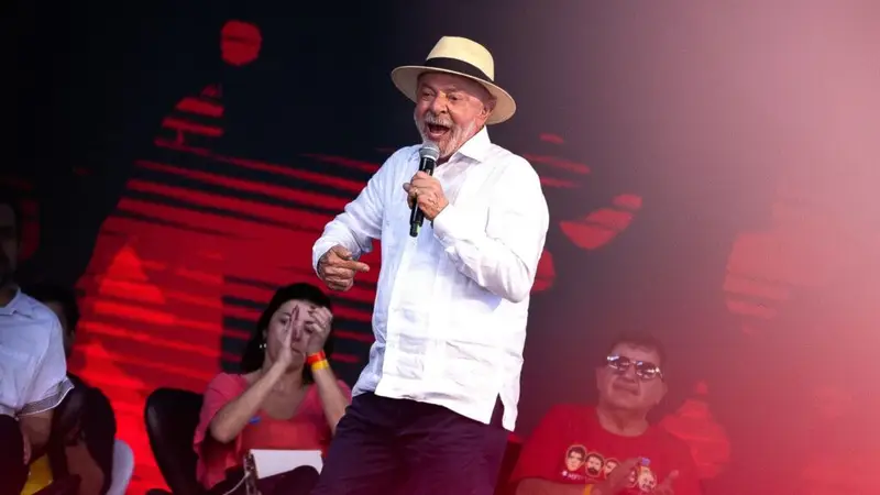Há anos a esquerda repete o mesmo roteiro: posa de vítima, aponta a “elite malvada” e se apresenta como salvadora dos pobres. Enquanto isso, quem trabalha e paga imposto vê o custo de vida explodir, a violência crescer e a máquina pública engordar. O povo está cansado desse teatro. Agora, em plena festa de 30 anos do MTST, aquele movimento que vive de invasão e pressão política, Lula volta ao velho discurso. Ataca a “elite brasileira”, se diz perseguido, agradece ao MTST por defendê-lo nos piores momentos e transforma um evento de moradia popular em palanque para seus aliados de esquerda, como Boulos, Haddad, Tebet e Marina. Por que Lula ataca tanto “a elite”? Porque precisa manter a narrativa de coitado perseguido, mesmo sendo hoje o maior símbolo do sistema. Qual o papel do MTST nesse jogo? Servir de massa de manobra, garantir plateia fiel e pressão nas ruas para o projeto de poder da esquerda. Enquanto chama empresário de vilão e posa de defensor dos sem-teto, Lula chega ao TSE declarando patrimônio de 4,7 milhões de reais. E ainda sobe no palco para dizer que tentaram “sujar” o nome dele, como se fosse um injustiçado, não o político mais blindado pela esquerda e pelo sistema. Como um “perseguido” acumula milhões assim? Com décadas no poder, influência política e apoio de movimentos que o tratam como mito da esquerda. Por que isso revolta tanta gente? Porque o brasileiro vê o contraste entre o discurso de pobreza e a vida confortável de quem governa. Enquanto o cidadão comum luta para pagar aluguel, condomínio e conta de luz, Lula discursa sobre elevador para pobre, elogia projeto ligado ao MTST e transforma tudo em propaganda. A pergunta que fica é simples: até quando vão usar a miséria alheia como palco, enquanto o patrimônio pessoal só cresce em silêncio?