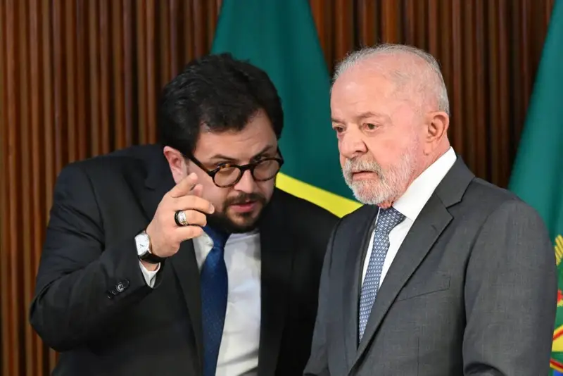 Lula foi obrigado a encarar mais um escândalo envolvendo gente do seu círculo mais próximo: seu ex-chefe de gabinete, Marco Aurélio Santana Ribeiro, o Marcola, recebeu um empréstimo de R$ 249 mil da empresária Roberta Luchsinger, ligada ao lobista conhecido como Careca do INSS, alvo de operação da Polícia Federal por fraudes em benefícios. Em vez de reconhecer a gravidade da situação, Lula disse a aliados que é “normal” todo mundo fazer empréstimo ao longo da vida. Para um presidente que prometeu ética, transparência e “nova política”, a fala soa como tentativa de banalizar um caso que envolve PF, lobista e gente ligada à sua própria família. Quem é o assessor envolvido? Marcola é ex-chefe de gabinete de Lula e integrou a equipe de campanha do petista. Ele só deixou o posto depois que o caso veio a público. Qual a ligação da empresária investigada? Roberta Luchsinger é ligada ao lobista Careca do INSS, um dos principais alvos de operação da PF sobre fraudes em benefícios. Qual a conexão com o filho de Lula? Roberta também é amiga de Fábio Luís Lula da Silva, o Lulinha, que está sendo investigado pela PF por suposto tráfico de influência. Por que esse empréstimo levanta suspeitas? Porque envolve alto valor, pessoa ligada a lobista investigado e proximidade com a família presidencial, em meio a inquéritos da PF. Lula diz defender as investigações sobre Marcola, mas, ao mesmo tempo, tenta enquadrar tudo como algo corriqueiro, quase doméstico. A velha narrativa: quando é com a esquerda, é “empréstimo pessoal”; quando é com a direita, é “escândalo de corrupção” antes mesmo de qualquer apuração. Quem soube do empréstimo antes do escândalo? O próprio Lula admitiu a aliados que sabia do empréstimo dias antes de o caso vir à tona, mas afirma que não sabia quando colocou Marcola na equipe de campanha. Aliados acreditam na versão de Lula? Nem todos. Segundo relatos, aliados do presidente dizem ter sido surpreendidos e duvidam que Lula tenha sido informado com antecedência. Marcola já explicou o que aconteceu? Sim. Depois da reportagem, ele disse que foi um empréstimo pessoal, já quitado, e que não há ilegalidade na operação. Se é tudo tão “normal”, por que o assessor saiu da campanha assim que o caso apareceu? Por que Lula mandou que ele desse explicações públicas? A contradição é evidente: o discurso de normalidade não combina com a reação de emergência dentro do próprio grupo do presidente. Lula também tentou se blindar politicamente dizendo que a direita “historicamente” usa acusações não comprovadas contra a esquerda, citando até Getúlio Vargas e Juscelino Kubitschek. A tática é antiga: transformar qualquer questionamento em perseguição política, mesmo quando a investigação parte da própria Polícia Federal sob seu governo. Lula está protegendo o filho Lulinha? Ele afirma que não. Em entrevista recente, disse que não usará o cargo para proteger o filho e que não haverá privilégios. A PF tem autonomia real hoje? Lula diz que sim, que não pedirá a delegado ou juiz para “não fazer as coisas corretas”. Na prática, porém, a desconfiança cresce quando casos sensíveis envolvem o entorno do presidente. Por que a direita vê hipocrisia aqui? Porque o mesmo campo político que chamava qualquer delação ou suspeita contra adversários de “prova definitiva” agora pede calma, relativiza empréstimos e fala em normalidade, mesmo com PF, lobista e família presidencial no meio. Há tratamento diferente entre direita e esquerda? Na percepção de grande parte do público conservador, sim. Quando o alvo é a direita, a pressão é imediata e implacável; quando envolve o PT, tudo vira “empréstimo pessoal”, “narrativa da direita” ou “acusações sem prova”. Por que esse caso preocupa o Planalto? Porque junta três elementos explosivos: assessor direto de Lula, empresária ligada a lobista investigado e amizade com o filho do presidente, já na mira da PF. Até quando o Brasil vai aceitar que qualquer denúncia envolvendo a esquerda seja tratada como “normal”, “empréstimo pessoal” ou “perseguição histórica”, enquanto a máquina narrativa tenta calar quem questiona? Quem está cansado dessa seletividade? Boa parte da população que viu anos de discursos moralistas do PT desabarem diante de escândalos sucessivos e agora enxerga, de novo, o mesmo roteiro: minimizar, relativizar, culpar a direita e seguir o jogo. O caso Marcola e o empréstimo de R$ 249 mil não são apenas um detalhe contábil na vida de um assessor. Eles expõem, mais uma vez, o abismo entre o que Lula promete em público e o que acontece nos bastidores do poder.